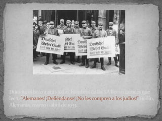 Duranteel boicotanti-judío, hombresde las SA llevancartelesque
leen, "Alemanes! ¡Defiéndanse! ¡No lescomprena los judíos!" Berlín,
Alemania, marzooabrilde 1933.
 