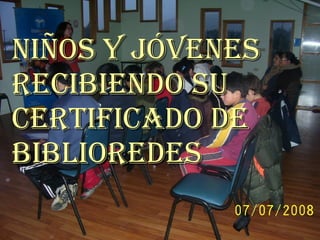 Niños y jóvenes recibiendo su certificado de BiblioRedes 