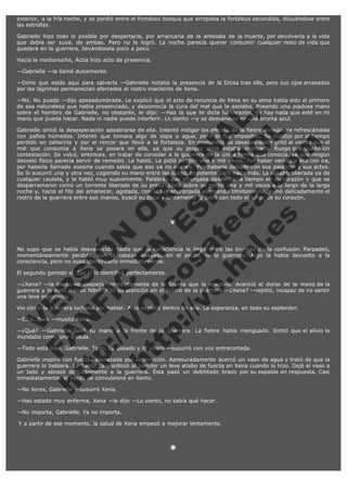 exterior, a la fría noche, y se perdió entre el frondoso bosque que arropaba la fortaleza escondida, diluyéndose entre
las estrellas.
Gabrielle hizo todo lo posible por despertarla, por arrancarla de la antesala de la muerte, por devolverla a la vida
que debía ser suya, de ambas. Pero no lo logró. La noche parecía querer consumir cualquier resto de vida que
quedara en la guerrera, llevándosela poco a poco.
Hacia la medianoche, Actia hizo acto de presencia.
—Gabrielle —la llamó dulcemente.
—Dime que estás aquí para salvarla —Gabrielle notaba la presencia de la Diosa tras ella, pero sus ojos arrasados
por las lágrimas permanecían aferrados al rostro macilento de Xena.

V
FA ER
ht
N SI
tp F Ó
:// IC N
V
ht O E O
tp .c N RI
:// os ES G
vo a P IN
.h te AÑ AL
ol ca O ,
.e .c L
s o
m

—No. No puedo —dijo apesadumbrada. Le explicó que el acto de renuncia de Xena en su alma había sido el primero
de esa naturaleza que había presenciado, y desconocía la cura del mal que la asolaba. Posando una piadosa mano
sobre el hombro de Gabrielle, no obstante, le dijo: —Haz lo que te dicte tu corazón. No hay nada que esté en mi
mano que pueda hacer. Nada ni nadie puede interferir. Lo siento —y se desvaneció en una bruma azul.
Gabrielle sintió la desesperación apoderarse de ella. Intentó mitigar los efectos de la fiebre arrasadora refrescándola
con paños húmedos. Intentó que tomara algo de sopa o agua, pero le fue imposible. Se maldijo por el tiempo
perdido en zaherirla y por el rencor que llevó a la fortaleza. En momentos de desesperación gritó al viento que el
mal que consumía a Xena se posara en ella, ya que su propia alma estaba implicada. Ruego que quedó sin
contestación. Se volcó, entonces, en tratar de consolar a la guerrera de la única forma que conocía, ya que ningún
desvelo físico parecía servir de remedio. Le habló. Le pidió perdón una y mil veces. Por haber venido a ella con ira,
por haberla llamado asesina cuando sabía que eso ya no era así. Por haberle dañado con sus palabras y sus actos.
Se lo susurró una y otra vez, cogiendo su mano entre las suyas, impotente para nada más. La abrazó, liberada ya de
cualquier cautela, y le habló muy suavemente. Palabras que albergaba desde hacía tiempo en su corazón y que se
desparramaron como un torrente liberado de su presa. Lloró sobre su pecho una y mil veces a lo largo de la larga
noche y, hacia el filo del amanecer, agotada, con la luz anaranjada asomando tímidamente, tomó delicadamente el
rostro de la guerrera entre sus manos, buscó su boca y lentamente la besó con todo el amor de su corazón.
 

*

 

No supo que se había desvanecido hasta que la consciencia le llegó entre las brumas de la confusión. Parpadeó,
momentáneamente perdida, con la cabeza apoyada en el pecho de la guerrera. Algo la había devuelto a la
consciencia, pero no supo identificarlo inmediatamente.
El segundo gemido sí. Ese sí lo identificó perfectamente.

—¿Xena? —la bardo se despejó inmediatamente de la bruma que la envolvía. Acarició el dorso de la mano de la
guerrera y lo notó menos febril. Fijó su atención en el rostro de la guerrera —¿Xena? —repitió, incapaz de no sentir
una leve esperanza.
Vio cómo la guerrera luchaba por hablar. Algo explotó dentro de ella. La esperanza, en todo su esplendor.
—Está…bien —musitó Xena.

—¿Qué? —Gabrielle llevó su mano a la frente de la guerrera. La fiebre había menguado. Sintió que el alivio la
inundaba como una oleada.
—Todo está bien, Gabrielle. Todo. Lo pasado y lo vivido —susurró con voz entrecortada.

Gabrielle inspiró con fuerza, atenazada por la emoción. Apresuradamente acercó un vaso de agua y trató de que la
guerrera lo bebiera. La bardo casi sollozó al percibir un leve atisbo de fuerza en Xena cuando lo hizo. Dejó el vaso a
un lado y abrazó delicadamente a la guerrera. Ésta pasó un debilitado brazo por su espalda en respuesta. Casi
inmediatamente, la bardo se convulsionó en llanto.
—No llores, Gabrielle —susurró Xena.

—Has estado muy enferma, Xena —le dijo —Lo siento, no sabía qué hacer.
—No importa, Gabrielle. Ya no importa.
 Y a partir de ese momento, la salud de Xena empezó a mejorar lentamente.
 

*
 

 