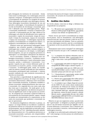 Vanessa H. Burgo, Eduardo F. Ferreira e Letícia J. Storto
pela denegação da instância do enunciado. Assim
como ocorre na debreagem, há a embreagem actancial,
espacial e temporal. A embreagem actancial concerne
à neutralização de oposições na categoria de pessoa.
Toda embreagem pressupõe uma debreagem anterior.
Uma debreagem enunciativa (instalação de um eu)
precede a embreagem. A neutralização da oposição de
eu/ele em benefício do ele denega o enunciado, pois
este é aﬁrmado com uma debreagem prévia. Negar
o enunciado estabelecido é retornar à instância que
o precede e é pressuposta por ele, logo, obtém-se na
embreagem um efeito de identiﬁcação entre sujeito do
enunciado e sujeito da enunciação, tempo do enunciado e tempo da enunciação, espaço do enunciado
e espaço da enunciação. A embreagem espacial diz
respeito a neutralizações na categoria de espaço, e a
temporal a neutralizações na categoria de tempo.
Existem casos que apresentam embreagem homocategórica, que acontece quando a debreagem e a
embreagem que a segue afetam a mesma categoria (a
de pessoa, a do espaço ou a do tempo), e a embreagem
heterocategórica, em que as categorias presentes na
debreagem e na embreagem subseqüente são distintas.
Faz-se necessária, também, a distinção entre embreagem enunciativa e enunciva. A primeira ocorre
quando o termo debreante é tanto enunciativo como
enuncivo, porém, o embreante é enunciativo. A segunda é aquela em que o termo debreante pode ser
enunciativo ou enuncivo, porém, o termo embreante
é enuncivo. A embreagem pode, ainda, ser classiﬁcada em externa, quando produzida por uma instância
enunciativa pressuposta pelo enunciado, e interna,
quando realizada por uma instância enunciativa já
inscrita no enunciado.
Para perceber a especiﬁcidade da signiﬁcação dos
termos designativos de pessoa, de tempo e de espaço é
necessário observarmos a diferença entre enunciadotipo e enunciado-ocorrência. O primeiro considera o
mesmo enunciado, independentemente das vezes que
é enunciado, Já o segundo leva em conta cada uma
das vezes que é enunciado. De modo geral, os elementos do código lingüístico são idênticos do ponto de
vista da signiﬁcação tanto no tipo quanto na ocorrência. As categorias que assumem o papel de indicar as
circunstâncias da enunciação (pessoa, espaço, tempo)
só podem ser interpretadas se a reportarmos ao ato
único da enunciação que produziu o enunciado em
que se apresentam.
Os elementos lingüísticos referentes à pessoa, ao
espaço e ao tempo dividem-se em dêiticos e anafóricos.
Os primeiros referem-se à situação de enunciação, seja
ela pressuposta, seja ela explicitada no texto pelo narrador (pronomes “eu”/“tu”, advérbios/locuções adverbiais, demonstrativos etc.). Os anafóricos pertencem ao
enunciado enunciado e, portanto, são compreendidos
2

em função das marcas de tempo e espaço instalados no
enunciado e de actantes do enunciado anteriormente
mencionados.

5. Análise dos dados
No trecho abaixo, Lula (eu) se dirige a Alckmin (tu),
respondendo sua pergunta:
(1)

“[...] Me parece que o governador não estava no
Brasil em 2003 porque se ele tivesse, ele poderia
começar esse debate me agradecendo [...]”.

Vemos, em (1), que ocorre a neutralização na categoria de pessoa. Tem-se, formalmente, uma debreagem
enunciva (um ele), mas que assume o valor de um tu, já
que Lula está falando com Alckmin. Trata-se, portanto,
de uma embreagem enunciva, pois há a neutralização
da oposição tu/ele em proveito do último membro do
par.
Assinalamos mais outros exemplos2 de embreagem
actancial enunciva em que o ele é utilizado no lugar
do tu:
(2)

“[...] a proposta de reforma tributária está no
Congresso Nacional, aliás, o governador foi comigo e mais vinte e seis governadores entregar
[...]”.

(3)

“[...] o governador não pode se esquecer que na
campanha de 2002 surgiu o dossiê Caymã [...].

(4)

“[...] o governador sabe que em 1989 veio a denúncia prá eu fazer contra o Collor e eu resolvi
não fazer porque prá mim tem que ter prova”.

(5)

“[...] Possivelmente o governador ainda tenha
saudade do tempo da tortura [...]”.

(6)

“[...] Parece que o governador deve olhar para a
cara do povo e dizer um pouco a verdade [...]”.

(7)

“[...] A verdade é que o Bajas Negri foi secretário do CDHU (?), tem cento e duas condenações
provisórias do Tribunal de Contas do Estado
e uma das empresas contratadas é de um senhor chamado Abel que, segundo informações
da imprensa, estava lá para comprar o dossiê.
Mesmo assim, o governador diz que não sabia.
O governador sabe que se tem um brasileiro que
não tinha interesse nisso era eu”.

Observa-se que nos segmentos acima, quando Lula
diz “o governador”, se dirigindo ao próprio governador,
tem-se um ele (termo enuncivo) que signiﬁca um tu.
O termo debreante é enunciativo, mas o elemento que
resta no enunciado é enuncivo, caracterizando, pois, a
embreagem enunciva.
Ao dirigir-se ao adversário pelo substantivo “governador”, Lula emprega a terceira pessoa em substituição à

Os exemplos (1) a (7) referem-se a respostas de Lula às perguntas feitas por Alckmin.

21

 