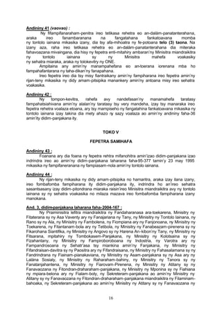 Andininy 41 (vaovao) :
         Ny fifampifanaraham-penitra ireo tetikasa rehetra eo an-dalàm-panatanterahana,
araka       ireo     fanambaranana         na     fangatahana      fankatoavana      momba
ny tontolo iainana mikasika izany, dia tsy afa-mihoatra ny fe-potoana telo (3) taona. Na
izany aza, raha ireo tetikasa rehetra eo an-dalàm-panatanterahana dia miteraka
fahavoazana mivaingana, dia hisy ny fepetra enti-mitahiry ambaran’ny Minisitra miandraikitra
ny        tontolo       iainana      sy        ny      Minisitra     mahefa        voakasiky
ny sehatra miaraka, araka ny tolokevitry ny ONE.
        Ampitaina any amin’ny manampahefana eo an-toerana iorenana mba ho
fampahafantarana ny taha-dikan’ny fanapahana.
        Ireo fepetra ireo dia tsy misy fiantraikany amin’ny fampiharana ireo fepetra amin’ny
rijan-teny mikasika ny didy amam-pitsipika manankery amin’ny antoana misy ireo sehatra
voakasika.

Andininy 42 :
        Ny    tompon-kevitra,    rahefa   avy   nandefasan’ny     manamahefa     taratasy
fampahatsiahivana amin’ny alalan’ny taratasy tsy very mandeha, izay tsy manaraka ireo
fepetra rehetra voalaza etoana, ary tsy mampiseho ny fangatahina fankatoavana mikasika ny
tontolo iainana izay takina dia mety ahazo n sazy voalaza ao amin’ny andininy faha-36
                                              y
amin’ity didim-panjakana ity.


                                          TOKO V

                                   FEPETRA SAMIHAFA

Andininy 43 :
        Foanana ary dia foana ny fepetra rehtra mifanohitra amin’izao didim-panjakana izao
indrindra ireo ao amin’ny didim-panjakana laharana faha-95-377 tamin’y 23 may 1995
mikasika ny fampifaneranana ny fampiasam-nola amin’ny tontolo iainana.

Andininy 44 :
       Ny rijan-teny mikasika ny didy amam-pitsipika no hamaritra, araka izay ilana izany,
ireo fombafomba fampiharana ity didim-panjakana ity, indrindra ho an’ireo sehatra
sasantsasany izay didim-pitondrana miaraka raisin’ireo Minisitra miandraikitra avy ny tontolo
iainana sy ny sehatra voakasika no milaza mazava ireo fombafomba fampiharana izany
manokana.

And. 3, didim-panjakana laharana faha-2004-167 :
        Ny Praiminisitra lefitra miandraikitra ny Fandaharanasa ara-toekarena, Minisitry ny
Fitaterana sy ny Asa Vaventy ary ny Fanajariana ny Tany, ny Minisitry ny Tontolo Iainana, ny
Rano sy ny Ala, ny Minisitry ny Fambolena, ny Fiompiana ary ny Fanjonoana, ny Minisitry ny
Toekarena, ny Fitantanam-bola ary ny Tetibola, ny Minisitry ny Fanabeazam-pirenena sy ny
Fikarohana Siantifika, ny Minisitry ny Angovo sy ny Harena An-kibon’ny Tany, ny Minisitry ny
Fitsarana, mpitahiry ny Tombokasem-Panjakana, ny Minisitry ny Kolotsaina sy ny
Fizahantany, ny Minisitry ny Fampiroboroboana ny Indostria, ny Varotra ary ny
Fampandrosoana ny Sehatr’asa tsy miankina amin’ny Fanjakana, ny Minisitry ny
Fifandraisan-davitra sy ny Paositra ary ny Fifandraisana, ny Minisitry ny Fahasalamana sy ny
Fandrindrana ny Fiainam-pianakaviana, ny Minisitry ny Asam-panjakana sy ny Asa ary ny
Lalàna Sosialy, ny Minisitry ny Raharaham-bahiny, ny Minisitry ny Tanora sy ny
Fanatanjahantena, ny Minisitry ny Fiarovam-Pirenena, ny Minisitry ny Atitany sy ny
Fanavaozana ny Fitondran-draharaham-panjakana, ny Minisitry ny Mponina sy ny Fiahiana
ny mpiara-belona ary ny Fialam-boly, ny Sekreteram-panjakana ao amin’ny Minisitry ny
Atitany sy ny Fanavaozana ny Fitondran-draharaham-panjakana miandraikitra ny Filaminam-
bahoaka, ny Sekreteram-panjakana ao amin’ny Minisitry ny Atitany sy ny Fanavaozana ny


                                             16
 
