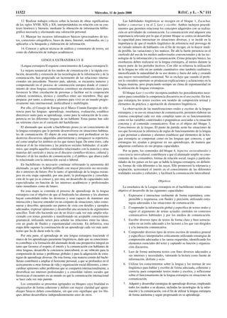 12. Realizar trabajos críticos sobre la lectura de obras significativas
de los siglos XVIII, XIX y XX, interpretándolas en relación con su con-
texto histórico y literario, mediante la obtención de información biblio-
gráfica necesaria y efectuando una valoración personal.
13. Manejar los recursos informáticos básicos (procesadores de tex-
tos, correctores ortográficos, bases de datos, Internet, multimedia, etc.) y
aplicarlos a la búsqueda y elaboración de información.
14. Conocer y aplicar técnicas de análisis y comentario de textos, así
como de elaboración de trabajos académicos.
LENGUA EXTRANJERA I Y II
(Lengua extranjera II requiere conocimientos de Lengua extranjera I).
La mejora sustancial de los medios de comunicación y la rápida evo-
lución, desarrollo y extensión de las tecnologías de la información y de la
comunicación, han propiciado un incremento de las relaciones interna-
cionales sin precedente. Nuestro país, además, se encuentra inmerso y
comprometido en el proceso de construcción europea donde el conoci-
miento de otras lenguas comunitarias constituye un elemento clave para
favorecer la libre circulación de personas y facilitar así la cooperación
cultural, económica, técnica y científica entre sus miembros. Hay que
preparar, por tanto, a alumnas y alumnos para vivir en un mundo progre-
sivamente más internacional, multicultural y multilingüe.
Por ello, el Consejo de Europa en el Marco Común Europeo de refe-
rencia para las lenguas: aprendizaje, enseñanza, evaluación, establece
directrices tanto para su aprendizaje, como para la valoración de la com-
petencia en las diferentes lenguas de un hablante. Estas pautas han sido
un referente clave en el currículo del bachillerato.
El alumnado que accede a bachillerato posee ya un conocimiento de
la lengua extranjera que le permite desenvolverse en situaciones habitua-
les de comunicación. El objeto de esta materia será profundizar en las
destrezas discursivas adquiridas anteriormente y enriquecer su repertorio,
así como ampliar los ámbitos en los que tienen lugar. De entre éstos, cabe
destacar el de las relaciones y las prácticas sociales habituales: el acadé-
mico, que amplía aquellos contenidos relacionados con la materia y otras
materias del currículo e inicia en el discurso científico-técnico, cultural y
literario; el de los medios de comunicación; y el público, que abarca todo
lo relacionado con la interacción social o laboral.
En bachillerato es necesario continuar reforzando la autonomía del
alumnado, ya que se habrán perfilado con mayor precisión sus necesida-
des e intereses de futuro. Por lo tanto, el aprendizaje de la lengua extran-
jera en esta etapa supondrá, por una parte, la prolongación y consolida-
ción de lo que ya se conoce y, por otra, un desarrollo de capacidades más
especializadas en función de los intereses académicos y profesionales
tanto inmediatos como de futuro.
En esta etapa se continúa el proceso de aprendizaje de la lengua
extranjera con el objetivo de que al finalizarla las alumnas y los alumnos
hayan consolidado todas las destrezas y sean capaces de mantener una
interacción y hacerse entender en un conjunto de situaciones, tales como:
narrar y describir, apoyando sus puntos de vista con detalles y ejemplos
adecuados, expresar opiniones y desarrollar una secuencia de argumentos
sencillos. Todo ello haciendo uso de un léxico cada vez más amplio rela-
cionado con temas generales y manifestando un aceptable conocimiento
gramatical, utilizando nexos para señalar las relaciones entre las ideas,
con un grado de fluidez y espontaneidad creciente. En definitiva, esta
etapa debe suponer la continuación de un aprendizaje cada vez más autó-
nomo que ha de durar toda la vida.
Por otra parte, el aprendizaje de una lengua extranjera trasciende el
marco de los aprendizajes puramente lingüísticos, dado que su conocimien-
to contribuye a la formación del alumnado desde una perspectiva integral en
tanto que favorece el respeto, el interés y la comunicación con hablantes de
otras lenguas, desarrolla la conciencia intercultural, es un vehículo para la
comprensión de temas y problemas globales y para la adquisición de estra-
tegias de aprendizaje diversas. De esta forma, esta materia común del bachi-
llerato contribuirá a ampliar el horizonte personal, a que se profundice en el
acercamiento a otras formas de vida y organización social diferentes, a inter-
cambiar opiniones sobre problemas que se comparten internacionalmente, a
diversificar sus intereses profesionales y a consolidar valores sociales que
favorezcan el encuentro en un mundo en que la comunicación internacional
se hace cada vez más patente.
Los contenidos se presentan agrupados en bloques cuya finalidad es
organizarlos de forma coherente y definir con mayor claridad qué apren-
dizajes básicos deben consolidarse, sin que esto signifique que los blo-
ques deban desarrollarse independientemente unos de otros.
Las habilidades lingüísticas se recogen en el bloque 1, Escuchar,
hablar y conversar y en el 2, Leer y escribir. Ambos incluyen procedi-
mientos que permiten relacionar los conceptos adquiridos con su realiza-
ción en actividades de comunicación. La comunicación oral adquiere una
importancia relevante por lo que el primer bloque se centra en desarrollar
la capacidad para interactuar en situaciones diversas, y se incide en la
importancia de que el modelo lingüístico de referencia oral provenga de
un variado número de hablantes con el fin de recoger, en la mayor medi-
da posible, las variaciones y los matices. De ahí la fuerte presencia en el
currículo del uso de los medios audiovisuales convencionales y de las tec-
nologías de la información y la comunicación. Como principio básico, las
enseñanzas deben realizarse en la lengua extranjera, al menos durante la
mayor parte de los períodos lectivos. Con ello se refuerza la utilización
de la lengua no sólo en un sentido cuantitativo sino también cualitativo,
intensificando la naturalidad de su uso dentro y fuera del aula y creando
una mayor verosimilitud contextual. No se excluye que cuando el profe-
sor lo considere oportuno se produzcan explicaciones y aclaraciones en la
lengua materna, pero propiciando siempre un clima de espontaneidad en
la utilización de lenguas extranjeras.
El bloque Leer y escribir incorpora también los procedimientos nece-
sarios para consolidar la competencia discursiva en el uso escrito. En len-
gua extranjera los textos escritos son modelo de composición textual y
elementos de práctica, y aportación de elementos lingüísticos.
La observación de las manifestaciones orales y escritas de la lengua
extranjera, y su uso en situaciones de comunicación, permiten elaborar un
sistema conceptual cada vez más complejo tanto en su funcionamiento
como en las variables contextuales o pragmáticas asociadas a la situación
concreta y al contenido comunicativo. Éste es el objeto del bloque 3,
Conocimiento de la lengua. El punto de partida serán las situaciones de
uso que favorezcan la inferencia de reglas de funcionamiento de la lengua
y que permitan a alumnas y alumnos establecer qué elementos de la len-
gua extranjera se comportan como en las lenguas que conocen, y qué
estrategias les ayudan a progresar en sus aprendizajes, de manera que
adquieran confianza en sus propias capacidades.
Por su parte, los contenidos del bloque 4, Aspectos socioculturales y
consciencia intercultural, contribuyen a que el alumnado amplíe su cono-
cimiento de las costumbres, formas de relación social, rasgos y particula-
ridades de los países en los que se habla la lengua extranjera, en definiti-
va, formas de vida diferentes a las suyas. Ello promoverá la tolerancia y
aceptación, acrecentará el interés en el conocimiento de las diferentes
realidades sociales y culturales, y facilitará la comunicación intercultural.
Objetivos
La enseñanza de la Lengua extranjera en el bachillerato tendrá como
objetivo el desarrollo de las siguientes capacidades:
1. Expresarse e interactuar oralmente de forma espontánea, com-
prensible y respetuosa, con fluidez y precisión, utilizando estra-
tegias adecuadas a las situaciones de comunicación.
2. Comprender la información global y específica de textos orales y
seguir el argumento de temas actuales emitidos en contextos
comunicativos habituales y por los medios de comunicación.
3. Escribir diversos tipos de textos de forma clara y bien estructu-
rados en un estilo adecuado a los lectores a los que van dirigidos
y a la intención comunicativa.
4. Comprender diversos tipos de textos escritos de temática general
y específica e interpretarlos críticamente utilizando estrategias de
comprensión adecuadas a las tareas requeridas, identificando los
elementos esenciales del texto y captando su función y organiza-
ción discursiva.
5. Leer de forma autónoma textos con fines diversos adecuados a
sus intereses y necesidades, valorando la lectura como fuente de
información, disfrute y ocio.
6. Utilizar los conocimientos sobre la lengua y las normas de uso
lingüístico para hablar y escribir de forma adecuada, coherente y
correcta, para comprender textos orales y escritos, y reflexionar
sobre el funcionamiento de la lengua extranjera en situaciones de
comunicación.
7. Adquirir y desarrollar estrategias de aprendizaje diversas, empleando
todos los medios a su alcance, incluidas las tecnologías de la infor-
mación y la comunicación, con el fin de utilizar la lengua extranjera
de forma autónoma y seguir progresando en su aprendizaje.
11322 Miércoles, 11 de junio 2008 B.O.C. y L. - N.º 111
 