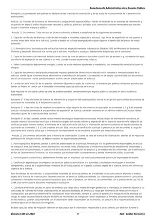 Departamento Administrativo de la Función Pública
Decreto 1469 de 2010 9 EVA - Gestor Normativo
Parágrafo. Los poseedores solo podrán ser titulares de las licencias de construcción y de los actos de reconocimiento de la existencia de
ediﬁcaciones.
Artículo 20. Titulares de la licencia de intervención y ocupación del espacio público. Podrán ser titulares de las licencias de intervención y
ocupación del espacio público las personas naturales o jurídicas, públicas o privadas y los consorcios o uniones temporales que precisen
ocupar o intervenir el espacio público.
Artículo 21. Documentos. Toda solicitud de Licencia urbanística deberá acompañarse de los siguientes documentos:
1. Copia del certiﬁcado de libertad y tradición del inmueble o inmuebles objeto de la solicitud, cuya fecha de expedición no sea superior a
un mes antes de la fecha de la solicitud. Cuando el predio no se haya desenglobado se podrá aportar el certiﬁcado del predio de mayor
extensión.
2. El formulario único nacional para la solicitud de licencias adoptado mediante la Resolución 0984 de 2005 del Ministerio de Ambiente,
Vivienda y Desarrollo Territorial o la norma que la adicione, modiﬁque o sustituya, debidamente diligenciado por el solicitante.
3. Copia del documento de identidad del solicitante cuando se trate de personas naturales o certiﬁcado de existencia y representación legal,
cuya fecha de expedición no sea superior a un mes, cuando se trate de personas jurídicas.
4. Poder o autorización debidamente otorgado, cuando se actúe mediante apoderado o mandatario, con presentación personal de quien lo
otorgue.
5. Copia del documento o declaración privada del impuesto predial del último año en relación con el inmueble o inmuebles objeto de la
solicitud, donde ﬁgure la nomenclatura alfanumérica o identiﬁcación del predio. Este requisito no se exigirá cuando exista otro documento
oﬁcial con base en el cual se pueda establecer la dirección del predio objeto de solicitud.
6. La relación de la dirección de los predios colindantes al proyecto objeto de la solicitud. Se entiende por predios colindantes aquellos que
tienen un lindero en común con el inmueble o inmuebles objeto de solicitud de licencia.
Este requisito no se exigirá cuando se trate de predios rodeados completamente por espacio público o ubicados en zonas rurales no
suburbanas.
Parágrafo 1°. A las solicitudes de licencia de intervención y ocupación del espacio público solo se les exigirá el aporte de los documentos de
que tratan los numerales 3 y 4 del presente artículo.
Parágrafo 2°. A las solicitudes de revalidación solamente se les exigirán los documentos de que tratan los numerales 1, 3 y 4 del presente
artículo, no estarán sometidas al procedimiento de expedición de licencia y deberán resolverse en un término máximo de 30 días hábiles
contados a partir de la radicación de la solicitud.
Parágrafo 3°. En las ciudades, donde existan medios tecnológicos disponibles de consulta virtual o ﬂujos de información electrónica, el
curador urbano o la autoridad municipal o distrital encargada del estudio, trámite y expedición de las licencias estarán en la obligación de
veriﬁcar por estos mismos medios, al momento de la radicación de la solicitud, la información pertinente contenida en los documentos de
que tratan los numerales 1, 3 y 5 del presente artículo. Esta consulta de veriﬁcación sustituye la presentación del documento a cargo del
solicitante de la licencia, salvo que la información correspondiente no se encuentre disponible por medios electrónicos.
Artículo 22. Documentos adicionales para la licencia de urbanización. Cuando se trate de licencia de urbanización, además de los requisitos
previstos en el artículo anterior, se deberán aportar los siguientes documentos:
1. Plano topográﬁco del predio, predios o parte del predio objeto de la solicitud, ﬁrmado por el o los profesionales responsables, en el cual
se indique el área, los linderos y todas las reservas, secciones viales, afectaciones y limitaciones urbanísticas debidamente amojonadas y
con indicación de coordenadas, el cual servirá de base para la presentación del proyecto y será elaborado de conformidad con lo deﬁnido en
el Plan de Ordenamiento Territorial, los instrumentos que lo desarrollen y complementen y demás información pública disponible.
2. Plano de proyecto urbanístico, debidamente ﬁrmado por un arquitecto con matrícula profesional quien es el responsable del diseño.
3. Certiﬁcación expedida por las empresas de servicios públicos domiciliarios o la autoridad o autoridades municipales o distritales
competentes, acerca de la disponibilidad inmediata de servicios públicos en el predio o predios objeto de la licencia, dentro del término de
vigencia de la licencia.
Para los efectos de este decreto, la disponibilidad inmediata de servicios públicos es la viabilidad técnica de conectar el predio o predios
objeto de la licencia de urbanización a las redes matrices de servicios públicos existentes. Los urbanizadores podrán asumir el costo de las
conexiones a las redes matrices que sean necesarias para dotar al proyecto con servicios, de conformidad con lo previsto en la Ley 142 de
1994 y las normas que la adicionen, modiﬁquen o sustituyan.
4. Cuando el predio esté ubicado en zonas de amenaza y/o riesgo alto y medio de origen geotécnico o hidrológico, se deberán adjuntar a las
solicitudes de licencias de nuevas urbanizaciones los estudios detallados de amenaza y riesgo por fenómenos de remoción en masa e
inundaciones, que permitan determinar la viabilidad del futuro desarrollo, siempre y cuando se garantice la mitigación de la amenaza y/o
riesgo. En estos estudios deberá incluirse el diseño de las medidas de mitigación y serán elaborados y ﬁrmados por profesionales idóneos
en las materias, quienes conjuntamente con el urbanizador serán responsables de los mismos, sin perjuicio de la responsabilidad por la
correcta ejecución de las obras de mitigación.
En todo caso, las obras de mitigación deberán ser ejecutadas por el urbanizador responsable o, en su defecto, por el titular durante la
 