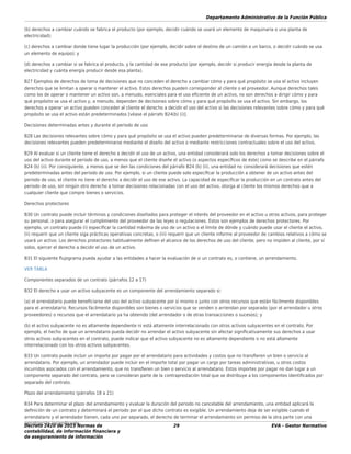 Departamento Administrativo de la Función Pública
Decreto 2420 de 2015 Normas de
contabilidad, de información ﬁnanciera y
de aseguramiento de información
29 EVA - Gestor Normativo
(b) derechos a cambiar cuándo se fabrica el producto (por ejemplo, decidir cuándo se usará un elemento de maquinaria o una planta de
electricidad);
(c) derechos a cambiar donde tiene lugar la producción (por ejemplo, decidir sobre el destino de un camión o un barco, o decidir cuándo se usa
un elemento de equipo); y
(d) derechos a cambiar si se fabrica el producto, y la cantidad de ese producto (por ejemplo, decidir si producir energía desde la planta de
electricidad y cuánta energía producir desde esa planta).
B27 Ejemplos de derechos de toma de decisiones que no conceden el derecho a cambiar cómo y para qué propósito se usa el activo incluyen
derechos que se limitan a operar o mantener el activo. Estos derechos pueden corresponder al cliente o el proveedor. Aunque derechos tales
como los de operar o mantener un activo son, a menudo, esenciales para el uso eﬁciente de un activo, no son derechos a dirigir cómo y para
qué propósito se usa el activo y, a menudo, dependen de decisiones sobre cómo y para qué propósito se usa el activo. Sin embargo, los
derechos a operar un activo pueden conceder al cliente el derecho a decidir el uso del activo si las decisiones relevantes sobre cómo y para qué
propósito se usa el activo están predeterminados [véase el párrafo B24(b) (i)].
Decisiones determinadas antes y durante el periodo de uso
B28 Las decisiones relevantes sobre cómo y para qué propósito se usa el activo pueden predeterminarse de diversas formas. Por ejemplo, las
decisiones relevantes pueden predeterminarse mediante el diseño del activo o mediante restricciones contractuales sobre el uso del activo.
B29 Al evaluar si un cliente tiene el derecho a decidir el uso de un activo, una entidad considerará solo los derechos a tomar decisiones sobre el
uso del activo durante el periodo de uso, a menos que el cliente diseñe el activo (o aspectos especíﬁcos de éste) como se describe en el párrafo
B24 (b) (ii). Por consiguiente, a menos que se den las condiciones del párrafo B24 (b) (ii), una entidad no considerará decisiones que estén
predeterminadas antes del periodo de uso. Por ejemplo, si un cliente puede solo especiﬁcar la producción a obtener de un activo antes del
periodo de uso, el cliente no tiene el derecho a decidir el uso de ese activo. La capacidad de especiﬁcar la producción en un contrato antes del
periodo de uso, sin ningún otro derecho a tomar decisiones relacionadas con el uso del activo, otorga al cliente los mismos derechos que a
cualquier cliente que compre bienes o servicios.
Derechos protectores
B30 Un contrato puede incluir términos y condiciones diseñados para proteger el interés del proveedor en el activo u otros activos, para proteger
su personal, o para asegurar el cumplimiento del proveedor de las leyes o regulaciones. Estos son ejemplos de derechos protectores. Por
ejemplo, un contrato puede (i) especiﬁcar la cantidad máxima de uso de un activo o el límite de dónde y cuándo puede usar el cliente el activo,
(ii) requerir que un cliente siga prácticas operativas concretas, o (iii) requerir que un cliente informe al proveedor de cambios relativos a cómo se
usará un activo. Los derechos protectores habitualmente deﬁnen el alcance de los derechos de uso del cliente, pero no impiden al cliente, por sí
solos, ejercer el derecho a decidir el uso de un activo.
B31 El siguiente ﬂujograma pueda ayudar a las entidades a hacer la evaluación de si un contrato es, o contiene, un arrendamiento.
VER TABLA
Componentes separados de un contrato (párrafos 12 a 17)
B32 El derecho a usar un activo subyacente es un componente del arrendamiento separado si:
(a) el arrendatario puede beneﬁciarse del uso del activo subyacente por sí mismo o junto con otros recursos que están fácilmente disponibles
para el arrendatario. Recursos fácilmente disponibles son bienes o servicios que se venden o arriendan por separado (por el arrendador u otros
proveedores) o recursos que el arrendatario ya ha obtenido (del arrendador o de otras transacciones o sucesos); y
(b) el activo subyacente no es altamente dependiente ni está altamente interrelacionado con otros activos subyacentes en el contrato. Por
ejemplo, el hecho de que un arrendatario pueda decidir no arrendar el activo subyacente sin afectar signiﬁcativamente sus derechos a usar
otros activos subyacentes en el contrato, puede indicar que el activo subyacente no es altamente dependiente o no está altamente
interrelacionado con los otros activos subyacentes.
B33 Un contrato puede incluir un importe por pagar por el arrendatario para actividades y costos que no transﬁeren un bien o servicio al
arrendatario. Por ejemplo, un arrendador puede incluir en el importe total por pagar un cargo por tareas administrativas, u otros costos
incurridos asociados con el arrendamiento, que no transﬁeren un bien o servicio al arrendatario. Estos importes por pagar no dan lugar a un
componente separado del contrato, pero se consideran parte de la contraprestación total que se distribuye a los componentes identiﬁcados por
separado del contrato.
Plazo del arrendamiento (párrafos 18 a 21)
B34 Para determinar el plazo del arrendamiento y evaluar la duración del periodo no cancelable del arrendamiento, una entidad aplicará la
deﬁnición de un contrato y determinará el periodo por el que dicho contrato es exigible. Un arrendamiento deja de ser exigible cuando el
arrendatario y el arrendador tienen, cada uno por separado, el derecho de terminar el arrendamiento sin permiso de la otra parte con una
penalización insigniﬁcante.
 