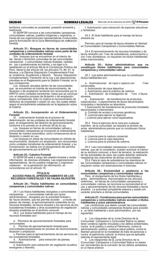 Miércoles 30 de setiembre de 2015 / El Peruano562640 NORMAS LEGALES
territorios comunales en propiedad, posesión ancestral y
tradicional.
El SERFOR convoca a las comunidades campesinas,
comunidades nativas, pueblos indígenas u originarios, a
través de sus organizaciones representativas involucradas,
para la formulación de la Guía Metodológica de zonif cación
forestal.
Artículo 21.- Bosques en tierras de comunidades
campesinas y comunidades nativas como parte de las
unidades de ordenamiento forestal
Son bosques que se encuentran en el interior de
las tierras o territorios comunales de las comunidades
campesinas y comunidades nativas tituladas, cedidas
en uso o posesionarias en trámite, y se rigen a lo
establecido en el artículo 89 de la Constitución Política del
Perú, literal e) del artículo 28, los artículos 75, 66, 91, la
Novena y la Décima Disposición Complementaria Final,
la Undécima, Duodécima y Décimo Tercera Disposición
Complementaria Transitoria de la Ley y las disposiciones
previstas en el Reglamento para la Gestión Forestal, en lo
que corresponda.
Los bosques ubicados dentro de las comunidades
que se encuentren en trámite de reconocimiento, de
titulación o de ampliación territorial son reconocidos por la
ARFFS como unidades transitorias, hasta que se concluya
con el respectivo proceso de titulación o de ampliación,
según corresponda. Esto no implica el reconocimiento de
derechos de propiedad o cesión en uso, los cuales deben
seguir el procedimiento establecido en la legislación sobre
la materia.
Artículo 22.- Incorporación en el Ordenamiento
Forestal
El ordenamiento forestal es el proceso de
determinación de las unidades de ordenamiento forestal
para el otorgamiento del derecho de aprovechamiento,
conforme a lo previsto en el artículo 28 de la Ley.
Los bosques en tierras de comunidades nativas y
comunidades campesinas se incorporan al ordenamiento
forestal de manera automática, como consecuencia de la
titulación o cesión en uso.
Los bosques en áreas de comunidades en trámite de
reconocimiento, titulación y/o ampliación, son reconocidas
como unidades transitorias de ordenamiento forestal, y su
incorporación se realiza con el otorgamiento del permiso
de aprovechamiento por la ARFFS.
Artículo 23.- Catastro Forestal
El SERFOR está a cargo del catastro forestal y recibe
información de diversas entidades. Las organizaciones
representativas de los pueblos indígenas u originarios
colaboran en la generación de información, en
concordancia con el artículo 18.
TÍTULO IV
ACCESO PARA EL APROVECHAMIENTO DE LOS
RECURSOS FORESTALES Y DE FAUNA SILVESTRE
Artículo 24.- Títulos habilitantes en comunidades
campesinas y comunidades nativas
24.1 Los títulos habilitantes otorgados a comunidades
campesinas y comunidades nativas son actos
administrativos otorgados por la autoridad forestal y
de fauna silvestre, que les permite acceder , a través de
planes de manejo, al aprovechamiento sostenible de los
recursos forestales, de fauna silvestre y los servicios de los
ecosistemas forestales y otros ecosistemas de vegetación
silvestre existentes en el territorio comunal.
24.2 Los títulos habilitantes para el manejo de los
recursos forestales son:
a. Permisos de aprovechamiento forestales para
comunidades.
b. Permiso de aprovechamiento forestal para
comunidades posesionarias en proceso de reconocimiento,
titulación o ampliación.
c. Permiso para el aprovechamiento de los servicios de
los ecosistemas forestales.
d. Autorizaciones para extracción de plantas
medicinales.
e. Autorización para extracción de vegetación acuática
emergente o ribereña.
f. Autorización para extracción de especies arbustivas
y herbáceas.
24.3 El título habilitante para el manejo de fauna
silvestre es:
Permiso para el manejo de fauna silvestre en libertad
en Comunidades Campesinas o Comunidades Nativas.
24.4 El aprovechamiento de recursos forestales y de
fauna silvestre con f nes de subsistencia, autoconsumo y
con f nes domésticos, no requieren los títulos habilitantes
antes mencionados.
Artículo 25.- Actos administrativos que no
constituyen títulos habilitantes para comunidades
campesinas y comunidades nativas
25.1 Los actos administrativos que no constituyen
títulos habilitantes son:
a. Autorizaciones de caza o captura con f nes
comerciales.
b. Autorización de caza deportiva.
c. Autorización para la práctica de cetrería.
d. Autorización de investigación de f ora o fauna
silvestre.
e. Autorización de transferencia de productos,
subproductos o especímenes de fauna decomisados,
incautados o declarados en abandono.
f. Autorización de transferencia de productos forestales
decomisados o intervenidos.
g. Contrato de acceso a recursos genéticos.
h. Licencia para ejercer la regencia.
i. Licencia para ejercer como especialista.
25.2 Para el ejercicio de la caza por cualquier
miembro de la comunidad, se requiere la emisión de
actos administrativos previos que no constituyen títulos
habilitantes:
a. Licencia para la captura comercial.
b. Licencia para la caza deportiva.
c. Licencia para la práctica de cetrería.
25.3 Las comunidades campesinas o comunidades
nativas, que así lo consideren, pueden autorizar al interior
de su territorio comunal, a favor de terceros, la realización
de las actividades de caza, las cuales deberán realizarse
respetando las costumbres de dichas comunidades.
25.4 Para la caza de subsistencia los miembros de
las comunidades campesinas o comunidades nativas no
requieren contar con autorizaciones ni licencias.
Artículo 26.- Exclusividad y asistencia a las
comunidades campesinas y comunidades nativas
Para el otorgamiento de los títulos habilitantes y
actos administrativos, mencionados en los artículos
anteriores, en tierras de comunidades campesinas y
comunidades nativas, se reconoce su exclusividad en el
uso y aprovechamiento de los recursos forestales y fauna
silvestre. La autoridad competente asesora y asiste con
carácter prioritario a dichas comunidades.
Artículo 27.- Condiciones para que las comunidades
campesinas y comunidades nativas accedan a títulos
habilitantes y actos administrativos
Las condiciones que deben cumplir las comunidades
nativas y comunidades campesinas titulares para acceder
a un título habilitante o acto administrativo, son las
siguientes:
a. Los integrantes de la Junta Directiva de la
Comunidad Campesina o Comunidad Nativa no deben
tener condena vigente vinculada a los delitos ambientales,
contra la fe pública o contra el Patrimonio, contra la
administración pública, contra la salud pública, contra la
libertad personal en la modalidad de trata de personas o
contra el patrimonio cultural, la misma que es aplicable
además al representante legal.
b. Los integrantes de la Junta Directiva de la
Comunidad Campesina o Comunidad Nativa no deben
ser reincidentes de la comisión de los delitos señalados
en el literal anterior.
 