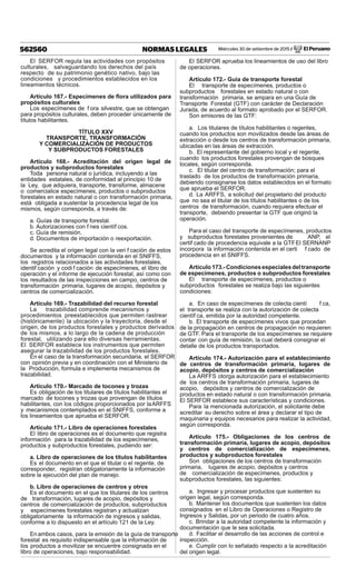 Miércoles 30 de setiembre de 2015 / El Peruano562560 NORMAS LEGALES
El SERFOR regula las actividades con propósitos
culturales, salvaguardando los derechos del país
respecto de su patrimonio genético nativo, bajo las
condiciones y procedimientos establecidos en los
lineamientos técnicos.
Artículo 167.- Especímenes de ﬂora utilizados para
propósitos culturales
Los especímenes de f ora silvestre, que se obtengan
para propósitos culturales, deben proceder únicamente de
títulos habilitantes.
TÍTULO XXV
TRANSPORTE, TRANSFORMACIÓN
Y COMERCIALIZACIÓN DE PRODUCTOS
Y SUBPRODUCTOS FORESTALES
Artículo 168.- Acreditación del origen legal de
productos y subproductos forestales
Toda persona natural o jurídica, incluyendo a las
entidades estatales, de conformidad al principio 10 de
la Ley, que adquiera, transporte, transforme, almacene
o comercialice especímenes, productos o subproductos
forestales en estado natural o con transformación primaria,
está obligada a sustentar la procedencia legal de los
mismos, según corresponda, a través de:
a. Guías de transporte forestal.
b. Autorizaciones con f nes científ cos.
c. Guía de remisión.
d. Documentos de importación o reexportación.
Se acredita el origen legal con la veri f cación de estos
documentos y la información contenida en el SNIFFS,
los registros relacionados a las actividades forestales,
identif cación y codi f cación de especímenes, el libro de
operación y el informe de ejecución forestal, así como con
los resultados de las inspecciones en campo, centros de
transformación primaria, lugares de acopio, depósitos y
centros de comercialización.
Artículo 169.- Trazabilidad del recurso forestal
La trazabilidad comprende mecanismos y
procedimientos preestablecidos que permiten rastrear
(históricamente) la ubicación y la trayectoria, desde el
origen, de los productos forestales y productos derivados
de los mismos, a lo largo de la cadena de producción
forestal, utilizando para ello diversas herramientas.
El SERFOR establece los instrumentos que permiten
asegurar la trazabilidad de los productos forestales.
En el caso de la transformación secundaria, el SERFOR
con opinión previa y en coordinación con el Ministerio de
la Producción, formula e implementa mecanismos de
trazabilidad.
Artículo 170.- Marcado de tocones y trozas
Es obligación de los titulares de títulos habilitantes el
marcado de tocones y trozas que provengan de títulos
habilitantes, con los códigos proporcionados por laARFFS
y mecanismos contemplados en el SNIFFS, conforme a
los lineamientos que aprueba el SERFOR.
Artículo 171.- Libro de operaciones forestales
El libro de operaciones es el documento que registra
información para la trazabilidad de los especímenes,
productos y subproductos forestales, pudiendo ser:
a. Libro de operaciones de los títulos habilitantes
Es el documento en el que el titular o el regente, de
corresponder, registran obligatoriamente la información
sobre la ejecución del plan de manejo.
b. Libro de operaciones de centros y otros
Es el documento en el que los titulares de los centros
de transformación, lugares de acopio, depósitos y
centros de comercialización de productos, subproductos
y especímenes forestales registran y actualizan
obligatoriamente la información de ingresos y salidas,
conforme a lo dispuesto en el artículo 121 de la Ley.
Enambos casos, para la emisión de la guía de transporte
forestal es requisito indispensable que la información de
los productos a movilizar se encuentre consignada en el
libro de operaciones, bajo responsabilidad.
El SERFOR aprueba los lineamientos de uso del libro
de operaciones.
Artículo 172.- Guía de transporte forestal
El transporte de especímenes, productos o
subproductos forestales en estado natural o con
transformación primaria, se ampara en una Guía de
Transporte Forestal (GTF) con carácter de Declaración
Jurada, de acuerdo al formato aprobado por el SERFOR.
Son emisores de las GTF:
a. Los titulares de títulos habilitantes o regentes,
cuando los productos son movilizados desde las áreas de
extracción o desde los centros de transformación primaria,
ubicadas en las áreas de extracción.
b. El representante del gobierno local y el regente,
cuando los productos forestales provengan de bosques
locales, según corresponda.
c. El titular del centro de transformación; para el
traslado de los productos de transformación primaria,
debiendo consignarse los datos establecidos en el formato
que aprueba el SERFOR.
d. La ARFFS, a solicitud del propietario del producto
que no sea el titular de los títulos habilitantes o de los
centros de transformación, cuando requiera efectuar el
transporte, debiendo presentar la GTF que originó la
operación.
Para el caso del transporte de especímenes, productos
y subproductos forestales provenientes de ANP, el
certif cado de procedencia equivale a la GTF. El SERNANP
incorpora la información contenida en el certi f cado de
procedencia en el SNIFFS.
Artículo173.-Condicionesespecialesdeltransporte
de especímenes, productos o subproductos forestales
El transporte de especímenes, productos o
subproductos forestales se realiza bajo las siguientes
condiciones:
a. En caso de especímenes de colecta cientí f ca,
el transporte se realiza con la autorización de colecta
científ ca, emitida por la autoridad competente.
b. El transporte de especímenes vivos que procedan
de la propagación en centros de propagación no requieren
de GTF. Para el transporte de los especímenes se requiere
contar con guía de remisión, la cual deberá consignar el
detalle de los productos transportados.
Artículo 174.- Autorización para el establecimiento
de centros de transformación primaria, lugares de
acopio, depósitos y centros de comercialización
La ARFFS otorga autorización para el establecimiento
de los centros de transformación primaria, lugares de
acopio, depósitos y centros de comercialización de
productos en estado natural o con transformación primaria.
El SERFOR establece sus características y condiciones.
Para la mencionada autorización, el solicitante debe
acreditar su derecho sobre el área y declarar el tipo de
maquinaria y equipos necesarios para realizar la actividad,
según corresponda.
Artículo 175.- Obligaciones de los centros de
transformación primaria, lugares de acopio, depósitos
y centros de comercialización de especímenes,
productos y subproductos forestales
Son obligaciones de los centros de transformación
primaria, lugares de acopio, depósitos y centros
de comercialización de especímenes, productos y
subproductos forestales, las siguientes:
a. Ingresar y procesar productos que sustenten su
origen legal, según corresponda.
b. Mantener los documentos que sustenten los datos
consignados en el Libro de Operaciones o Registro de
Ingresos y Salidas, por un periodo de cuatro años.
c. Brindar a la autoridad competente la información y
documentación que le sea solicitada.
d. Facilitar el desarrollo de las acciones de control e
inspección.
e. Cumplir con lo señalado respecto a la acreditación
del origen legal.
 