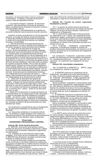Miércoles 30 de setiembre de 2015 / El Peruano562600 NORMAS LEGALES
educativas de educación básica o técnico productiva,
universidades o institutos y escuelas de educación
superior, todas las siguientes acciones:
• Un programa Integral y sostenido, de educación
ambiental para estudiantes y docentes de educación
básica, considerando los enfoques de derechos humanos,
interculturalidad y género.
• Capacitación y acompañamiento en la gestión en
educación ambiental, para el personal docente y directivo.
Asimismo, el titular se benef ciará con 5% de descuento
adicional en el pago del derecho de aprovechamiento
si desarrolla prácticas preprofesionales de estudiantes,
a través de la suscripción de convenios con institutos,
escuelas y universidades.
c. 25% de descuento en el pago del derecho de
aprovechamiento, en caso el área del título habilitante se
encuentre ubicada en zonas prioritarias para el Estado.
d. Hasta 30% de descuento en el pago del
derecho de aprovechamiento por proyectos integrales,
considerando que la transformación se realice en centro
de transformación de propiedad del titular del título
habilitante o de propiedad de uno de los integrantes de la
persona jurídica (si el titular fuera una persona jurídica), o
de propiedad de uno de los integrantes del consorcio (si el
titular fuera un consorcio) o con contrato de gestión a favor
del titular del título habilitante. Dicho descuento se efectúa
de acuerdo al siguiente detalle: 15% en caso de realizar
transformación primaria en el área del título habilitante o
centro poblado aledaño; 8% en caso ésta se realice fuera
de dicho ámbito pero dentro del ámbito regional; 10% en
caso de realizar sólo transformación secundaria, tomando
servicios de terceros para la transformación primaria y
con independencia de la ubicación del centro; y , 30% si
realiza tanto transformación primaria como secundaria,
con independencia de la ubicación de los centros.
e. Hasta 35% de descuento del derecho de
aprovechamiento por esquemas de certi f cación de fauna
silvestre, adopción de buenas prácticas debidamente
certif cadas, certif caciones de origen legal u otras, y 20%
adicional en caso de su mantención más allá del quinto
año. Por la emisión de informe de evaluación de su área
por la empresa certi f cadora, recibe 5% de descuento
hasta por un año.
f. Hasta 20% de descuento en el pago del derecho de
aprovechamiento por el manejo diversi f cado del bosque
y según la naturaleza del título habilitante lo considere
factible: Uso diversi f cado de especies forestales no
maderables, fauna silvestre y realización de actividades
de ecoturismo, debiendo pagar el monto que corresponda
por concepto de derecho de aprovechamiento por cada
actividad que realice.
Las condiciones y procedimientos para el otorgamiento
de los descuentos señalados son aprobados por el
SERFOR.
Los descuentos señalados en el presente artículo
son acumulativos y puede otorgarse como máximo un
descuentode hasta el 70% del derecho de aprovechamiento
correspondiente al año afectado, según corresponda.
TÍTULO XXIII
SUPERVISIÓN, FISCALIZACIÓN Y CONTROL
Artículo 180.- Punto focal de denuncias
El SERFOR, como punto focal nacional, recibe y
canaliza las denuncias vinculadas a infracciones y delitos
en materia de fauna silvestre, realizando el seguimiento
correspondiente.
Las entidades de la administración pública están
obligadas, en el marco de sus competencias, a brindar
al SERFOR toda información vinculada a las denuncias
recibidas en materia de fauna silvestre.
En el caso de denuncias y quejas que se presenten
contra funcionarios o servidores públicos de instituciones
que ejercen competencias en materia de fauna silvestre, el
SERFOR las tramita y canaliza de acuerdo con las normas
y procedimientos correspondientes.
El SERFOR publica, conduce y actualiza la base de
datos de denuncias por infracciones administrativas y
delitos presentados a nivel nacional, que incluye el estado
del trámite y los resultados de cada proceso, sobre la
base de la información remitida mensualmente por las
autoridades a cargo de los procedimientos y procesos.
Artículo 181.- Función de control, supervisión,
ﬁscalización y sanción
181.1 La función de control involucra acciones de
vigilancia, monitoreo e intervención de carácter permanente
respecto del recurso de fauna silvestre, conforme a lo
establecido en el Reglamento.
181.2 La función de supervisión involucra acciones
de seguimiento y veri f cación del cumplimiento de las
obligaciones legales, contractuales y técnicas derivadas
de los actos administrativos tales como títulos habilitantes,
mandato o resolución expedida por las autoridades
competentes en relación a las actividades previstas en el
artículo 3 de la Ley.
181.3 La función f scalizadora y sancionadora
comprende la facultad de investigar la comisión de
posibles infracciones administrativas, de intervenir y la de
imponer sanciones por el incumplimiento de la legislación
de fauna silvestre.
Las acciones de f scalización, supervisión y control
pueden ser efectuadas por las autoridades competentes
sin necesidad de previa noti f cación, para veri f car o
supervisar el cumplimiento de la legislación de fauna
silvestre.
Artículo 182.- Autoridades competentes
182.1 El SERFOR, el OSINFOR y la ARFFS, según
sus competencias, realizan lo siguiente:
a. El SERFOR supervisa el cumplimiento de las
obligaciones derivadas de los actos administrativos a
su cargo, incluyendo aquellos que dicta en su calidad
de Autoridad Administrativa CITES, respetando las
competencias de supervisión del OSINFOR sobre los
títulos habilitantes.
Ejerce la potestad f scalizadora y sancionadora sobre
los exportadores, importadores, reexportadores, titulares
de otros derechos distintos a los títulos habilitantes y
titulares de contratos de acceso a los recursos genéticos,
ante el incumplimiento de las disposiciones establecidas
en dichos actos así como lo dispuesto en el artículo 14
de la Ley.
b. El OSINFOR supervisa el cumplimiento de las
obligaciones legales, contractuales o técnicas contenidas
en los títulos habilitantes y en los planes de manejo
aprobados, así como los mandatos y disposiciones
emitidas en el marco de sus competencias.
Ejerce la potestad f scalizadora y sancionadora sobre
los titulares de los títulos habilitantes, siempre que la
conducta infractora haya sido realizada incumpliendo las
condiciones previstas en el título otorgado, los planes de
manejo u otros documentos de gestión vinculados a dicho
título.
c. La ARFFS ejerce la función de control del recurso
de fauna silvestre y supervisa el cumplimiento de las
obligaciones legales, administrativas o técnicas contenidas
en los actos administrativos a su cargo, distintos a los
títulos habilitantes y los planes de manejo aprobados en el
ámbito de su competencia territorial.
Ejercela potestadf scalizadoray sancionadora respecto
al incumplimiento de las disposiciones establecidas en
dichos actos y como consecuencia del ejercicio de su
función de control.
182.2 Para determinar el origen legal de especímenes,
productos o sub productos de fauna silvestre, el personal
del SERFOR y de la ARFFS, en cumplimiento de sus
funciones, puede recabar la información, documentación
necesaria y acceder a las instalaciones de:
a. Las áreas donde se han otorgado títulos habilitantes
reconocidos en la Ley y el Reglamento.
b. Centros de cría de fauna silvestre.
c. Centros de transformación, lugares de acopio,
depósitos y centros de comercialización de especímenes,
productos y subproductos de fauna silvestre.
d. Aduanas y terminales terrestres, aéreos, marítimos,
f uviales y lacustres donde funcionen depósitos de
 