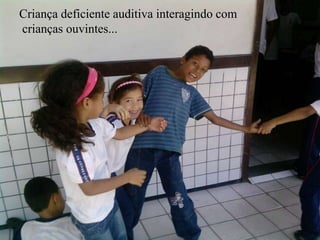 Criança deficiente auditiva interagindo com crianças ouvintes...