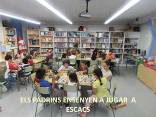 ELS PADRINS ENSENYEN A JUGAR A
             ESCACS
 