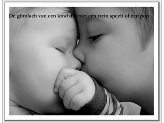 De glimlach van een kind dat met een trein speelt of een pop 