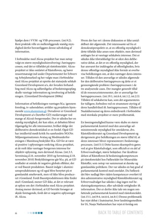 hjælpe dem i VVM- og VSB-processen. (int.9:2).
Rent praktisk ville en mellemliggende statslig myndighed derfor besværliggøre denne udveksling af
information.
I forbindelse med Alcoa-projektet har man netop
valgt en større myndighedsinvolvering i høringsprocessen, end det er tilfældet på råstofområdet. Alcoaprojektet er ikke omfattet af Råstofloven, og hører
ressortmæssigt ind under Departementet for Erhverv
og Arbejdsmarked og her valgte man i forbindelse
med Alcoa-projektet at oprette det statsejede selskab
Greenland Development a/s, der foruden forhandling med Alcoa og udfærdigelse af beslutningsoplæg
skulle varetage information og involvering af befolkningen. (Greenland Development 2008a)
Information af befolkningen varetages bl.a. igennem
foredrag, tv-udsendelser, artikler og projektets hjemmeside www.aluminium.gl. Derudover er Greenland
Development a/s (herefter GD) medarrangør ved
mange af Alcoa’s borgermøder. Der er således her en
statslig myndighed, der kan sikre, at debatten bliver
tilgængelig for alle interessenter, hvilket ifølge det
deliberative demokratiideal er en fordel. Også GD
har imidlertid mødt kritik fra samfundets NGO’er.
Miljøorganisationen Avataq og Modstanderforeningen i Maniitsoq beskylder bl.a. GD for at være
så positive i oplysningen omkring Alcoa-projektet,
at de reelt ikke varetager borgernes interesse for
objektiv oplysning, men derimod Alcoas. (int.3:3,
Sermitsiaq d.16. november 2010 og Sermitsiaq d.18.
november 2010) Beskyldningerne går bl.a. på, at GD
undlader at omtale de negative globale effekter, der
er ved Bauxit produktion. Bauxit indgår i aluminiumsproduktionen og vil også blive benyttet på et
grønlandsk smelteværk, men vil ikke blive produceret i Grønland. Fordi Bauxitproduktionen ikke finder
sted i Grønland, mener GD ikke, at det er relevant
at oplyse om det i forbindelse med Alcoa-projektet.
Avataq mener derimod, at GD bevidst forsøger at
skjule foretagende, fordi det er negative oplysninger
ift. Alcoa.

44

Hvem der har ret i denne diskussion er ikke umiddelbart det afgørende. Det interessante ud fra et
demokratiperspektiv er, at en offentlig myndighed i
dette tilfælde ikke anses som objektiv, men derimod
anklages for at varetage selskabets interesse. Det er
således ikke tilstrækkeligt for at sikre den deliberative debat, at det er en offentlig myndighed, der
har ansvaret for inddragelse af offentligheden, hvis
denne offentlige myndighed ikke formår at overbevise befolkningen om, at den varetager deres interesser. Tilliden til den ansvarlige er således afgørende
for den deliberative høringsproces og dette er et
gennemgående problem i høringsprocessen i de
tre analyserede cases. Der mangler generelt tillid
til de ressourceinteressenter, der er ansvarlige for
høringsprocessen. (int.19:1, int.6:4, int.1:2, int.2:3)
Tilliden til selskaberne kan, som det argumenteres
for tidligere, forbedres ved en strammere styring af
deres handlefrihed ift. høringsprocessen. Tilliden til
Naalakkersuisut og deres embedsværk i forbindelse
med storskala-projekter er mere problematisk.
En løsningsmulighed kunne være skabe en større
parlamentarisk kontrol med den ansvarlige administrerende myndighed for områderne, dvs.
Råstofdirektoratet og Greenland Development og
derigennem give befolkningen en større tillid til, at
deres interesser bliver repræsenteret i beslutningsprocessen. (int15:1) Dette kunne eksempelvis gøres
ved at give Råstofudvalget, som officielt er en del af
Erhvervsudvalget, større beføjelser. Før ikrafttrædelsen af Råstofloven lå beslutningskompetencen
på råstofområdet hos Fællesrådet for Mineralske
Råstoffer, som netop var sammensat at danske og
grønlandske politikere. Der var således en høj grad af
parlamentarisk kontrol med området. Da Fællesrådet blev nedlagt blev rådets kompetencer overført til
den administrative myndighed Råstofdirektoratet og
Erhvervsudvalget har således i dag ingen reel beslutningskompetence, eller udvidede rettigheder ift.
information. Der er derfor ikke tale om nogen omfattende parlamentarisk kontrol med råstofområdet.
(int.15:1, int19:4, int.6:4, int.8:1) Denne problematik
har rejst debat i Inatsisartut, hvor landstingsmedlem
for IA, Naaja Nathanielsen har rejst et forslag om

Back to table of contents

 