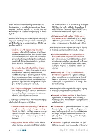 bliver debatkulturen ofte en begrænsende faktor,
fordi debatten er meget lidt kompromis- og dialogsøgende. I analysen peges der på en række tiltag, der
kan bidrage til at forbedre den lige adgang til offentligheden.
Følgende anbefalinger til forbedring af befolkningens
adgang til offentligheden igennem medierne bygger
på Mediearbejdsgruppens anbefalinger i Medieredegørelsen fra 2010:
■■ Løsrivelse af KNR fra den årlige finanslovsprocedure vil give KNR mulighed for at fungere
som kritisk deloffentlighed uden at skulle frygte
økonomiske repressalier. Dette kan eksempelvis
gøres ved etableringen af en politisk uafhængig
mediefond, der varetager uddelingen af økonomiske midler til landets medier.
■■ En forøgelse af det offentlige tilskud til grønlandske medier vil frigive flere midler til at lave
dybdeborende artikler og gøre journalister i
stand til i højere grad at stille sig kritisk over for
de oplysninger, de modtager fra magthaverne og
andre ressourceinteressenter. Derudover vil det
give aviser og tv-stationer mulighed for i højere
grad at efteruddanne deres personale.
■■ En strategisk stillingtagen til mediestrukturen,
hvor der tages stilling til forholdet mellem medierne og det politiske system samt hvordan man
sikrer en mangfoldig pressedækning.
Anbefalinger til forbedring af befolkningens adgang
til offentligheden igennem NGO’erne:

en bedre udnyttelse af de ressourcer og erfaringer
NGO’erne har og derved bedre deres adgang til
offentligheden. Etablering af formelle NGO-netværk kunne være en måde at gøre det på.
■■ Et bedre samarbejde mellem NGO’er og ressourceinteressenter, der i højere grad er præget
af tillid, vil gøre debatten mere konstruktiv og
skabe bedre rammer for den deliberative debat.
Anbefalinger til forbedring af befolkningens adgang
til offentligheden igennem den formelle høring:
■■ Længere høringsfrister og en graduering af
høringsfristen ift. projekternes størrelse vil
give interessenterne mere tid til at behandle det
meget omfangsrige hørringsmateriale og dermed
undgås det, at nogle interessenter udelukkes fra
deltagelse på grund af manglende tid eller ressourcer.
■■ Opdatering af VVM- og VSB-redegørelser
frem for nye rapporter vil begrænse omfanget
af det materiale, der sendes i høring og dermed
lægge et mindre pres på de mange interessenter,
der mangler tid og ressourcer til at deltage i den
formelle høring.
Anbefalinger til forbedring af befolkningens adgang
til offentligheden igennem borgermøderne:
■■ Bedre tid ved borgermøderne vil forbedre muligheden for, at alle kan give deres holdning til
kende og derved skabe en bedre adgang til denne
deloffentlighed.

■■ Økonomisk støtte eller tilpasning til NGO’ernes
manglende midler ex. ved en længere høringsfrist vil give NGO’er med begrænsede ressourcer
en bedre mulighed for at deltage i den formelle
høring og derved bedre deres adgang til offentligheden.
■■ Faglig sparing mellem NGO’er. Enten mellem
lokale eller med internationale NGO’er vil sikre
62

■■ Cafeseminarer vil gøre det nemmere for folk, der
har vanskeligt ved at tale til forsamlinger, at ytre
deres holdning og desuden undgå, at folk stjæler
for meget tid og dermed forhindrer andre i at
ytre sig. Dermed bliver adgangen til offentligheden mere lige.
■■ Temamøder vil gøre den information, der gives
til borgermøderne mere overskuelig for borgerne

Back to table of contents

 