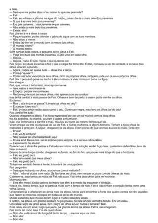 a falar.
― Será que me podes dizer o teu nome, tu que me pescaste?
― Fati.
― Fati, se voltares a pôr-me na água do riacho, posso dar-te o mais belo dos presentes.
― O que é o mais belo dos presentes?
― É o que quiseres… exactamente o que quiseres.
― Não existe o mais belo dos presentes.
― Existe, sim!
Fati pôs-se a rir e disse à carpa:
― Pequeno peixe, podes ofender o génio da água com as tuas mentiras.
― Não estou a mentir.
― Então faz-me ver o mundo com os meus dois olhos.
― O mundo inteiro?
― O mundo inteiro.
Sem pensar duas vezes, o pequeno peixe disse a Fati:
― Pega em duas das minhas escamas, e põe uma em cada olho.
― Depois…
― Depois, nada. É tudo. Verás o que quiseres ver.
Fati pegou em duas escamas e fez o que a carpa lhe tinha dito. Então, começou a ver de verdade, e os seus dois
olhos tocaram o mundo.
― Agora, podes ver quase tudo ― disse-lhe a carpa.
― Porquê “quase”?
― Podes ver tudo, excepto os teus olhos. Com os próprios olhos, ninguém pode ver os seus próprios olhos.
Fati pôs o pequeno peixe no riacho e ele continuou a viver como um peixe na água.
Issa chegou.
Fati, que nunca o tinha visto, viu-o aproximar-se.
― Issa, estou a reconhecer-te.
― É lógico, porque me conheces.
― Reconheço-te com os meus olhos, não apenas com os ouvidos!
Issa tinha parado a dois passos de Fati. Olhava-a bem de perto, e assim podia ver-lhe os olhos.
Exclamou:
― Mas o que é que se passa? Lavaste os olhos no céu?
― E porque dizes isso?
― Fati, os teus olhos estão azuis como o céu. Continuas negra, mas tens os olhos cor do céu!
Fati contou-lhe tudo.
Quando chegaram à aldeia, Fati ficou espantada por ver um só mundo com os dois olhos.
No dia seguinte, de manhã, ouviram a aldeia a murmurar.
Issa, que continuava a dar-lhe a mão, escutou as vozes ao mesmo tempo que ela.
Viram chegar as três co-esposas do pai de Fati, e outras mulheres, e alguns homens. Tinham a boca cheia de
maldades e gritavam. A seguir, chegaram os da aldeia. Eram piores do que animais loucos do mato. Gritavam:
― Bruxa!
― Fati, vai-te embora!
― Não passas de uma bastarda do céu!
― Bruxa azul! Deixa-nos, vai-te embora para sempre, tu e os teus olhos azuis!
― Excremento de abutre!
Puseram-se a atirar-lhe pedras e Fati não encontrou outra solução senão fugir. Issa, quetentara defendê-la, teve de
fazer o mesmo.
Depois de uma longa corrida, chegaram ao fundo, ao fim do fim, um pouco mais longe do que o horizonte.
― Fati, eu gosto de ti.
― Não tens medo dos meus olhos?
― Fati, eu gosto de ti.
Tinham-se sentado frente a frente, à sombra de uma jujubeira.
Fati perguntou:
― Será que fechando os olhos, acabamos com a maldade?
― Não… não se acaba com nada. Se fechares os olhos, nem sequer acabas com as cóleras do mato.
Calaram-se. Issa tomou as mãos de Fati nas suas. Fati tinha dois olhos para ver e chorar.
Murmurou-lhe:
― Eles têm medo. Estão cativos do medo que têm, e o medo faz esquecer o coração…
Nesse dia, nesse tempo, que se parecia muito com o tempo de hoje, Fati e Issa tinham o coração ferido como uma
velha cabaça.
Levantaram-se e afastaram-se ainda mais da aldeia, talvez para encontrar a fonte dos quatro ventos do céu, aqueles
que fazem as mesmas cócegas em todas as cores do mundo.
Muitas estações das chuvas deram lugar a muitas estações secas.
E ontem, na aldeia, um grande pássaro negro pousou na bela árvore vermelha florida. Era um calau.
Um calau negro de olhos azuis. Sim, negro de olhos azuis! Todos o acharam belo.
Este calau era um sinal. Logo que parou na grande árvore da aldeia, Fati e Issa chegaram.
Fati sorria tal como Issa. Foi ela quem disse:
― Bom dia, estávamos tão longe há tanto tempo… eis-nos aqui, os dois.
― Bom dia!
― Bom dia…
 