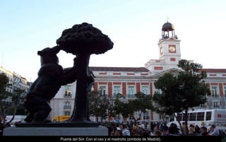 Puerta del Sol: Con el oso y el madroño (símbolo de Madrid). 