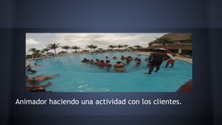 Animador haciendo una actividad con los clientes. 
 