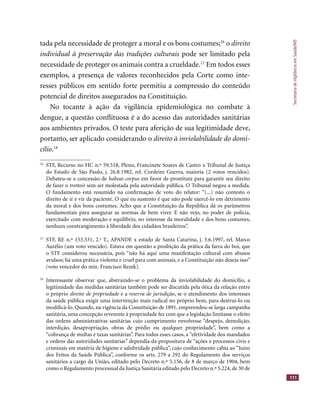 SecretariadeVigilânciaemSaúde/MS
111
tada pela necessidade de proteger a moral e os bons costumes;16
o direito
individual à preservação das tradições culturais pode ser limitado pela
necessidade de proteger os animais contra a crueldade.17
Em todos esses
exemplos, a presença de valores reconhecidos pela Corte como inte-
resses públicos em sentido forte permitiu a compressão do conteúdo
potencial de direitos assegurados na Constituição.
No tocante à ação da vigilância epidemiológica no combate à
dengue, a questão conﬂituosa é a do acesso das autoridades sanitárias
aos ambientes privados. O teste para aferição de sua legitimidade deve,
portanto, ser aplicado considerando o direito à inviolabilidade do domi-
cílio.18
16
STF, Recurso no HC n.º 59.518, Pleno, Francinete Soares de Castro x Tribunal de Justiça
do Estado de São Paulo, j. 26.8.1982, rel. Cordeiro Guerra, maioria (2 votos vencidos).
Debateu-se a concessão de habeas corpus em favor de prostituta para garantir seu direito
de fazer o trottoir sem ser molestada pela autoridade pública. O Tribunal negou a medida.trottoir sem ser molestada pela autoridade pública. O Tribunal negou a medida.trottoir
O fundamento está resumido na conﬁrmação de voto do relator: “(...) não contesto o
direito de ir e vir da paciente. O que eu sustento é que não pode exercê-lo em detrimento
da moral e dos bons costumes. Acho que a Constituição da República dá os parâmetros
fundamentais para assegurar as normas de bem viver. E não vejo, no poder de polícia,
exercitado com moderação e equilíbrio, no interesse da moralidade e dos bons costumes,
nenhum constrangimento à liberdade dos cidadãos brasileiros”.
17
STF, RE n.º 153.531, 2.a
T., APANDE x estado de Santa Catarina, j. 3.6.1997, rel. Marco
Aurélio (um voto vencido). Estava em questão a proibição da prática da farra do boi, que
o STF considerou necessária, pois “não há aqui uma manifestação cultural com abusos
avulsos; há uma prática violenta e cruel para com animais, e a Constituição não deseja isso”
(voto vencedor do min. Francisco Rezek).
18
Interessante observar que, abstraindo-se o problema da inviolabilidade do domicílio, a
legitimidade das medidas sanitárias também pode ser discutida pela ótica da relação entre
o próprio direito de propriedade e adireito de propriedade e adireito de propriedade reserva de jurisdição, se o atendimento dos interesses
da saúde pública exigir uma intervenção mais radical no próprio bem, para destruí-lo ou
modiﬁcá-lo. Quando, na vigência da Constituição de 1891, empreendeu-se larga campanha
sanitária, uma concepção reverente à propriedade fez com que a legislação limitasse o efeito
das ordens administrativas sanitárias cujo cumprimento envolvesse “despejo, demolição,
interdição, desapropriação, obras de prédio ou qualquer propriedade”, bem como a
“cobrança de multas e taxas sanitárias”. Para todos esses casos, a “efetividade dos mandados
e ordens das autoridades sanitárias” dependia da propositura de “ações e processos civis e
criminais em matéria de higiene e salubridade pública”, cujo conhecimento cabia ao “Juízo
dos Feitos da Saúde Pública”, conforme os arts. 279 a 292 do Regulamento dos serviços
sanitários a cargo da União, editado pelo Decreto n.º 5.156, de 8 de março de 1904, bem
como o Regulamento processual da Justiça Sanitária editado pelo Decreto n.º 5.224,de 30 de
 