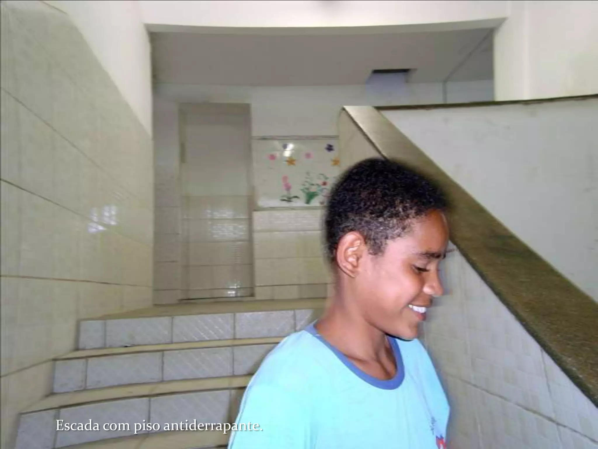 Escada com piso antiderrapante.
 