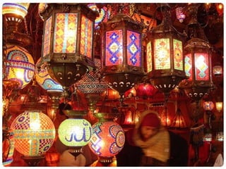 SANTA SOFÍA C onvertida en mezquita en 1453 y en museo en 1935. Dedicada a la segunda persona de la Trinidad, es una de las obras más sublimes del arte bizantino. Fue construida del 532 al 537, durante el mandato de Justiniano I en Constantinopla, capital del Imperio romano de Oriente (hoy Estambul, en Turquía). Sus arquitectos, Antemio de Tralles e Isidoro de Mileto, cubrieron el edificio, de planta casi cuadrada, con una cúpula central sobre pechinas. Ésta reposa sobre cuatro arcos, sostenidos a su vez por cuatro columnas. Dos semicúpulas hacen de contrafuerte de la cúpula central y los muros abiertos están asegurados por contrafuertes. Posee además unos bellos mosaicos bizantinos. La construcción definitiva se llevó a cabo sobre la primitiva basílica de Constantino entre el 532 y el 537, durante el reinado de Justiniano, en el periodo conocido como "Primera Edad de Oro". Sus arquitectos realizaron un diseño sin antecedentes, tomando elementos conocidos (planta basilical y rotonda), pero que se unen en una estructura nueva. 