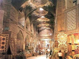 RELIGION EN ESTAMBUL El Islam que se vive en Estambul es más abierto y tolerante que el de la mayoría de países musulmanes del mundo. Prueba de ello es que Estambul es uno de los pocos lugares donde uno puede asistir a una celebración religiosa, incluso en la mezquita azul. Sin embargo, antes de entrar en cualquier lugar religioso conviene preguntar a la entrada, ya que hay lugares que sí que están reservados a los fieles. En general, lo más probable es que en lo único que influya la religión en el viajero sea en que tendrá que ponerse ropa extra cuando quiera entrar en las mezquitas, o que en ocasiones oirá los altavoces de los minaretes llamando al rezo 