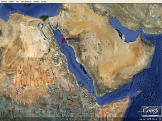 HISTORIA En 2003 se lanzó el movimiento egipcio para el cambio, conocido popularmente como Kifaya, para buscar una vuelta a la democracia y a mayores libertades civiles. Sin embargo, no fue hasta febrero de 2011 cuando se consiguió derrocar a Hosni Mubarak y su régimen mediante dos semanas de manifestaciones. El foco principal y permanente de la rebelión fue la famosa y representativa "Midan Tahrir" (Plaza de la Liberación), en el centro de El Cairo, donde se congregaban a diario varios cientos de miles de manifestantes. Debemos recordar que todo empezó por un efecto dominó cuando Mohamed Bouazizi, vendedor ambulante de 26 años, se quemó a lo bonzo en la ciudad de Sidi Bouzid, en el centro de Túnez, el 17 de diciembre de 2010, dando lugar a una ola de revueltas que se extendió a toda la franja norte de África, al sur del Mediterráneo y también a Oriente Próximo. El fuego encendido por Bouazizi había prendido en aquella zona, reseca de despotismo, corrupción, escaso desarrollo económico y tremendas desigualdades sociales. 