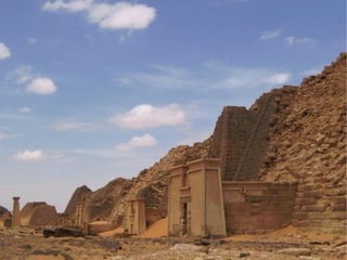 PIRAMIDES La pirámide fue pensada para tumba inviolable del soberano, destinada a la eterna preservación de su cuerpo, incorrupto por embalsamamiento, y de su ajuar funerario. Sólo de este modo se posibilitaba la residencia del alma en el cuerpo y su supervivencia en el mundo del más allá. Para proteger el cuerpo y el ajuar de eventuales saqueadores se multiplicaban las dificultades de acceso a la cámara, interponiendo toneladas de piedra, disponiendo puertas falsas, corredores ciegos, cámaras dobles, etc. Todo ello fue inútil: los saqueadores siempre consiguieron su objetivo y ya en la antigüedad las pirámides fueron violadas y robadas y pasaron a ser lo que son hoy, el símbolo de Egipto de su arte teocrático y de su sistema político. A pesar de los grandes progresos que ha experimentado la egiptología, particularmente en lo que va de siglo, es todavía mucho lo que se ignora acerca de cómo era construida una pirámide 