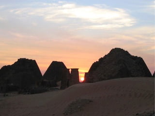 PIRAMIDES Para asegurar la vida en el más allá, el cuerpo del difunto debía ser conservado y habían de ser satisfechas las necesidades materiales que tuvo cuando vivía. Esta idea fue dominante y condicionó de modo decisivo la vida en todos los períodos del antiguo Egipto. Ya en la época predinástica se hacía lo posible por preservar adecuadamente el cadáver. Entonces se enterraba en hoyos rectangulares excavados en la arena, en los que a veces se disponían unas paredes de madera o de barro prensado. Junto al cadáver se disponían utensilios, armas... 