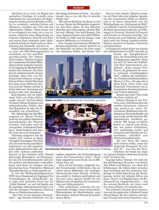 Ausland

   Ähnliches tat er auch vor Beginn des Brookings Institution in Doha. „Er achtet        Das ist vielen suspekt. Manche vermu-
arabischen Frühlings. Er schickte seine darauf, dass er nie alle Eier in dieselbe ten, der Emir habe eine religiöse Agenda,
Diplomaten los, um zwischen der Regie- Schale legt.“                                   um den sunnitischen Islam zu stärken,
rung des Sudan und den Rebellen in Dar-      Mit seinem Reichtum hat Katar es sich und es ist ihnen unheimlich, wie der
fur zu vermitteln, zwischen Eritrea und in einer Nische der Weltpolitik eingerich- Winzling Katar zur „Eroberung der Welt“
Äthiopien, zwischen den USA und den tet. Der Emir zahlte, als den libyschen („Le Monde“) ansetzt. In Deutschland ist
afghanischen Taliban. Nicht immer war Rebellen das Geld ausging, schickte Waf- die Qatar Investment Authority an Volks-
er so erfolgreich wie 2008, als er den er- fen und „Mirage“-Jets nach Bengasi. Das wagen (17 Prozent), Hochtief (9 Prozent)
neuten Ausbruch eines Bürgerkriegs im neue Ägypten bekam eine halbe Milliar- und Porsche (10 Prozent) beteiligt. Von
Libanon verhinderte. Doch für den Emir de Dollar an Hilfe und die Zusage, zehn der Ukraine bis nach Pakistan und Thai-
und seinen Staat bedeutete jeder diplo- weitere Milliarden zu investieren.             land kauft das Emirat Landwirtschafts-
matische Erfolg ein Stück mehr an Aner-      Eine Gruppe französischer Multikulti- flächen, investiert in Banken, Tourismus
kennung: Ich verhandle, also bin ich.      Kommunalpolitiker schrieb kürzlich an und Immobilien.
   Dohas Diplomatenviertel ist dabei, sich die Botschaft von Katar, der Emir möge        In Frankreich pokert Katar um Anteile
zu einer Art Mini-Weltorganisation zu den Banlieues helfen, den Pariser Vor- am Luftfahrtkonzern EADS und hält sie
entwickeln, wo Gut und Böse                                                                      bereits am Energiekonzern
gleichberechtigt ihre Fahnen                                                                     Suez, der Dexia-Bank sowie der
hissen dürfen. Säkulare Gegner                                                                   Verlagsgruppe Lagardère. Dazu
der somalischen Schabab-Miliz,                                                                   hat sich der Emir den Fußball-
abgewickelte irakische Generä-                                                                   club Paris Saint-Germain ein-
le und ägyptische Muslimbrüder                                                                   gekauft. „Katar besetzt Posi-
fanden hier Zuflucht. Der Emir                                                                   tionen, die gefährlich für unse-
hat die palästinensische Hamas                                                                   re nationale Unabhängigkeit
gedrängt, ihren Sitz von Da-                                                                     sind“, erklärte die rechtsextre-
maskus nach Doha zu verlegen.                                                                    me Präsidentschaftskandidatin
Hamas-Führer Chalid Maschaal                                                                     Marine Le Pen. „Ich sage das in
hat schon einen Wohnsitz hier,                                                                   allem Ernst: Diese Leute sind
und auch die Taliban werden in                                                                   finanzielle Unterstützer von is-
Doha bald eine Vertretung auf-                                                                   lamistischen Fundamentalisten




                                                                                               GETTY IMAGES
machen, ihre erste überhaupt.                                                                    und Scharia-Spinnern.“
   Bald könnten sich im Diplo-                                                                      Stimmt das etwa? Was treibt
matic Club von Doha US-Ge-                                                                       den Emir wirklich an?
neräle von der Air-Force-Basis Skyline von Doha: In die Annalen der Geschichte gemeißelt            Scheich Hamad ist der Pro-
al-Udeid, Hamas-Strategen und                                                                    totyp eines Golf-Monarchen der
schwarzbetuchte Taliban über                                                                     zweiten Generation. Geboren
den Weg laufen. Es wäre die At-                                                                  1952, wuchs er im – noch – be-
mosphäre von „Casablanca“.                                                                       scheidenen Wohlstand einer be-
   Der Allmächtige hat den Mee-                                                                  duinischen Herrscherfamilie auf
resgrund vor diesem Flecken                                                                      und wurde auf die britische Mi-
Sand mit den größten bekannten                                                                   litärakademie Sandhurst ge-
Gasvorkommen des Planeten                                                                        schickt. Mit knapp 20 Jahren
versehen. Und leider auch mit                                                                    kehrte er zurück nach Katar,
zwei großen, verfeindeten Nach-                                                                  das, wie andere Golfstaaten,
barn, Saudi-Arabien und Iran.                                                                    1971 unabhängig wurde, und
Da muss man sich behaupten.                                                                      avancierte dort alsbald zum Ge-
   Jahrelang weigerten sich die                                                                  neralmajor, schließlich zum
                                                                                               HAMID JALAUDIN / AP




Saudis, ihre Grenze zu Katar                                                                     Oberkommandierenden.
vertraglich festzulegen. Der Emir                                                                   Als sein Vater den Palast
sah sich anderweitig nach Bünd-                                                                  nicht räumen wollte, setzte der
nispartnern um und entfaltete                                                                    ehrgeizige Kronprinz ihn ein-
einen diplomatischen Eifer, der Fernsehsender al-Dschasira: Verkünder des Arabischen Frühlings fach ab – was ihm das Herr-
den aller anderen arabischen                                                                     scherhaus der Sauds aus Angst
Staaten in den Schatten stellt: Hamad städten, angesichts „der Vernachlässigung vor eigenen Palastrevolutionen bis heute
überzeugte Washington, ein Hauptquar- durch den französischen Staat“. Katar nicht verziehen hat.
tier des US-Zentralkommandos und eine legte umgehend einen Fonds von 50 Mil-             Geprägt haben Hamad, wie auch die
der größten amerikanischen Luftwaffen- lionen Euro auf.                                fast gleichaltrigen Herrscher von Dubai,
basen nach Katar zu verlegen, lud aber       Über all das berichtet, möglichst live, Abu Dhabi und Bahrain, vor allem drei
gleichzeitig Irans Präsidenten Mahmud der Fernsehsender al-Dschasira. Das ist, Erfahrungen: die trüben Jahre zwischen
Ahmadinedschad zu Arabergipfeln ein.       neben seinen Milliarden, das wichtigste dem Suezkrieg und der arabischen Nie-
   Er bot der Welthandelsorganisation Werkzeug des Emirs Hamad. Al-Dscha- derlage im Sechs-Tage-Krieg, die Herab-
WTO seine Hauptstadt als Tagungsort für sira sendet in Arabisch und Englisch und lassung, welche die urbanen Eliten von
Verhandlungen, die „Doha-Runde“, an, hat jetzt einen eigenen Sender für den Kairo, Beirut und Bagdad ihnen als Be-
er regte freie politische Foren wie die Balkan sowie Programme für Lateiname- duinensöhnen entgegenbrachten – und
„Doha Debates“ an und lud Israelis wie rika und Afrika gestartet.                      der enorme Reichtum, der ihnen nach
die damalige Außenministerin Zipi Livni      Über al-Dschasira verbreitet der ein- der ersten Ölkrise 1973 zuteilwurde.
und den heutigen Präsidenten Schimon flussreiche Prediger Jussuf al-Karadawi,            Der politische Fixstern dieser Genera-
Peres zu Diskussionsrunden ein.            Meisterdenker der Muslimbrüder, seine tion war der ägyptische Volksheld Gamal
   „Der Emir ist der ultimative Realpoli- Botschaften. Scheich Hamad bewundert Abd al-Nasser, der den Arabern zwar kei-
tiker“, sagt Ibrahim Scharkieh von der diesen Mann.                                    nen Triumph über Israel bescherte, aber
                                                  D E R   S P I E G E L   1 1 / 2 0 1 2                                      103
 