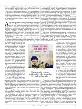 Verkauf von CDs. Es haben dann, als es eigentlich schon zu           Nun sollen die Verlage also ein eigenes Leistungsschutzrecht
spät war, andere den Markt geschaffen: zum Beispiel Apple         bekommen, um dagegen vorgehen zu können. Sie stellen das
mit seinem Online-Musikkaufhaus iTunes.                           als eine Art Notwehr dar – dabei bedeutet es eine erhebliche
  Seit Mitte November bietet der Store auch in Deutschland        Ausweitung des Eigentumanspruchs. Immerhin hat die Regie-
die Möglichkeit, die meisten Songs kostenlos 90 Sekunden lang     rung den Verlegerwunsch nicht erfüllt, dass sogar das bloße
anzuhören – vorher war es nur eine halbe Minute. Man darf         Ausdrucken einer kostenfrei anwählbaren Online-Nachrichten-
davon ausgehen, dass Apple herausgefunden hat, dass sich das      seite in Unternehmen kostenpflichtig zu sein habe.
positiv auf die Verkaufszahlen auswirkt. Wer hätte das gedacht:      Aber die Logik der Verlage und ihres Leistungsschutzrechts
Ein größeres kostenloses Angebot scheint zu höheren Verkaufs-     lautet: Jeder, der professionell Inhalte anderer verwendet und
zahlen zu führen.                                                 verwertet, soll dafür zahlen. Das ist ebenso wenig durchsetzbar
                                                                  wie wünschenswert. Medien wären die Ersten, die das wissen


A
         pple beweist, dass es sich auch lohnen kann, einen Kon- müssten. Sie bestehen zu einem erheblichen Teil daraus, die
        trollverlust hinzunehmen. Seit 2009 enthalten die Stü- Ideen, Gedanken, Produkte, Inhalte anderer kostenlos zu ver-
        cke, die über iTunes verkauft werden, keinen Kopier- wenden. In besonders krasser Form ist das bei der Art zu sehen,
schutz mehr. Theoretisch kann jeder die einmal gekauften wie Online-Medien aus dem Nacherzählen von Talk- oder
Musikdateien an all seine Freunde und die halbe Welt weiter- Dschungelshows Kapital schlagen. Im künstlerischen Bereich
verteilen. Vermutlich geschieht das sogar gelegentlich. Es ist es noch eindeutiger: Ideen und Inhalte wachsen auf dem
spricht aber viel dafür, dass der Schaden, der dadurch entsteht, Boden der Inhalte anderer.
mehr als ausgewogen wird durch Mehrkäufe dank höherer                Ein Grund, warum die Debatten um das Urheberrecht so
Kundenzufriedenheit: Die Käufer können die legal erstandene furchtbar und fruchtlos sind, liegt darin, dass es missbraucht
Musik ohne frühere Zumutungen frei auf verschiedenen Gerä- wird. Das geplante Leistungsschutzrecht zeigt es. Mit größter
ten verwenden.                                                    Verbissenheit haben die Verlage dafür gekämpft, als wären
   Doch die digitale Welt steht nicht nur für Kontrollverlust. Angebote wie Google News für die Probleme der Verlage ver-
Sie ermöglicht auch die Verwirklichung der kühnsten Kontroll- antwortlich. Sie sind es nicht, und ein Leistungsschutzrecht
träume der Produzenten und Veranstalter. Das zeigt sich in wird die Probleme nicht lösen.
der Akribie, mit der sie etwa auf You-                                                          Gegner wie Google oder die
Tube auch kürzeste Ausschnitte ihrer                                                         Schwarzkopierer sind willkommene
Programme löschen lassen. Beson-                                                             Sündenböcke für andere Fehler und
ders eindrucksvoll ist die Technik, die                                                      Probleme. Und die Rechteverwerter
beim digitalen Satellitenpaket HD+                                                           sind keine glaubwürdigen Vertreter
eingesetzt wird. Die Privatsender                                                            der Interessen der Urheber. Im Fall
können dort nicht nur das Aufneh-                                                            der Musikindustrie ist deutlich gewor-
men von Sendungen grundsätzlich                                                              den, dass die großen Plattenlabel oft
unterbinden – was wie ein später Sieg                                                        nicht im Interesse der Künstler agie-
wirkt, schließlich hatte die Branche                                                         ren. Und auch die Zeitungs- und Zeit-
Mitte der Siebziger in den USA auch                                                          schriftenverlage, die sich angeblich
gegen die Aufnahmefunktion am da-                                                            so darum sorgen, dass die Arbeit von
mals neuen Videorecorder geklagt.                                                            Journalisten auch in Zukunft noch or-
Es lässt sich auch das Vorspulen von                                                         dentlich bezahlt wird, sind in großer
                                                                                          STEFAN BONESS / IPON




Programmen unterbinden, damit die                                                            Zahl dadurch aufgefallen, dass sie
Werbung nicht übersprungen werden                                                            diesen Urhebern Verträge zu ihrem
kann.                                                                                        Nachteil diktieren wollen, die von
   Es spricht wenig dafür, dass sich                                                         Gerichten als gesetzeswidrig kassiert
auf diese Weise dauerhaft auf Kosten                                                         wurden.
der Kundenzufriedenheit ein Ge-                        Spaß-Demonstrant 2011                    Auch daran scheitert regelmäßig
schäft machen lässt. Aber die HD+-                                                           die Debatte: dass man denjenigen,
Technik spiegelt ganz gut wider, was              Menschen im Internet                       die am lautesten nach einem Ausbau
die Branche ohnehin als ihr Recht an-                                                        oder „Schutz“ des Urheberrechts ru-
sieht: die vollständige Kontrolle über        wollen nicht alles kostenlos.                  fen, am wenigsten abnehmen kann,
die Verwendung ihrer Inhalte.                     Sie wollen alles sofort.                   dass sie das Gemeinwohl im Sinn ha-
   Das zeigt sich im fast mantraarti-                                                        ben, dem dieses Recht letztlich die-
gen Gebrauch der Formulierung vom                                                            nen soll.
„geistigen Eigentum“, das es zu schützen gelte. Gemeint sind         Verlage oder Sender werden auch in Zukunft nicht überflüssig.
damit Urheber- und Verwertungsrechte. Auch beim Begriff Aber ihre Rolle ist in der digitalen Welt erheblich reduziert. Der
„geistiges Eigentum“ handelt es sich um eine interessengesteu- Vertrieb der Inhalte ist deutlich weniger aufwendig geworden;
erte Metapher. Der Begriff suggeriert, dass sich Ideen und In- sie haben ihr Monopol als Vermittler zwischen Inhalt und Publi-
halte in gleichem Maße beherrschen lassen wie körperliche kum verloren. Es ist nur logisch, dass mit dem Bedeutungs- auch
Dinge, dabei handelt es sich um sehr unterschiedliche Formen ein Umsatzverlust einhergeht, und das versuchen sie mit allen
von Rechten.                                                      Mitteln zu verhindern. Christoph Keese, Konzerngeschäftsführer
   Der Inbegriff des Eigentums ist seine Exklusivität: Mein „Public Affairs“ bei Axel Springer, hat gesagt, dass die Branche
Auto gehört mir und nicht anderen. Ideen und Inhalte aber für „alternative Vergütungssysteme“ offen wäre, die nicht auf
vervielfältigen sich beim Teilen.                                 eine rigide Verbreitungskontrolle der Inhalte hinausläuft, wenn
   Ist der Gedanke vom Inhalt als Eigentum erst einmal eta- sich dadurch die Gewinne der Unternehmen steigern ließen;
bliert, lässt sich leicht jeder nicht erwünschte Gebrauch als wenn also mehr „Geld in die Kasse“ der Verlage käme.
„Diebstahl“ kriminalisieren. Entsprechend hat Gabor Steingart,       Die Sorge dieser Leute ist nicht, dass in Zukunft kein Anreiz
Chefredakteur des „Handelsblattes“, die – noch legale – Praxis mehr besteht, Artikel zu schreiben, Filme zu machen, Bücher
von Google diskreditiert, Inhalte von Verlagsangeboten zu verfassen. Ihre Sorge ist es, mit diesen Produkten nicht
auffindbar zu machen und mit kurzen Ausschnitten zu aggre- mehr so viel Geld zu verdienen wie bisher. Sie kämpfen nicht
gieren.                                                           für das Urheberrecht, sondern für ein Profitschutzrecht.
                                                  D E R   S P I E G E L   1 1 / 2 0 1 2                                         83
 