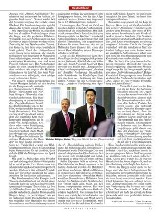 Deutschland

Ausbau von „Strom-Autobahnen“ be- ausgestattet werden, die den Bürgern beim nicht mehr lohne, fordern sie nun einen
schlossen und andernorts der Aufbau „re- Energiesparen helfen, was für die Allge- Ausgleich für jene Zeiten, in denen ihre
gionaler Strukturen“. Derweil wächst bei meinheit weitere Kosten von insgesamt Anlagen stillstehen.
der Stromversorgung die Gefahr eines bis zu 5,7 Milliarden Euro bedeutet.                   Besonders angespannt ist die Lage in
Blackout. Die Bundesnetzagentur spricht          Hemmungen, den Staat um Geld an- Bayern. Wenn 2015 mit Grafenrheinfeld
davon, das System sei auf Kante genäht. zugehen, haben weder die Verbandsfunk- ein weiterer Atommeiler vom Netz geht,
   Wie erpressbar die Politik ist, zeigt sich tionäre noch die Industriebosse. Der Elek- drohen dem Freistaat, der einst 58 Pro-
bei den aktuellen Verhandlungen über tronikkonzern Bosch hatte kürzlich zum zent seines Strombedarfs mit Kernkraft
die Frage, wie die geplanten Offshore- Kamingespräch ins Berliner Luxushotel deckte, massive Probleme. Die Staatsre-
Windparks vor der Nordseeküste an das Adlon eingeladen. Es gab Rinderfilet und gierung setzt deshalb auf Gaskraftwerke,
Stromnetz angeschlossen werden sollen. allerlei Getrüffeltes, ein angemessener die „auf Lastschwankungen kurzfristig
Zuständig ist der Netzbetreiber Tennet, Rahmen für einen Konzern, der mit 51 reagieren“ könnten. Doch die Energie-
ein Konzern, der dem niederländischen Milliarden Euro Umsatz 2011 eines der wirtschaft will die mindestens fünf feh-
Staat gehört. Doch das Unternehmen besten Geschäftsjahre seiner Firmenge- lenden Anlagen nur dann bauen, wenn
zeigt bislang kein Interesse, die Investi- schichte erlebt hat.                          sie zusätzliche Subventionen erhält und
tionskosten von insgesamt 15 Milliarden          Doch als die Firmenbosse dann ihre der Bund ein Beschleunigungsgesetz zum
Euro aufzubringen, obwohl es mit einer Vorschläge für die Energiepolitik präsen- Kraftwerksbau verabschiedet.
garantierten Verzinsung von rund neun tierten, traten sie plötzlich als arme Schlu-         Der Berliner Energiewissenschaftler
Prozent rechnen darf. Die Niederländer cker auf. Bosch-Vizechef Siegfried Dais Georg Erdmann, Mitglied der von der
sagen, sie seien knapp bei Kasse. Außer- verteilte ein Papier mit „Energiepoliti- Bundesregierung eingesetzten Monito-
dem möchten sie ungern die Haftung schen Handlungsempfehlungen“, die stets ring-Gruppe für die Energiewende, spricht
übernehmen für den Fall, dass beim Netz- auf dieselbe Forderung hinausliefen: von einer „Subventionsmaschine“. Holger
anschluss etwas schiefgeht, etwa infolge mehr Staatsknete. Im Bosch-Papier liest Krawinkel, Energieexperte vom Bundes-
einer technischen Panne.                      sich das dann so: „Erhöhung der finan- verband der Verbraucherzentralen sagt:
   Vor einigen Tagen verhandelten die ziellen Anreize für die Gebäudesanie- „Das Ganze ist eine typische Veranstal-
Tennet-Manager deshalb mit den beiden rung“, „stärkere Förderung von Spei- tung zu Lasten Dritter.“
für die Energiewende zuständi-                                                                        Tatsächlich sind es die Bür-
gen Bundesministern Philipp                                                                        ger, die am Ende die Rechnung
Rösler (Wirtschaft) und Nor-                                                                       bezahlen müssen. Im Gegen-
bert Röttgen (Umwelt) über                                                                         satz zu den stromfressenden In-
Sonderkonditionen. Die Bun-                                                                        dustriebetrieben können sich
desregierung ist zu weitreichen-                                                                   die Normalverbraucher nicht
den Zugeständnissen bereit.                                                                        von den hohen Preisen be-
Das Haftungsrisiko soll, so der                                                                    freien lassen. Die halbstaat-
Plan, weitgehend der deutsche                                                                      liche Deutsche Energie-Agen-
Staat übernehmen. Zur Finan-                                                                       tur rechnet damit, dass die
zierung des Projekts soll außer-                                                                   Stromkosten der Bürger in den
dem die staatliche KfW Ban-                                                                        nächsten Jahren aufgrund der
kengruppe einspringen, ob in                                                                       Energiewende um ein Fünftel
Form von Bürgschaften, Kre-                                                                        steigen werden. Energieexper-
                                                                                                 THOMAS PETER / REUTERS




diten oder einer Beteiligung,                                                                      te Erdmann aus der Monito-
ist noch offen. Niedersachsens                                                                     ring-Gruppe geht davon aus,
Ministerpräsident David McAl-                                                                      dass der Zuschlag zur Förde-
lister bringt eine „neue einheit-                                                                  rung erneuerbarer Energien
liche Netzgesellschaft unter der                                                                   auf die Stromrechnung von der-
aktiven Moderation des Bun- Minister Röttgen, Rösler: Weg vom Markt, hin zur Planwirtschaft zeit 3,59 Cent pro Kilowattstun-
des“ ins Spiel (siehe Interview                                                                    de auf über 6 Cent steigen wird.
Seite 24). Tatsächlich erwägt das Wirt- chern“, „Bereitstellung weiterer Förder-            Eine Durchschnittsfamilie würde dem-
schaftsministerium einen Staatseinstieg mittel für technologische Innovationen“. nach mit fast 200 Euro zusätzlich im Jahr
beim Netzausbau: Es sei denkbar, dass Unterstützt wurde Top-Manager Dais von belastet – und das, nachdem bereits in
sich die KfW als Miteigentümer ins Spiel einem Lobbyisten des Öko-Instituts. Sel- den vergangenen Jahren die Energieprei-
bringt.                                       ten waren sich Großkapital und Müsli- se kontinuierlich nach oben geklettert
   Mit dem 15-Milliarden-Euro-Projekt Bewegung so einig wie an jenem Abend. sind. Allein 2011 wurde bis zu 800 000
zur Verkabelung der Offshore-Windparks           Selbst Experten fällt es schwer, den Haushalten der Strom abgestellt, weil sie
ist es nicht getan. Der Strom muss an- Überblick über die Fördersummen zu be- ihre Rechnung nicht beglichen hatten.
schließend übers Land weitertransportiert halten. Zunächst werden die Hersteller            Wenn die Bürger nicht mehr in der
werden. Und auch hier soll nach Vorstel- von Strom aus Sonne, Wind und Biomas- Lage sind, die durch Subventionen für
lung der Wirtschaft möglichst die Allge- se im laufenden Jahr mit etwa 18 Milliar- die Industrie verteuerten Strompreise zu
meinheit für die Kosten aufkommen.            den Euro alimentiert, obwohl der Markt- bezahlen, müssen demnächst wohl auch
   Der Bundesverband der Energie- und wert ihres Stroms keine 5 Milliarden Euro sie vom Staat unterstützt werden. E.on-
Wasserwirtschaft rechnet mit jährlich einer beträgt. Als Nächstes rufen Netzbetreiber Chef Johannes Teyssen schlägt bereits
Milliarde Euro für den Bau neuer Höchst- wie Tennet nach dem Staat, die den vor, „Geringverdienern bei einer weite-
spannungsleitungen. Zusätzliche 2,4 bis Strom transportieren müssen. Das wie- ren Verteuerung des Stroms mit staat-
3,5 Milliarden Euro pro Jahr seien nötig, derum macht die Betreiber von Gaskraft- lichen Zuschüssen zu helfen“. Und so
um das Verteilnetz, das den Strom zu den werken begehrlich. Sie müssen ihre Tur- schließt sich am Ende der Zirkel; die Ener-
Bürgern bringt, zu „ertüchtigen“, wie es binen nun ständig hoch- und wieder run- giewende wird zum perfekten Subven-
im Fachjargon heißt. Und schließlich müss- terfahren, denn Sonne und Wind liefern tionskreislauf.
ten möglichst alle Haushalte mit neuen immer nur zeitweise Elektrizität. Weil                 ALEXANDER NEUBACHER, CONNY NEUMANN,
Stromzählern und Informationssystemen sich dadurch der Betrieb ihrer Kraftwerke                                      STEFFEN WINTER

                                                  D E R   S P I E G E L   1 5 / 2 0 1 2                                         23
 