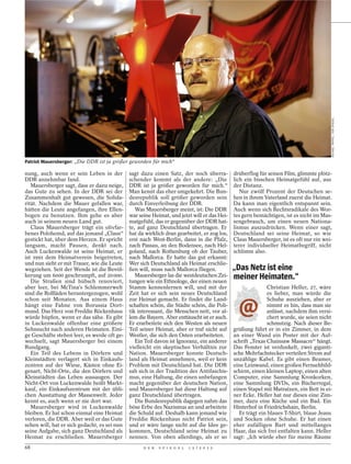 MICHAEL TRIPPEL / DER SPIEGEL
Patriot Mauersberger: „Die DDR ist ja größer geworden für mich“

nung, auch wenn er sein Leben in der          sagt dazu einen Satz, der noch überra-         drüberflog für seinen Film, glimmte plötz-
DDR annehmbar fand.                           schender kommt als der andere: „Die            lich ein bisschen Heimatgefühl auf, aus
   Mauersberger sagt, dass er dazu neige,     DDR ist ja größer geworden für mich.“          der Distanz.
das Gute zu sehen. In der DDR sei der         Man kennt das eher umgekehrt. Die Bun-            Nur zwölf Prozent der Deutschen se-
Zusammenhalt gut gewesen, die Solida-         desrepublik soll größer geworden sein          hen in ihrem Vaterland zuerst die Heimat.
rität. Nachdem die Mauer gefallen war,        durch Einverleibung der DDR.                   Da kann man eigentlich entspannt sein.
hätten die Leute angefangen, ihre Ellen-         Was Mauersberger meint, ist: Die DDR        Auch wenn sich Rechtsradikale des Wor-
bogen zu benutzen. Ihm gehe es aber           war seine Heimat, und jetzt will er das Hei-   tes gern bemächtigen, ist es nicht im Mas-
auch in seinem neuen Land gut.                matgefühl, das er gegenüber der DDR hat-       sengebrauch, um einen neuen Nationa-
   Claus Mauersberger trägt ein olivfar-      te, auf ganz Deutschland übertragen. Er        lismus auszudrücken. Wenn einer sagt,
benes Polohemd, auf das jemand „Claus“        hat da wirklich dran gearbeitet, er zog los,   Deutschland sei seine Heimat, so wie
gestickt hat, über dem Herzen. Er spricht     erst nach West-Berlin, dann in die Pfalz,      Claus Mauersberger, ist es oft nur ein wei-
langsam, macht Pausen, denkt nach.            nach Passau, an den Bodensee, nach Hel-        terer individueller Heimatbegriff, nicht
Auch Luckenwalde ist seine Heimat, er         goland, nach Rothenburg ob der Tauber,         schlimm also.
ist 1991 dem Heimatverein beigetreten,        nach Mallorca. Er hatte das gut erkannt:
und nun sieht er mit Trauer, wie die Leute    Wer sich Deutschland als Heimat erschlie-
wegziehen. Seit der Wende ist die Bevöl-      ßen will, muss nach Mallorca fliegen.          „Das Netz ist eine
kerung um 6000 geschrumpft, auf 20 000.
   Die Straßen sind hübsch renoviert,
                                                 Mauersberger las die westdeutschen Zei-
                                              tungen wie ein Ethnologe, der einen neuen
                                                                                             meiner Heimaten.“
aber leer, bei McTina’s Schlemmerwelt         Stamm kennenlernen will, und mit der                          Christian Heller, 27, wäre
sind die Rollläden heruntergezogen, wohl      Zeit hat er sich sein neues Deutschland                       es lieber, man würde die


                                                                                               @
schon seit Monaten. Aus einem Haus            zur Heimat gemacht. Er findet die Land-                       Schuhe ausziehen, aber er
hängt eine Fahne von Borussia Dort-           schaften schön, die Städte schön, die Poli-                   nimmt es hin, dass man sie
mund. Das Herz von Freddie Röckenhaus         tik interessant, die Menschen nett, vor al-                   anlässt, nachdem ihm versi-
würde hüpfen, wenn er das sähe. Es gibt       lem die Bayern. Aber enttäuscht ist er auch.                  chert wurde, sie seien nicht
in Luckenwalde offenbar eine größere          Er erarbeitete sich den Westen als neuen                      schmutzig. Nach dieser Be-
Sehnsucht nach anderen Heimaten. Eini-        Teil seiner Heimat, aber er traf nicht auf     grüßung führt er in ein Zimmer, in dem
ge Geschäfte stehen leer, es werde oft ge-    Westler, die sich den Osten erarbeiteten.      an einer Wand ein Poster mit der Auf-
wechselt, sagt Mauersberger bei einem            Ein Teil davon ist Ignoranz, ein anderer    schrift „Texas Chainsaw Massacre“ hängt.
Rundgang.                                     vielleicht ein skeptisches Verhältnis zur      Das Fenster ist verdunkelt, zwei giganti-
   Ein Teil des Lebens in Dörfern und         Nation. Mauersberger konnte Deutsch-           sche Mehrfachstecker verteilen Strom auf
Kleinstädten verlagert sich in Einkaufs-      land als Heimat annehmen, weil er kein         unzählige Kabel. Es gibt einen Beamer,
zentren auf der Wiese, Kästen ohne Ei-        Problem mit Deutschland hat. Die DDR           eine Leinwand, einen großen Fernsehbild-
genart, Nicht-Orte, die den Dörfern und       sah sich in der Tradition des Antifaschis-     schirm, einen kleinen Laptop, einen alten
Kleinstädten das Leben aussaugen. Der         mus, eine Haltung, die einen unbefangen        Computer, eine Sammlung Kronkorken,
Nicht-Ort von Luckenwalde heißt Markt-        macht gegenüber der deutschen Nation,          eine Sammlung DVDs, ein Bücherregal,
kauf, ein Einkaufszentrum mit der übli-       und Mauersberger hat diese Haltung auf         einen Stapel mit Matratzen, ein Bett in ei-
chen Ausstattung der Massenwelt. Jeder        ganz Deutschland übertragen.                   ner Ecke. Heller hat nur dieses eine Zim-
kennt es, auch wenn er nie dort war.             Die Bundesrepublik dagegen nahm das         mer, dazu eine Küche und ein Bad. Ein
   Mauersberger wird in Luckenwalde           böse Erbe des Nazismus an und arbeitete        Hinterhof in Friedrichshain, Berlin.
bleiben. Er hat schon einmal eine Heimat      die Schuld auf. Deshalb kann jemand wie          Er trägt ein blaues T-Shirt, blaue Jeans
verloren, die DDR. Aber weil er das Gute      Freddie Röckenhaus nicht Patriot sein,         und Socken ohne Schuhe. Er hat einen
sehen will, hat er sich gedacht, es sei nun   und er wäre lange nicht auf die Idee ge-       eher zufälligen Bart und mittellanges
seine Aufgabe, sich ganz Deutschland als      kommen, Deutschland seine Heimat zu            Haar, das sich frei entfalten kann. Heller
Heimat zu erschließen. Mauersberger           nennen. Von oben allerdings, als er so         sagt: „Ich würde eher für meine Räume
68                                                  D E R   S P I E G E L   1 5 / 2 0 1 2
 