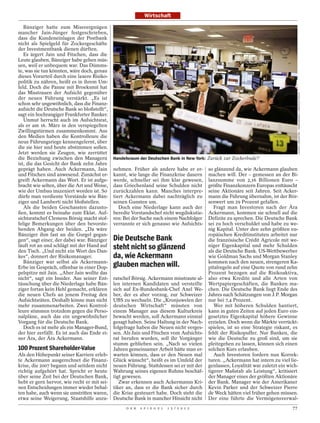 Wirtschaft

   Bänziger hatte zum Missvergnügen
mancher Jain-Jünger festgeschrieben,
dass die Kundeneinlagen der Postbank
nicht als Spielgeld für Zockergeschäfte
der Investmentbank dienen dürften.
   Es ärgert Jain und Fitschen, dass die
Leute glauben, Bänziger habe gehen müs-
sen, weil er unbequem war. Das Dümms-
te, was sie tun könnten, wäre doch, genau
dieses Vorurteil durch eine laxere Risiko-
politik zu nähren, heißt es in ihrem Um-
feld. Doch die Panne mit Broeksmit hat
das Misstrauen der Aufsicht gegenüber




                                                                                                                                       LAUREN LANCASTER / VERASIMAGES / AGENTUR FOCUS
der neuen Führung verstärkt. „Es ist
schon sehr ungewöhnlich, dass die Finanz-
aufsicht die Deutsche Bank so bloßstellt“,
sagt ein hochrangiger Frankfurter Banker.
   Unmut herrscht auch im Aufsichtsrat,
als er am 16. März in den verspiegelten
Zwillingstürmen zusammenkommt. Aus
den Medien haben die Kontrolleure die
neue Führungsriege kennengelernt, über
die sie hier und heute abstimmen sollen.
Jetzt werden sie Zeugen, wie zerrüttet
die Beziehung zwischen den Managern           Handelsraum der Deutschen Bank in New York: Zurück zur Zockerbude?
ist, die das Gesicht der Bank zehn Jahre
geprägt haben. Auch Ackermann, Jain           nehmen. Früher als andere habe er er-        so glänzend da, wie Ackermann glauben
und Fitschen sind anwesend. Zunächst er-      kannt, wie lange die Finanzkrise dauern      machen will. Der – gemessen an der Bi-
greift Ackermann das Wort. Er ist aufge-      werde, schneller sei ihm klar gewesen,       lanzsumme von 2,16 Billionen Euro –
bracht wie selten, über die Art und Weise,    dass Griechenland seine Schulden nicht       größte Finanzkonzern Europas enttäuscht
wie der Umbau inszeniert worden ist. So       zurückzahlen kann. Manches interpre-         seine Aktionäre seit Jahren. Seit Acker-
dürfe man verdiente Vorstände wie Bän-        tiert Ackermann dabei nachträglich zu        mann die Führung übernahm, ist der Bör-
ziger und Lamberti nicht bloßstellen.         seinen Gunsten um.                           senwert um 29 Prozent gefallen.
   Als die beiden Geschassten dazusto-           Doch eine Niederlage kann auch der           Fragt man Investoren nach der Ära
ßen, kommt es beinahe zum Eklat. Auf-         beredte Vorstandschef nicht wegdiskutie-     Ackermann, kommen sie schnell auf die
sichtsratschef Clemens Börsig macht stof-     ren: Bei der Suche nach einem Nachfolger     Defizite zu sprechen. Die Deutsche Bank
felige Bemerkungen über den bevorste-         verrannte er sich genauso wie Aufsichts-     sei zu hoch verschuldet und habe zu we-
henden Abgang der beiden. „Da wäre                                                         nig Kapital. Unter den zehn größten eu-
Bänziger ihm fast an die Gurgel gegan-                                                     ropäischen Kreditinstituten arbeitet nur
gen“, sagt einer, der dabei war. Bänziger     Die Deutsche Bank                            die französische Crédit Agricole mit we-
läuft rot an und schlägt mit der Hand auf
den Tisch. „Und nicht ein Wort des Dan-
                                              steht nicht so glänzend                      niger Eigenkapital und mehr Schulden
                                                                                           als die Deutsche Bank. US-Wettbewerber
kes“, donnert der Risikomanager.              da, wie Ackermann                            wie Goldman Sachs und Morgan Stanley
   Bänziger war selbst als Ackermann-
Erbe im Gespräch, offenbar in einer Dop-      glauben machen will.                         kommen nach den neuen, strengeren Ka-
                                                                                           pitalregeln auf eine Quote von rund zehn
pelspitze mit Jain. „Aber Jain wollte das                                                  Prozent bezogen auf die Risikoaktiva,
nicht“, sagt ein Insider. Aus seiner Ent-     ratschef Börsig. Ackermann misstraute al-    also etwa Kredite und alle Arten von
täuschung über die Niederlage habe Bän-       len internen Kandidaten und versteifte       Wertpapiergeschäften, die Banken ma-
ziger fortan kein Hehl gemacht, erklären      sich auf Ex-Bundesbank-Chef Axel We-         chen. Die Deutsche Bank liegt Ende des
die neuen Chefs an jenem Freitag den          ber, der es aber vorzog, zur Schweizer       Jahres nach Schätzungen von J. P. Morgan
Aufsichtsräten. Deshalb könne man nicht       UBS zu wechseln. Die „Kronjuwelen der        nur bei 7,4 Prozent.
mehr zusammenarbeiten. Zwei Kontrol-          deutschen Wirtschaft“ müssten von               Wer mit höheren Schulden hantiert,
leure stimmen trotzdem gegen die Perso-       einem Manager aus diesem Kulturkreis         kann in guten Zeiten auf jeden Euro ein-
nalpläne, auch das ein ungewöhnlicher         bewacht werden, soll Ackermann einmal        gesetztes Eigenkapital höhere Gewinne
Vorgang für die Deutsche Bank.                gesagt haben. Seine Haltung in der Nach-     erzielen. Doch wenn die Märkte verrückt-
   Doch es ist mehr als ein Manager-Bund,     folgefrage haben die Neuen nicht verges-     spielen, ist so eine Strategie riskant, es
der hier zerfällt. Es ist auch das Ende ei-   sen. Als Jain und Fitschen vom Aufsichts-    fehlt der Risikopuffer. Nur Banken, die
ner Ära, der Ära Ackermann.                   rat berufen wurden, soll ihr Vorgänger       wie die Deutsche zu groß sind, um sie
                                              stumm geblieben sein. „Nach so vielen        pleitegehen zu lassen, können sich einen
100 Prozent Shareholder-Value                 Jahren gemeinsamer Arbeit hätte man er-      solchen Kurs erlauben.
Als den Höhepunkt seiner Karriere erleb-      warten können, dass er den Neuen mal            Auch Investoren fordern nun Korrek-
te Ackermann ausgerechnet die Finanz-         Glück wünscht“, heißt es im Umfeld der       turen. „Ackermann hat intern zu viel lie-
krise, die 2007 begann und seitdem nicht      neuen Führung. Stattdessen sei er mit der    genlassen, Loyalität war zuletzt ein wich-
richtig aufgehört hat. Spricht er heute       Wahrung seines eigenen Ruhms beschäf-        tigerer Maßstab als Leistung“, kritisiert
über seine Zeit bei der Deutschen Bank,       tigt gewesen.                                der Manager eines der größten Aktionäre
hebt er gern hervor, wie recht er mit sei-       Zwar erkennen auch Ackermanns Kri-        der Bank. Manager wie der Amerikaner
nen Entscheidungen immer wieder behal-        tiker an, dass er die Bank sicher durch      Kevin Parker und der Schweizer Pierre
ten habe, auch wenn sie umstritten waren,     die Krise gesteuert habe. Doch steht die     de Weck hätten viel früher gehen müssen.
etwa seine Weigerung, Staatshilfe anzu-       Deutsche Bank in mancher Hinsicht nicht      Der eine führte die Vermögensverwal-
                                                   D E R   S P I E G E L   1 5 / 2 0 1 2                                          77
 