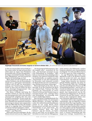 AFP
Angeklagte Timoschenko mit Tochter Jewgenija vor Gericht im Oktober 2011: „Sie wird sich nicht aus diesem Land absetzen“

in dem ein eisernes Bett und ein Stuhl ste-     „Sie hat genügend Informationen, dass      nicht zurück in die Haftanstalt, sondern
hen, weiter nichts. Sie liegt auf jenem Bett, das möglich wäre“, wiederholt ihr An-        forderten plötzlich mein Juristendiplom
stehen kann sie wegen eines Bandschei- walt, „und deswegen verweigert sie jeg-             im Original.“ Er zieht sein iPhone hervor,
benvorfalls nicht, ich sitze ihr gegenüber.“ liche Behandlung im Gefängnis.“ Man           er hat die Szene per Video festgehalten.
Es folgen zweieinhalb Stunden Aktenstu- habe ja 2004 bereits ihren damaligen Ver-             Ja, sagt Wlassenko dann noch, seine
dium, Mittagspause, und noch einmal drei bündeten, den späteren Präsidenten Wik-           Mandantin wolle in die Berliner Charité,
Stunden bis nachmittags um fünf.              tor Juschtschenko, zu vergiften versucht.    aber sie werde sich nicht „aus diesem
   Meist dreht sich das Gespräch um das „Timoschenko ist seit ihrer Einlieferung           Land absetzen“, also nicht um Asyl bitten.
nächste Verfahren, das der Generalstaats- im November nicht behandelt worden,                 Lange hatten deutsche wie westeuro-
anwalt am 19. April gegen Timoschenko ihr Rückenleiden hat sich verschlimmert,             päische Politiker geglaubt, die stolze Ju-
eröffnen will: Es geht um Steuerhinter- eine Heilung wird immer schwieriger.“              lija Timoschenko habe ihre Verhaftung
ziehung und Veruntreuung staatlicher            Wlassenko klopft auf die Akte, die vor     und den darauffolgenden Prozess als PR-
Gelder in ihrer Zeit als Chefin des Kon- ihm liegt: Es ist das Gutachten des Berli-        Veranstaltung genossen – weil sie sich vor
zerns „Vereinigte Energiesysteme“. Das ner Charité-Chefs, Professor Karl Max               Gericht als ukrainische Jeanne d’Arc prä-
war in den neunziger Jahren.                  Einhäupl, der Timoschenko an einem           sentieren konnte. Sie hatten auch ge-
   Die Akten, 72 Bände, sind fertig. Be- Abend im Februar fünf Stunden lang un-            glaubt, dass Janukowitsch nur der Ge-
obachter nehmen an, dass das Urteil ge- tersuchen konnte. Eine „sofortige statio-          triebene jener Oligarchen sei, die die Ex-
nau dann gesprochen wird, wenn das Kas- näre Behandlung“ sei notwendig, steht              Premierin bis aufs Blut hassen – weil sie
sationsgericht endgültig über das erste in dem zwölfseitigen Papier.                       ihnen in den vergangenen Jahren man-
Verfahren entscheidet. In dem wurde der         Dass die Kiewer Gefängnisbehörde Ein-      ches Filetstück abgenommen habe.
Ex-Regierungschefin „Amtsmissbrauch“ lenken signalisiert habe, wie ukrainische                Inzwischen sieht es eher umgekehrt aus.
beim Abschluss des ukrainisch-russischen Medien berichten, „ist Unfug“, sagt Wlas-         Timoschenko, sagt ein Diplomat in Kiew,
Gasvertrags im Januar 2009 vorgeworfen. senko. Der stellvertretende Generalstaats-         habe den Ernst ihrer Lage begriffen. Janu-
Das wäre Mitte Mai der Fall. Die Zeitpla- anwalt sei erst vorige Woche durch               kowitsch aber handele auf eigene Faust, er
nung ist so angelegt, dass Timoschenko Europa getourt und habe dort verbreitet,            wolle seine ärgste Konkurrentin ausschal-
auf keinen Fall das Gefängnis verlässt.       Timoschenko sei gar nicht krank. „Sie        ten. Seine eigenen und die Popularitätswer-
  „Janukowitsch will Timoschenko um- nennen Schwarz Weiß und Weiß                          te seiner Partei sind nach zwei Jahren Prä-
bringen“, sagt Wlassenko.                     Schwarz“, sagt der Anwalt, „sie behin-       sidentschaft dramatisch abgerutscht, nur
   Kann man eine Frau umbringen, die der dern ja auch mich, wo sie können: Neu-            noch 13 Prozent Zustimmung gab ihm
Westen derzeit nicht aus den Augen lässt? lich ließen sie mich nach der Mittagspause       jüngst eine Umfrage. Janukowitsch, ein
                                                   D E R   S P I E G E L   1 5 / 2 0 1 2                                           89
 