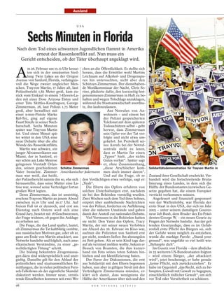 Ausland


                                      USA




       Sechs Minuten in Florida
Nach dem Tod eines schwarzen Jugendlichen flammt in Amerika
         erneut der Rassenkonflikt auf. Nun muss ein
 Gericht entscheiden, ob der Täter überhaupt angeklagt wird.


A
        m 26. Februar um 19.11 Uhr kreuz- chen an die Öffentlichkeit. Es stellte sich
        ten sich in der umzäunten Sied- heraus, dass die Ermittler wohl Martins
        lung Twin Lakes an der Oregon Leichnam auf Alkohol- und Drogenspu-
Avenue von Sanford, Florida, verhängnis- ren hin untersuchten, nicht aber den
voll die Wege zweier ungleicher Men- Schützen Zimmerman. Der diensthaben-
schen. Trayvon Martin, 17 Jahre alt, laut de Mordkommissar der Nacht, Chris Se-
Polizeibericht 1,82 Meter groß, kam zu- rino, plädierte dafür, den kurzzeitig fest-
rück vom Einkauf in einem 7-Eleven-La- genommenen Zimmerman in Haft zu be-
den mit einer Dose Arizona Eistee und halten und wegen Totschlags anzuklagen,
einer Tüte Skittles-Kaudragees; George während die Staatsanwaltschaft anordne-
Zimmerman, 28, laut Polizei 1,75 Meter te, ihn laufenzulassen.
groß, aber bewaffnet mit                                     Aus Notrufen von An-
einer 9-mm-Pistole Marke                                  wohnern – und einem bei
Kel-Tec, ging auf eigene                                  der Polizei gespeicherten
Faust Streife in seiner Nach-                             Telefonat mit dem späteren
barschaft. Sechs Minuten                                  Todesschützen selbst – geht
später war Trayvon Martin                                 hervor, dass Zimmerman
tot. Und einen Monat spä-                                 sein Opfer vor der Tat ver-
ter wütet in den USA eine                                 folgte und nicht etwa um-
neue Debatte über die alte                                gekehrt. Im Protokoll sei-
Wunde des Rassenkonflikts.                                nes Anrufs bei der Notruf-
   Martin war schwarz, ein                                zentrale steht zu lesen,
junger Afroamerikaner aus                                 dass er Martin für einen
Miami, der in Sanford, ei-                                „Typen“ hielt, „der nichts
ner schön am Lake Monroe                                  Gutes vorhat“. Später sagt
gelegenen Vorstadt Orlan-                                 er, ohne Zusammenhang,
                                                        AP




dos, seinen geschiedenen Schütze Zimmerman                „diese Arschlöcher kom- Solidaritätsdemonstration für Trayvon Martin in
Vater besuchte. Zimmer- Amerikanischer Jedermann men doch immer davon“.
man war weiß, das heißt,                                  Und auf die Frage, ob er Zustand ihrer Gesellschaft erschrickt. Ver-
der Polizeibericht nannte ihn so, ehe sich den Verdächtigen etwa verfolge, sagt er: handelt wird die fortschreitende Bruta-
herausstellte, dass seine Mutter eine La- „Yeah“.                                      lisierung eines Landes, in dem sich die
tina war, worauf seine Verteidiger fortan      Die Eltern des Opfers erfuhren von Hälfte der Bundesstaaten inzwischen Ge-
großen Wert legten.                         solchen Unterhaltungen erst, nachdem setze gegeben hat, die einem Europäer
   Denn Zimmerman, das ist unstrittig, sie bei den Behörden vorstellig wurden. verrückt vorkommen müssen.
erschoss Trayvon Martin an jenem Abend Zwei Wochen nach dem Tod ihres Sohnes,             Angefeuert und finanziell gesponsert
zwischen 19.16 Uhr und 19.17 Uhr. Auf empört über ausbleibende Nachrichten von der Waffenlobby, war Florida der
freiem Fuß ist er dennoch, und erst am von der Polizei, forderten sie Aufklärung erste Staat in den USA, der sich im Jahr
Dienstag nach Ostern wird sich eine über die näheren Umstände und gaben 2005 – unter seinem damaligen Gouver-
Grand Jury, besetzt mit 18 Geschworenen, damit den Anstoß zur nationalen Debatte. neur Jeb Bush, dem Bruder des Ex-Präsi-
der Frage widmen, ob gegen ihn Anklage         Viel Vertrauen in die Behörden hatten denten George W. – ein neues Gesetz zu
zu erheben sei.                             sie nicht: Den Vater des Opfers, Tracy Fragen der Notwehr bastelte. Aus der gel-
   Die Frage, die das Land spaltet, lautet, Martin, der mit seiner neuen Verlobten tenden Gesetzeslage, dass es im Gefah-
ob Zimmerman die Tat kaltblütig verübte, am Abend des 26. Februar im Kino war, renfall erste Pflicht des Bürgers sei, sich
aus rassistischen Motiven gar, oder ob er, suchten die Polizisten von Sanford erst der Gefahr wenn möglich zu entziehen,
ganz am Ende von Martin attackiert, aus gar nicht, sondern ließen ihn ahnungslos wurde die markige Parole: „Stand your
Notwehr handelte und folglich, nach ame- zu Bett gehen. Als er sein Kind tags dar- ground“, was ungefähr so viel heißt wie:
rikanischem Verständnis, zu einer „ge- auf als vermisst melden wollte, bekam er „Behaupte dich“.
rechtfertigten Tötung“ schritt.             Besuch von Beamten, die ihm kurzer-           Im Gesetz von Florida – dem ähnliche
   Die bislang bekannten Zeugenaussa- hand ein Foto seines toten Sohnes hin- in 25 weiteren US-Bundesstaaten folgten
gen dazu sind widersprüchlich und uner- hielten und um Identifizierung baten.          – wird einem Bürger, „der attackiert
giebig. Dasselbe gilt für den Ablauf der       Der Furor der Diskussionen, die erst wird“, jetzt bescheinigt, er habe gerade
polizeilichen und staatsanwaltlichen Er- aus Solidarität mit den Eltern begonnen „keine Pflicht, sich zurückzuziehen“. Er
mittlungen, die in vielen politischen Fern- haben, nun aber in giftigen Streit mit den habe im Gegenteil „das Recht, sich zu be-
seh-Talkshows als der eigentliche Skandal Verteidigern Zimmermans münden, er- haupten, Gewalt mit Gewalt zu begegnen,
diskutiert werden. Immer neue, verstö- klärt sich damit, dass wenigstens die einschließlich tödlicher Gewalt“, um sich
rende Einzelheiten kommen seit zwei Wo- Hälfte der Amerikaner über sich und den vor Tod oder Versehrtheit zu schützen.
98                                              D E R    S P I E G E L   1 5 / 2 0 1 2
 