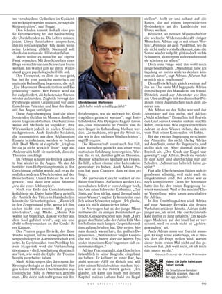 wo verschiedene Gedanken im Gedächt-                                                                                 stellen“, hofft er und schaut auf die
nis verknüpft werden müssen, versagt die                                                                             Rosen, die auf einem improvisierten
Konzentration“, sagt Bugge.                                                                                          Gedenkstein an der Landstraße vor
   Den Schulen kommt deshalb eine gro-                                                                               Utøya welken.
ße Verantwortung bei der Beobachtung                                                                                    Resilienz, so nennen Wissenschaftler
der Überlebenden zu. Die Lehrer müssen                                                                               die seelische Widerstandskraft einiger
jeden Utøya-Heimkehrer ansprechen,                                                                                   Menschen. Adrian sagt es mit seinen Wor-
ihm zu psychologischer Hilfe raten, wenn                                                                             ten: „Wenn du an dem Punkt bist, wo du
seine Leistung abfällt. Niemand soll                                                                                 dir nicht mehr vorstellen kannst, dass die
durch das nationale Hilfsraster fallen.                                                                              Sonne wieder aufgeht, gibt es doch nichts
   Marte wollte es zunächst auf eigene                                                                               Schöneres, als morgens aufzuwachen und
Faust versuchen. Mit dem Schreiben eines                                                                             sie scheinen zu sehen.“
Blogs versuchte sie den Schrecken loszu-                                                                                Doch eine Frage wird ihn wohl noch
werden. Im Winter gab sie ihren Wider-                                                                               lange beschäftigen. „Manchmal habe ich
stand gegen psychologische Hilfe auf.                                                                                tagelang an nichts anderes denken kön-
   Der Therapeut, zu dem sie nun geht,                                                                               nen als daran“, sagt Adrian: „Warum hat
hat bei ihr eine zunächst esoterisch an-                                                                             er mich nicht erschossen?“




                                                                                            ILJA C. HENDEL / VISUM
mutende Behandlung begonnen, die sich                                                                                   Denn Breivik legte gleich zweimal auf
„Eye Movement Desentizitation and Re-                                                                                ihn an. Das erste Mal begegnete Adrian
processing“ nennt. Der Patient wird da-                                                                              ihm zu Beginn des Massakers, am Strand.
bei aufgefordert, die belastenden Szenen                                                                             Plötzlich stand der Attentäter vor ihm
wieder aufzurufen. Zugleich bewegt der                                                                               am Ufer und legte mit mechanischer Prä-
Psychologe einen Gegenstand vor dem           Überlebender Mortensen                                                 zision einen Jugendlichen nach dem an-
Gesicht des Patienten und lässt ihn diesen    „Ich habe mich schuldig gefühlt“                                       deren um.
mit den Augen verfolgen.                                                                                                Als Adrian an der Reihe war und der
   Diese Augenbewegung lässt die über-        Erfahrungen, wie sie weltweit bei Groß-                                Attentäter auf ihn zielte, rief Adrian:
bordenden Gefühle im Moment des Erin-         tragödien gemacht wurden“, sagt Insti-                                 „Nicht schießen!“ Daraufhin ließ Breivik
nerns langsam abflachen. Die Funktions-       tutsdirektor Atle Dyregrov. Er geht davon                              den Lauf seines Gewehrs sinken, machte
weise der Methode ist ungeklärt, ihre         aus, dass mindestens 30 Prozent von ih-                                kehrt, einfach so. Wie angewurzelt blieb
Wirksamkeit jedoch in vielen Studien          nen länger in Behandlung bleiben wer-                                  Adrian in dem Wasser stehen, das sich
nachgewiesen. Auch deutsche Soldaten,         den. „Je nachdem, wie gut die Arbeit ist,                              vom Blut seiner Kameraden rot färbte.
die traumatisiert aus dem Afghanistan-        die wir in den nächsten Wochen leisten“,                                  Bei der zweiten Begegnung verschonte
Einsatz heimkehren, werden so behan-          sagt Dyregrov.                                                         der Attentäter ihn nicht. Da lag Adrian
delt. Doch Marte ist skeptisch: „Ich glau-       Die Wissenschaft kennt auch den Fall,                               auf dem Stein, unter der Regenjacke, und
be da ja nicht wirklich dran“, sagt sie.      dass Menschen gestärkt aus einer trau-                                 stellte sich tot. Aber diesmal drückte
Andererseits hofft sie natürlich, dass die    matischen Erfahrung hervorgehen. War-                                  Breivik ab. „Der Krach der Kugel war
Therapie anschlägt.                           um das so ist, darüber gibt es Theorien.                               gewaltig“, sagt Adrian. Doch sie verfehl-
   Im Februar schaute sie Breivik das ers-    Männer schaffen es häufiger als Frauen.                                te den Kopf und durchschlug nur die
te Mal wieder in die Augen. Als der At-       Es hilft, schon einmal eine Lebenskrise                                Schulter. „Schmerzen habe ich keine ge-
tentäter zum Haftprüfungstermin in den        gemeistert zu haben. Auch Adrian Pra-                                  spürt.“
Gerichtssaal geführt wurde, sah er zu ihr     con hat gute Chancen, dass es ihm ge-                                     Fast alle Überlebenden fühlen sich ir-
und den anderen Überlebenden auf der          lingt.                                                                 gendwann schuldig, weil nicht auch sie
Besucherbank. Unreif habe er da auf sie          Mit gerötetem Gesicht verlässt er die                               umgekommen sind. Bei Adrian war es
gewirkt, und dann erst seine Stimme:          Fähre von Utøya. Auf seinen weißen Lei-                                noch komplizierter. Denn der Attentäter
„wie die eines Schlumpfes“.                   nenschuhen federt er vom Anleger hoch,                                 hatte ihn bei der ersten Begegnung be-
   Noch vor Ende des Gerichtstermins          im Arm seine Schwester Katharina. „Der                                 wusst verschont. Weil er ihn mochte? Die-
kollabierte sie. Dabei hatte Marte gehofft,   Stein, auf dem ich lag, stand diesmal nicht                            se Vorstellung wäre kaum auszuhalten
der Anblick des Täters in Handschellen        unter Wasser“, sagt er. Er konnte ihn end-                             für Adrian.
könnte ihr Sicherheit geben. „Wenn ich        lich seiner Schwester zeigen. „Ich glaube,                                In den Ermittlungsakten stieß Adrian
in den Zeugenstand gehe, werde ich ihm        dass ich mich distanzierter fühle.“                                    auf eine Aussage Breiviks, die dessen
sicher nicht ein zweites Mal gegen-              In Norwegen hat es der junge Mann                                   Verhalten erklären könnte. Adrian sieht
übertreten“, sagt Marte. „Meine An-           mittlerweile zu einiger Berühmtheit ge-                                jünger aus, als er ist. Hat der Rechtsradi-
wältin hat beantragt, dass er vorher aus      bracht. Gerade erscheint sein Buch „Herz                               kale ihn für zu jung gehalten? Ein 14-jäh-
dem Saal geführt wird“, sagt sie und          gegen den Stein“, das der Autor Erik Møl-                              riges Mädchen auf der Insel hat er ver-
dreht selbstversunken an der Kordel ih-       ler Solheim nach langen Gesprächen mit                                 schont, weil es noch nicht so „gehirn-
rer Kapuze.                                   ihm aufgeschrieben hat. Die ersten Mo-                                 gewaschen“ sei.
   Der Prozess gegen Breivik, der diese       nate danach waren hart, ihn quälten De-                                   Auch Adrian muss vor Gericht aussa-
Woche beginnt, hat die norwegischen Kri-      pressionen. „Während der langen Gesprä-                                gen. Er wagt keine Vorhersage, ob er Brei-
senpsychologen in Alarmbereitschaft ver-      che mit Erik haben aber die wirren Epi-                                vik dort die Frage stellen wird, warum
setzt. In Gerichtssälen vom Nordkap bis       soden in meinem Kopf begonnen sich zu-                                 dieser beim ersten Mal nicht auf ihn ge-
zum Skagerrak wird die Verhandlung            sammenzufügen.“                                                        schossen hat. „Ich weiß nicht, ob ich mich
übertragen – die Liveschaltung dient auch        Adrian Pracon glaubt, das Geschehen                                 das trauen werde.“
als Test, wie weit die Opfer ihr Trauma       tatsächlich in seine Biografie eingebaut                                      GERALD TRAUFETTER, ANTJE WINDMANN
bereits verarbeitet haben.                    zu haben. Er kellnert in einer Bar, be-
   Nach Schätzungen des Zentrums für          zieht von der AUF ein Gehalt und will                                                Video: Ein Opfer kehrt zum
Krisenpsychologie an der Universität Ber-     jetzt seinen Schulabschluss machen. Spä-                                             Tatort zurück
gen hat die Hälfte der Überlebenden psy-      ter will er in die Politik gehen. „Ich                                               Für Smartphone-Benutzer:
chologische Hilfe in Anspruch genom-          glaube, ich kann das Buch mit diesem                                                 Bildcode scannen, etwa mit
men. „Das deckt sich recht genau mit den      Kapitel meines Lebens bald ins Regal                                                 der App „Scanlife“.
                                                    D E R   S P I E G E L   1 6 / 2 0 1 2                                                                       109
 