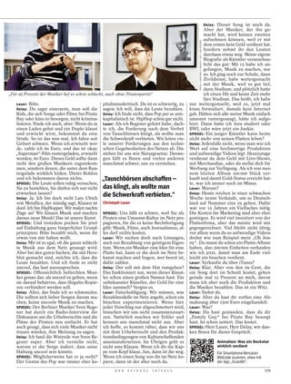 Delay: Dieser Song ist noch da.
                                                                                                           Aber der Musiker, der ihn ge-
                                                                                                           macht hat, wird keinen zweiten
                                                                                                           aufnehmen können, weil er mit




                                                                                                        FOTOS: CHRISTIAN O. BRUCH / LAIF / DER SPIEGEL
                                                                                                           dem ersten kein Geld verdient hat.
                                                                                                           Insofern nehmt ihr den Leuten
                                                                                                           durchaus etwas weg. Meine eigene
                                                                                                           Biografie als Künstler veranschau-
                                                                                                           licht das gut: Mit 15 habe ich an-
                                                                                                           gefangen, Musik zu machen, nur
                                                                                                           so. Ich ging noch zur Schule, dann
                                                                                                           Zivildienst, habe weitergemacht
                                                                                                           mit der Musik, weil es gut lief,
                                                                                                           dann Studium, und plötzlich hatte
„Für 95 Prozent der Musiker lief es schon schlecht, auch ohne Piratenpartei“                               ich einen Hit und keine Zeit mehr
                                                                                                           fürs Studium. Das heißt, ich habe
    Lauer: Bitte.                                  pitalismuskritisch. Da ist es schwierig, zu     nur weitergemacht, weil es, jetzt mal
    Delay: Du sagst einerseits, man soll die       sagen: Ich will, dass die Leute bezahlen.       krass formuliert, damals kein Internet
   Kids, die sich Songs oder Filme bei Pirate      Delay: Ich finde nicht, dass Pop per se anti-   gab. Hätten sich alle meine Musik einfach
   Bay oder kino.to besorgen, nicht krimina-       kapitalistisch ist. HipHop schon gar nicht.     umsonst runtergesaugt, hätte ich aufge-
   lisieren. Finde ich auch, aber: Wenn du in      Lauer: Als ich Regener gehört habe, dach-       hört. Dann hätte ich Jura studiert oder
   einen Laden gehst und ein Duplo klaust          te ich, die Forderung nach dem Verbot           BWL oder wäre jetzt ein Junkie.
   und erwischt wirst, bekommst du eine            von Tauschbörsen klingt, als wollte man         SPIEGEL: Ein junger Künstler kann heute
   Strafe. So ist das nun mal. Ich fahre seit      die Schwerkraft verbieten. Wir leiten vie-      nicht mehr von seinen Platten leben?
   Geburt schwarz. Wenn ich erwischt wer-          le unserer Forderungen aus den techni-          Delay: Jedenfalls nicht, wenn man wie ich
   de, zahle ich 60 Euro, und das ist okay.        schen Gegebenheiten des Netzes ab. Die          Wert auf eine hochwertige Produktion
   „Superman“-Film runtergeladen, erwischt         stehen für uns wie Naturgesetze. Deswe-         und aufwendige Videos legt. Heutzutage
   worden, 60 Euro. Dieses Geld sollte dann        gen fällt es Ihnen und vielen anderen           verdienst du dein Geld mit Live-Shows,
   nicht den großen Musikern zugutekom-            manchmal schwer, uns zu verstehen.              mit Merchandise, oder du stellst dich für
   men, sondern denen, die unter dem Run-                                                          Werbung zur Verfügung. Als ich von mei-
   tergelade wirklich leiden. Dieter Bohlen                                                        nem letzten Album 100 000 Stück ver-
   und ich bekommen davon nichts.                  „Tauschbörsen abschaffen –                      kauft und damit Gold-Status erreicht hat-
   SPIEGEL: Die Leute sollen ruhig versuchen,                                                      te, war ich immer noch im Minus.
   Sie zu bestehlen, Sie dürfen sich nur nicht     das klingt, als wollte man                      Lauer: Warum?
   erwischen lassen?                                                                               Delay: Heute reichen in einer schwachen
   Delay: Ja. Ich bin doch nicht Lars Ulrich
                                                   die Schwerkraft verbieten.“                     Woche 10 000 Verkäufe, um in Deutsch-
   von Metallica, der ständig sagt, Klauen ist     Christoph Lauer                                 land auf Nummer eins zu gehen. Dafür
   doof. Ich bin HipHopper. Wir malen nachts                                                       war vor 15 Jahren ein Vielfaches nötig.
   Züge an! Wir klauen Musik und machen            SPIEGEL: Uns fällt es schwer, weil Sie als      Die Kosten für Marketing sind aber eher
   daraus neue Musik! Das ist unsere Kunst.        Piraten eine Umsonst-Kultur im Netz pro-        gestiegen. Es wird viel investiert von der
   SPIEGEL: Und trotzdem pochen Sie jetzt          pagieren, für die es keine Rechtfertigung       Plattenfirma, aber das meiste wird mir
   auf Einhaltung ganz bürgerlicher Grund-         gibt: Musik, Filme, auch Journalismus, al-      gegengerechnet. Viel bleibt nicht übrig,
   prinzipien: Bitte bezahlt mich, wenn ihr        les darf nichts kosten.                         vor allem wenn du so aufwendige Videos
   etwas von mir haben wollt.                      Lauer: Wir suchen doch nach Lösungen,           drehst wie zum Beispiel mein „Oh Jon-
   Delay: Mir ist es egal, ob die ganze schlech-   auch zur Bezahlung von geistigem Eigen-         ny“. Da musst du schon ein Platin-Album
   te Musik aus dem Netz gesaugt wird.             tum. Wenn ein Musiker eine Idee für eine        haben, also 200 000 Einheiten verkaufen
   Aber bei den guten Sachen, die mit Herz-        Platte hat, kann er die doch im Netz be-        wie ich jetzt, damit man am Ende viel-
   blut gemacht sind, möchte ich, dass die         kannt machen und fragen, wer bereit ist,        leicht ein bisschen verdient.
   Leute bezahlen. Und ich finde es nicht          dafür zahlen.                                   Lauer: Verkaufst du über iTunes?
   uncool, das laut auszusprechen.                 Delay: Der soll mit dem Hut rumgehen?           Delay: Klar. Aber von den 99 Cent, die
   SPIEGEL: Offensichtlich befürchten Musi-        Das funktioniert nur, wenn dieser Künst-        ein Song dort im Schnitt kostet, gehen
   ker genau das: als uncool zu gelten, wenn       ler schon einen großen Namen hast. Ein          gerade mal 15 Prozent an mich, davon
   sie darauf beharren, dass illegales Kopie-      unbekannter Künstler, der Geld für eine         muss ich aber noch die Produktion und
   ren verhindert werden soll.                     Idee sammelt? Vergiss es.                       die Musiker bezahlen. Das ist ein Witz.
   Delay: Alter, das finde ich so schwanzlos.      Lauer: Entschuldigung. Wir müssen, was          Lauer: Siehst du.
   Die sollten sich lieber Sorgen darum ma-        Bezahlmodelle im Netz angeht, schon ein         Delay: Aber du hast dir vorhin eine Ab-
   chen, keine uncoole Musik zu machen.            bisschen experimentieren. Wenn hier             mahnung über 1500 Euro eingehandelt.
   SPIEGEL: Der Berliner Musiker Sven Rege-        jeder Vorschlag nur abgeschmettert wird,        Lauer: Was?
   ner hat durch ein Radio-Interview die           brauchen wir uns nicht zusammenzuset-           Delay: Du hast gestanden, dass du dir
   Diskussion um die Urheberrechte und die         zen. Natürlich machen wir Fehler und            „Family Guy“ bei Pirate Bay besorgt
   Pläne der Piraten neu entfacht. Er hat          kennen uns manchmal nicht aus. Aber             hast. Ist schon notiert. Das kostet.
   auch gesagt, dass sich viele Musiker nicht      ich hoffe, es kommt rüber, dass wir uns         SPIEGEL: Herr Lauer, Herr Delay, wir dan-
   trauen würden, ihre Meinung zu sagen.           mit dem Urheberrecht und den Produk-            ken Ihnen für dieses Gespräch.
   Delay: Ich fand die Wutrede von Sven Re-        tionsbedingungen von Kulturschaffenden
   gener super. Aber ich verstehe nicht,           auseinandersetzen. Im Übrigen geht es                                                                       Animation: Was ein Rockstar
   warum er die Sorge äußert, dass seine           nicht ums Klauen. Wenn ich dir die Kap-                                                                     wirklich verdient
   Haltung uncool sein könnte.                     pe vom Kopf klaue, Jan, dann ist die weg.                                                                   Für Smartphone-Benutzer:
   SPIEGEL: Möglicherweise hat er ja recht?        Wenn ich einen Song von dir im Netz ko-                                                                     Bildcode scannen, etwa mit
   Der Gestus des Pop war immer eher ka-           piere, dann ist der aber noch da.                                                                           der App „Scanlife“.
                                                         D E R   S P I E G E L   1 6 / 2 0 1 2                                                                                              119
 
