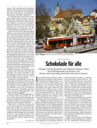 sagt er. „Wer sein Kind nicht in die Kita
schickt, soll Anspruch auf das Geld haben,
egal ob er sich selbst um sein Kind küm-
mert oder weiterarbeitet und die Kinder-
betreuung in der Familie organisiert.“
   Für Seehofer geht es um mehr als ein
paar hundert Euro für Eltern, die ihre
Kinder lieber zu Hause erziehen. Seit der
Protestaktion in der CDU ist das Projekt
zum Symbol für bayerische Selbstbe-
hauptung in Berlin avanciert. Und darauf
kommt es an, wenn die CSU bei der
Landtagswahl im kommenden Jahr die
absolute Mehrheit zurückerobern will.
   Wenn die CSU mit dem Betreuungsgeld
scheitere, „dann sind wir doch nichts mehr
wert“, beteuerte Seehofer in Brasilien. Und
als er beim bayerischen Abend in einem
teuren Reitclub in São Paulo gefragt wur-
de, ob es einen Punkt gebe, an dem er die
Koalition in Berlin platzen lassen würde,
                                              GOTTFRIED STOPPEL / DER SPIEGEL




wies er solche Gedankenspiele nicht von
sich, sondern sagte schlicht: „Wenn sich
die anderen nicht vertragstreu verhalten.“
   Wie ernst es Seehofer meint, musste
Merkel in der Woche vor Ostern erfahren.
Die beiden telefonierten gleich mehrfach.
Warum er denn immer noch um das Be-
treuungsgeld kämpfen müsse, wo es doch                                          Bus in Tübingen: Traum von einer Stadt ohne Schwarzfahrer
längst beschlossene Sache sei, ärgerte sich
Seehofer. Notorische Abweichler gebe es
zwar in jeder Partei, sagte er zu Merkel.                                                                                NAHVERKEH R




                                                                                                 Schokolade für alle
„Du hast deinen Wolfgang Bosbach, ich
meinen Erwin Huber.“ Aber wie 23 CDU-
Fraktionsmitglieder unbemerkt gegen ein
gemeinsam beschlossenes Projekt vorge-
hen können, sei ihm schleierhaft.
   Merkel beteuerte, von nichts gewusst                                             Tübingen will das Busfahren zum Nulltarif einführen. Doch
zu haben, aber Seehofer ist bis heute arg-                                                    das Lieblingsprojekt von Grünen und
wöhnisch. Vor Ostern überlegte er gar,
die Zeitungen mit dem einen oder ande-                                               Piraten nützt dem Image der Stadt mehr als der Umwelt.
ren knackigen Zitat zu füttern. „Dann


                                                                                I
hätte zu Ostern die Erde gebebt.“                                                   n der Ökohochburg Tübingen soll die        Gratisfahrt-Initiativen gibt es im ganzen
   Stattdessen verabschiedete er sich für                                           Welt noch ein bisschen besser werden.      Land. Sie heißen „Berlin fährt frei“, „In-
einige Tage in die Zisterzienserinnen-Ab-                                           Gemeinderat und Bürger träumen von         novative Verkehrssysteme Darmstadt“
tei Waldsassen und schwieg, auch gegen-                                         einer Stadt ohne Schwarzfahrer, von            oder „Hamburger Verkehrsverbund um-
über Merkel, die ihm vergebens hinter-                                          Kranken, die im Hospital mehr Besuch           sonst!“. Hinter der immergleichen Idee
hertelefonierte. Der CSU-Chef hielt in-                                         bekommen, und von Armen, Alten und             stecken unterschiedliche Köpfe: Grüne
nere Einkehr und war für die Kanzlerin                                          Arbeitslosen, die immer mobil sind. Das        halten den Nulltarif für ein ökologisches
nicht zu sprechen. Schließlich versuchte                                        Konzept lautet: „TüBus für alle“. In Zu-       Pionierprojekt. Linke Kapitalismuskriti-
sie es mit einer Versöhnungs-SMS: „Ich                                          kunft sollen die Tübinger kostenlos durch      ker fordern Mobilität als Grundrecht. Die
stehe zum Betreuungsgeld.“                                                      die Universitätsstadt fahren. „Wenn das        Piratenpartei will private Infrastruktur-
   Mit der Friedens-SMS der Kanzlerin in                                        Projekt erfolgreich ist“, sagt der grüne       monopole zerschlagen und die S-Bahn in
der Tasche fühlt sich Seehofer für die                                          Oberbürgermeister Boris Palmer, „hat           Berlin der Stadt übereignen.
kommenden Auseinandersetzungen ge-                                              man den Klimaschutz nebenbei.“                    Verkehrswissenschaftler sehen im Null-
wappnet. Trotzdem hat er der CDU-Che-                                              Tübingen will als erste deutsche Stadt      tarif viele Vorteile. Er soll Autofahrer in
fin auf ihre SMS noch nicht geantwortet.                                        einen umlagefinanzierten Gratisbus ein-        Bus und Bahn locken. Er soll damit Klima
Zwischen beiden herrscht Funkstille.                                            führen, die Bürger würden eine jährliche       und Lebensqualität in den Städten ver-
   Merkel soll im Unklaren bleiben, wie                                         Verkehrsabgabe zahlen. Möglich gemacht         bessern. Weniger Autos in den Innenstäd-
er nun weiter vorgehen wird. In Brasilien                                       hat den Traum von der Verkehrs-Flatrate        ten bedeuten weniger Unfälle, weniger
freute sich Seehofer wie ein Zocker, der                                        der Regierungswechsel in Baden-Württem-        Abgase, weniger Lärm. Udo Becker, Pro-
bald eine gute Karte ausspielen wird. Als                                       berg. Denn die grün-rote Landesregierung       fessor für Verkehrsökologie an der Tech-
er auf dem Sprung zum nächsten Termin                                           prüft bereits Gesetzesänderungen, die es       nischen Universität Dresden, ist sich si-
zufällig seinen Pressesprecher traf, sprach                                     den Kommunen erlauben, eigene Geld-            cher, dass heutzutage „jeder Professor in
er ihn an. „Alles ruhig zu Hause?“ Der                                          quellen zu erschließen, um ihren Nahver-       Deutschland den Nulltarif theoretisch für
Sprecher nickte und schaute dienstbereit                                        kehr zu finanzieren.                           eine gute Idee hält“.
zu seinem Chef. „Wieso, wollen Sie was                                             Damit könnte in Tübingen Realität wer-         Täglich nutzen mehr als 28 Millionen
anzünden?“                                                                      den, was vielerorts noch reine Utopie ist:     Fahrgäste in Deutschland Busse und Bah-
                              PETER MÜLLER                                      freie Busfahrt für freie Bürger. Rund 20       nen des öffentlichen Personennahver-
32                                                                                    D E R   S P I E G E L   1 6 / 2 0 1 2
 