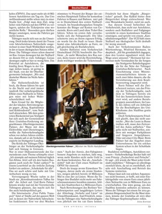 Deutschland

kehrs (ÖPNV). Das spart mehr als 18 Mil- stimmten 75 Prozent der Bürger der est- Friedrich hat diese Abgabe „Bürger-
lionen Autofahrten am Tag ein. Das Um- nischen Hauptstadt Tallinn für kostenlose ticket“ getauft. Das Kalkül hinter dem
weltbundesamt stellte schon 2003 in einer Fahrten in Bussen und Bahnen. 1997 gab Bürgerticket klingt einleuchtend: Wer
Studie fest: „Folgt man dem Ziel, mög- es in Deutschland den ersten Nulltarif- eine Monatskarte besitzt, nutzt sie auch.
lichst viele Fahrten auf den ÖPNV zu ver- versuch. Im brandenburgischen Templin          Aus diesem Grund befürchtet der
lagern, spielen die Ticketpreise eine we- konnten die Bürger auf Kosten von Ge- Verkehrsclub, dass nicht nur Autofahrer,
sentliche Rolle.“ Besonders gern dürften meinde, Kreis und Land ohne Ticket Bus sondern auch Radfahrer und Fußgänger
Bürger umsteigen, wenn die Fahrten gar fahren. Schon im ersten Jahr verzehn- verstärkt in einen kostenlosen Stadtbus
nichts kosten.                              fachte sich die Fahrgastzahl. Die Idee einsteigen, und spricht von einem „Kan-
   Tübingen macht sich nun an die Umset- scheiterte 2003 an ihrem eigenen Erfolg, nibalisierungseffekt“. Der VCD hält einen
zung. Doch leider könnte damit der Traum sie wurde für die Stadt zu teuer. Heute Nulltarif aus ökologischer Sicht deshalb
vom fahrscheinlosen Nahverkehr ausge- kostet eine Jahreskurkarte 44 Euro, sie für wenig sinnvoll.
rechnet in einer Stadt Wirklichkeit werden, gilt gleichzeitig als Busfahrschein.         Auch der Verkehrsminister Baden-
in der er kaum ökologischen Nutzen stiftet.    Sandro Battistini vom Verkehrsclub Württembergs, Winfried Hermann, ist
Denn: Die Tübinger sitzen schon dauernd Deutschland (VCD) beschreibt das Pro- skeptisch. „Ich bin grundsätzlich dagegen,
im Bus. Genau deswegen hat der Nulltarif blem: „Je mehr Menschen den Bus nut- dass den Leuten signalisiert wird, ihre
an diesem Ort so viele Anhänger. Genau zen, desto teurer wird die Bereitstellung, Wege seien umsonst.“ Hermann hat mo-
deswegen ergibt er hier so wenig Sinn. Das desto wichtiger werden die Ticketeinnah- mentan mehr Verständnis für die Sorgen
Potential an Autofahrern, die                                                                   der Stuttgarter Bahnhofsgegner
künftig ihren Wagen in der Ga-                                                                  als für die Nöte der Tübinger
rage stehen lassen, ist gering in                                                               Gratisbus-Befürworter. Nach
der Stadt, von der ihr Oberbür-                                                                 Einschätzung eines Ministe-
germeister behauptet: „Wir sind                                                                 riumsmitarbeiters könnte es
deutscher Meister im Nicht-Auto-                                                                noch zwei Jahre dauern, ehe die
fahren.“                                                                                        Vereinbarung aus dem Koali-
   Die Haltestellendichte ist                                                                   tionsvertrag umgesetzt wird.
hoch, die Busse fahren bis spät                                                                    Boris Palmer will die Zwi-
in die Nacht und sind immer                                                                     schenzeit nutzen, um das Prin-
randvoll. Der verkehrspolitische                                                                zip der Verkehrsabgabe, nach
Effekt eines Nulltarifs in Tübin-                                                               dem in Tübingen bereits ein
gen wäre mit hoher Wahr-                                                                        Teil des Semestertickets finan-
scheinlichkeit: null.                                                                           ziert wird, auf andere Berufs-
   Kein Grund für die Mitglie-                                                                  gruppen auszudehnen. Im Lau-
der der lokalen Aktivistengrup-                                                                 fe des Jahres soll ein Jobticket
pe gegen „Krieg, Kapitalismus                                                                   für die Beschäftigten des Uni-
und Kohlendioxid“, vom Null-                                                                    Klinikums den Stadtbus gratis
tarif abzurücken. Mit dem grün-                                                                 anbieten.
roten Rückenwind aus Stuttgart                                                                     Doch Verkehrsexperte Fried-
hat sich auch der Gemeinderat                                                                   rich glaubt, dass das nicht aus-
ihrer Gratisbus-Forderung an-                                                                   reiche: „Wer die Leute in Busse
geschlossen. Oberbürgermeister                                                                  treiben will, muss den Zeitvor-
                                                                                               GOTTFRIED STOPPEL / DER SPIEGEL




Palmer, der Mann mit dem                                                                        teil des Autos aufheben.“ Das
Elektrobike statt Dienstwagen,                                                                  gehe nicht mit Nulltarifen, son-
wollte die Nahverkehrsabgabe                                                                    dern mit weniger Parkplätzen
schon vor sieben Jahren einfüh-                                                                 und längeren Ampelphasen.
ren, damals saß er als Verkehrs-                                                                Oder mit einer City-Maut. Boris
experte im Stuttgarter Landtag.                                                                 Palmer hat das Angebot eines
   Die Kritik der Tübinger Öko-                                                                 Unternehmens für ein solches
bürger an der Verkehrsabgabe Oberbürgermeister Palmer: „Meister im Nicht-Autofahren“            System schon in der Schublade
hält sich bislang in Grenzen.                                                                   liegen.
Nur in einer Diskussionsrunde des Ge- men.“ Auch der Anreiz, den Fahrgästen              Busfahren verbilligen, Autofahren ver-
meinderats zum Thema schimpfte einer: bessere Angebote zu machen, falle weg, teuern – Verkehrsökologe Becker hält viel
„Ich strample auf meinem Fahrrad täglich wenn mehr Kunden nicht mehr Geld in vom Prinzip „Zuckerbrot und Peitsche“.
fürs Klima. Jetzt soll ich den faulen Bus- der Kasse bedeuteten. Nur als „Anschub- Er sagt: „Ich würde die Maut jeder Groß-
gästen auch noch ihr Ticket zahlen?“ In mittel“ hält der Club einen Nulltarif im stadt empfehlen.“ Tübingen sei allerdings
einem Leserbrief an die örtliche Zeitung ÖPNV für sinnvoll.                            ziemlich klein, da sei es zweifelhaft, wie
fordert ein anderer „Schokolade für alle“.     Doch die knapp 90 000 Einwohner Tü- sehr sich Anschaffung und Betrieb des
Das sei auch schön und habe mit Um- bingens, davon mehr als 20 000 Studen- Systems rentierten.
weltschutz wenig zu tun.                    ten, steigen jährlich bereits 18 Millionen   Palmer lässt sich von solchen Argumen-
   Vorvergangene Woche nahm in der Mal in eine der 35 Linien. Wenn die Tü- ten nicht bremsen, er hofft, mit einer Ein-
Stadt ein „Koordinationskreis TüBus für binger ihre Busfahrt nicht mehr am Fahr- fahrtgebühr von einem Euro einen jährli-
alle“ die Arbeit auf. Und Boris Palmer scheinautomaten bezahlen müssten, fehl- chen Nettoerlös von 20 Millionen Euro zu
könnte wieder mal mit der Vorreiterrolle ten den Stadtwerken 6,5 Millionen Euro. erwirtschaften. Das wäre genug, um den
Tübingens glänzen, das macht sich für          Nach Berechnungen des Berliner Ver- Stadtbus kostenlos anbieten zu können.
ihn auch bundespolitisch gut.               kehrsexperten und langjährigen Leiters Wenn die Tübinger bei einem für 2014 ge-
   Die Internetseite „Free Public Trans- der Abteilung „Verkehr und Lärm“ im planten Bürgerentscheid für die Maut stim-
port“ listet 47 Städte auf der ganzen Welt Umweltbundesamt, Axel Friedrich, müss- men, könnte der Gratisbus ab 2015 über
auf, in denen der Nahverkehr fahrschein- ten die Tübinger eine Nahverkehrsabgabe das Tübinger Kopfsteinpflaster rollen.
los funktioniert. Erst vor drei Wochen von jährlich 100 bis 150 Euro leisten.                                        ANNA KISTNER

                                                 D E R   S P I E G E L   1 6 / 2 0 1 2                                           33
 