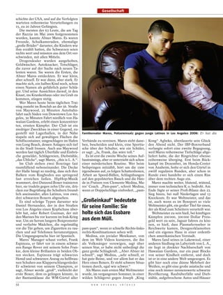 Gesellschaft

schichte der USA, und auf die Verfolgten
warteten reihenweise Verurteilungen zu
15, zu 20 Jahren Gefängnis.
   Die meisten der 63 Leute, die am Tag
der Razzia im Mai 2009 festgenommen
wurden, kannte Abner Mares. Es waren
Freunde, Schulkameraden, ehemalige
„große Brüder“ darunter, die Kindern wie
ihm erzählt hatten, die Schwarzen seien
nichts wert und müssten aus dem Ort ver-
schwinden, mit allen Mitteln.
   Drogendealer wurden ausgehoben,
Geldwäscher, Autoknacker, Totschläger,
die zuvor auf der Suche nach neuen Ta-
lenten waren. Sie waren die Ersten, die
Abner Mares entdeckten. Er war klein,
aber schnell. Er war dünn, aber stark. Er
machte sich, ein halbes Kind noch, schon
einen Namen als gefährlich guter Schlä-
ger. Und seine Aussichten darauf, in den
Knast, ins Krankenhaus oder ins Grab zu
kommen, stiegen stetig.
   Wer Mares heute beim täglichen Trai-
ning zusieht im Boxclub an der 56. Straße
von Maywood, 25 Minuten Autobahn-
fahrt nach Süden von Downtown Los An-
geles, 30 Minuten Fahrt nördlich von Ha-
waiian Gardens, erlebt einen konzentrier-
ten, ernsten Kämpfer. Der Club ist ein
niedriger Zweckbau in einer Gegend, zu-
gestellt mit Lagerhallen, in der Nähe         Familienvater Mares, Polizeieinsatz gegen junge Latinos in Los Angeles 2006: Er hat die
stapeln sich auf gewaltigen Flächen die
Schiffscontainer, umgeschlagen im Hafen       Verbände zu vereinen. Mares steht dane-       Kong“ Agbeko, überdauerte sein Glück
von Long Beach, dessen Anlagen sich tief      ben, bescheiden und klein, eine Sportta-      den Abend nicht. Der IBF-Boxverband
in die Stadt fressen. Auch aus Maywood        sche über der Schulter, wie ein Schüler,      verlangte sofort eine zweite Begegnung,
werden fast täglich Überfälle und Einbrü-     er sagt: „Ja, Frank, das wäre toll.“          weil Mares reihenweise Tiefschläge abge-
che gemeldet, Schlägereien, Diebstähle,          Es ist erst die zweite Woche seines Auf-   liefert hatte, die der Ringrichter ebenso
„das Übliche“, sagt Mares, „this is L. A.“.   bautrainings, aber er unterzieht sich schon   reihenweise überging. Erst beim Rück-
   Im Club stehen zwei Boxringe fast          einer mörderischen Routine. Wer beim          kampf im Dezember, im Honda-Center
raumfüllend nebeneinander. Die Decke          Seilspringen mitzählt, hört um die 1500       von Anaheim, holte er sich den Gürtel in
der Halle hängt so niedrig, dass sich ihre    irgendwann auf, es folgen Schattenboxen,      zwölf regulären Runden, aber schon in
Balken vom Ringboden aus springend            Arbeit an Speed-Bällen, Schlagübungen         Runde zwei handelte er sich einen Riss
fast erreichen ließen. HipHop-Musik           auf den gepolsterten Bauch und die Hän-       über dem rechten Auge ein.
wummert, drei Dutzend Boxer trainieren        de in Pratzen von Clemente Medina, Ma-           Mares machte weiter, blutend, wütend,
hier, sie trudeln gegen zehn Uhr ein, drü-    res’ Coach. „Pam-pam“, schreit Medina,        immer vom technischen K. o. bedroht. Am
cken zur Begrüßung die Schultern freund-      wenn er Doppelschläge einfordert, „pam-       Ende fügte er seiner Profi-Bilanz den 23.
lich aneinander, alles Latinos, von zwei,                                                   Sieg hinzu, bei null Niederlagen und 13
drei schwarzen Boxern abgesehen.                                                            Knockouts. Er war Weltmeister, und das
   Es sind schräge Typen darunter wie         „Großeinkauf“ bedeutete                       ist, auch wenn es im Boxsport so viele
Daniel Hernandez, der in den Straßen          für seine Familie: Sie                        Weltmeister gibt, ein großer Titel für einen,
von Los Angeles einen Kopfschuss über-                                                      der als Kind zum Scheitern verurteilt war.
lebt hat, oder Robert Guzman, der mit         holte sich das Essbare                           Weltmeister zu sein hieß, bei künftigen
den Marines bis vor kurzem im Irak-Krieg                                                    Kämpfen 200 000, 300 000 Dollar Preis-
war. Um sie herum lungern Boxpromoter         aus dem Müll.                                 geld wert zu sein, Jaguar fahren zu kön-
und verliebte Mädchen, die regelmäßig                                                       nen, es hieß, dass Plasmafernseher in
vor die Tür gehen, um Zigaretten zu rau-      pam-pam“, wenn er schnelle Rechts-links-      Reichweite kamen, Designerklamotten
chen und auf Telefonen herumzutippen.         rechts-Kombinationen sehen will.              und ein eigenes Haus in einer ordentli-
Die Umgangssprache hier ist Spanisch.            Medina, ein jovialer Mexikaner, von        chen amerikanischen Vorstadt.
   Mares’ Manager schaut vorbei, Frank        dem im Web Videos kursieren, die ihn             Mares fand seines in Lakewood, einer
Espinoza, er fährt vor in einem schwar-       als Volkssänger verewigen, sagt über          anderen Siedlung im Labyrinth von L. A.,
zen Range Rover mit seinem Sohn Fran-         seinen Star, er habe nicht unbedingt die      sie liegt in direkter Nachbarschaft von
kie, dem kleine Brillanten in beiden Oh-      ganz große Schlagkraft. „Aber Abner ist       Hawaiian Gardens, nur ein paar Blocks
ren stecken. Espinoza trägt schwarzes         schnell“, sagt Medina, „sehr schnell, er      von seiner Kindheit entfernt, und doch
Hemd und schwarzen Anzug zu hellbrau-         hat gute Beine, und vor allem hat er das      ist er in eine andere Welt umgezogen. Es
nen Schuhen aus Klapperschlangenleder.        Herz eines Boxers. Er steht schwere Situa-    gibt hier noch eine dünne Mehrheit der
Er schwärmt von seinem Champion, er           tionen durch, egal wie schwer.“               Weißen, es gibt eine große asiatische und
sagt, Abner werde „groß“, vielleicht der         Als Mares zum ersten Mal Weltmeister       eine noch immer nennenswerte schwarze
erste Boxer, dem es gelingen könnte, in       wurde, im vergangenen Sommer, in einer        Bevölkerung. Raubüberfälle und Dieb-
der Bantamklasse die WM-Gürtel aller          wilden Schlägerei gegen Joseph „King          stähle, aufgebrochene Autos und Häuser
52                                                  D E R   S P I E G E L   1 6 / 2 0 1 2
 