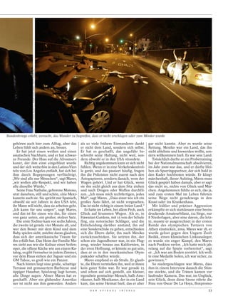 TODD BIGELOW / NOVUS SELECT (L.); ROBERT NICKELSBERG / GETTY IMAGES (R.)




Bandenkriege erlebt, versucht, das Wunder zu begreifen, dass er nicht erschlagen oder zum Mörder wurde

   gehören auch hier zum Alltag, aber das                                                   als so viele frühere Einwanderer dankt         gar nicht kannte. Aber es wurde seine
   Leben fühlt sich anders an, besser.                                                      er nicht dem Land, sondern sich selbst.        Rettung. Mexiko war ein Land, das ihn
      Er hat jetzt einen weißen und einen                                                   Er hat es geschafft, das ungefähr be-          nicht ablehnte und loswerden wollte, son-
   asiatischen Nachbarn, und er hat schwar-                                                 schreibt seine Haltung, nicht weil, son-       dern willkommen hieß. Es war sein Land.
   ze Freunde. Der Hass auf die Afroameri-                                                  dern obwohl er in den USA strandete.              Tatsächlich durfte er ein Probetraining
   kaner, der ihm einst eingebläut wurde                                                       Richtig angekommen kann er sich nicht       bei der Nationalmannschaft absolvieren,
   und der sich weiterhin in den Latino-Vier-                                               fühlen. Wenn er in eine Verkehrskontrol-       im Jahr 2000 war das, und er durfte blei-
   teln von Los Angeles entlädt, hat sich bei                                               le gerät, und das passiert häufig, fragen      ben als Sparringspartner, der sich bald in
   ihm durch Begegnungen verflüchtigt.                                                      ihn die Polizisten nicht zuerst nach den       den Kader hochboxen würde. Er klingt
   „Wir sind alle nur Menschen“, sagt Mares,                                                Autopapieren, sondern danach, wem der          märchenhaft, dieser Aufstieg, Mares muss
   „wir wollen alle Respekt, und wir haben                                                  Wagen gehört. Und er hat Glück, wenn           Glück gespürt haben damals, aber er sagt
   alle dieselbe Würde.“                                                                    sie ihn nicht gleich aus dem Sitz ziehen       das nicht so, nichts von Glück und Mär-
      Seine Frau Nathalie, geborene Moreno,                                                 und nach Drogen oder Waffen durchfil-          chen. Angekommen fühlte er sich, das ja,
   sitzt daneben, still und schön, eine Mexi-                                               zen. „Ich muss mich rechtfertigen, jedes       und zum ersten Mal im Leben führten
   kanerin auch sie. Sie spricht nur Spanisch,                                              Mal“, sagt Mares. „Dass einer wie ich ein      seine Wege nicht geradewegs in den
   obwohl sie seit Jahren in den USA lebt,                                                  großes Auto fährt, ist nicht vorgesehen.       Knast oder ins Krankenhaus.
   ihr Mann will nicht, dass sie arbeiten geht.                                             Das ist nicht richtig in einem freien Land.“      Mit kühler und präziser Aggression
   „Ich kann für uns sorgen“, sagt Mares,                                                      Er hatte im Leben, bei allem Pech, auch     erkämpfte er sich stattdessen eine beein-
   und das ist für einen wie ihn, für einen                                                 Glück auf krummen Wegen. Als er, in            druckende Amateurbilanz, 112 Siege, nur
   von ganz unten, ein großer, stolzer Satz.                                                Hawaiian Gardens, mit 15 von der Schule        8 Niederlagen, aber eine davon, die letz-
      Die erste Tochter kam vor sechs Jahren,                                               flog, ein notorischer Schläger, und die        te, musste er ausgerechnet in der ersten
   die zweite ist gerade vier Monate alt, und                                               Entscheidung darüber anstand, ihn auf          Runde des olympischen Turniers von
   wer den Boxer mit dem Kind und dem                                                       eine Sonderschule zu geben, entschieden        Athen einstecken, 2004. Mares war 18, er
   Baby spielen sieht, möchte daran glauben,                                                sich die Eltern dafür, ihn nach Mexiko         wurde gelost gegen den Ungarn Zsolt
   dass sich der amerikanische Traum für                                                    zurückzuschicken. Sie setzten ihn, der         Bedák, einen klassischen Linksausleger,
   ihn erfüllt hat. Das Heim der Familie Ma-                                                schon ein Jugendboxer war, in ein Flug-        es wurde ein enger Kampf, den Mares
   res sieht aus wie die Kulisse einer Seifen-                                              zeug, wieder hinaus aus Kalifornien, in        nach Punkten verlor. „Ich hatte mich jah-
   oper, die offene Küche wie aus einem Ka-                                                 der irren Hoffnung, er könnte so gut sein,     relang auf die Spiele vorbereitet“, sagt
   talog, es gibt Fernseher in jedem Zimmer,                                                dass er es in den mexikanischen Olym-          er. „Ich war am Boden zerstört. Ich woll-
   vor dem Haus stehen der Jaguar und ein                                                   piakader schaffen würde.                       te eine Medaille holen, ich war sicher, zu
   GM Tahoe, so groß wie ein Panzer.                                                           Mares empfand es als Strafe. Er glaub-      gewinnen.“
      Nach hinten liegt eine große, schattige                                               te, die Eltern verstießen ihn, weil er ihnen      So niedergeschlagen war Mares, dass
   Terrasse mit gemauertem Barbecue und                                                     kein guter Sohn war. Er war gerade 15          ihm in einem Interview danach die Stim-
   üppiger Hausbar, Spielzeug liegt herum,                                                  und schon auf sich gestellt, ein kleiner,      me stockte, und die Tränen kamen vor
   alle Dinge sagen: Abner Mares hat es                                                     irgendwie gemischter Mensch, halb Ame-         laufender Kamera. Das war, im Unglück,
   geschafft. Aber ein glühender Amerika-                                                   rikaner, halb Mexikaner, der in ein Land       sein Glück, denn diese Szene rührte die
   ner ist nicht aus ihm geworden. Anders                                                   kam, das seine Heimat hieß, das er aber        Frau von Oscar De La Hoya, Boxpromo-
                                                                                                  D E R   S P I E G E L   1 6 / 2 0 1 2                                           53
 