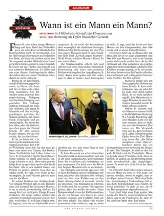 Gesellschaft




     HILDESHEIM            Wann ist ein Mann ein Mann?
                           ORTSTERMIN: In Hildesheim kämpft ein Ehemann um
                           seine Anerkennung als Opfer häuslicher Gewalt.


F
      ranco B. sitzt schon einige Minuten rangieren. Es ist nicht die heroischere,       er nicht. B. sagt, nach der Sache mit dem
      lang auf dem Stuhl des Nebenklä- aber womöglich die ehrlichere Strategie.          Messer sei ihm klargeworden, dass Ma-
      gers, als seine Frau in Handschellen Während der Vorbereitung auf den Pro-         nuela und er keine Zukunft hatten.
hereingeführt wird. Er beobachtet, wie zess gegen Manuela fand er eine Studie               Er lernte in Saal 149 viel Neues über die
sie eine riesige Sporttasche zu Boden sin- mit dem Titel „Gewalt gegen Männer“.          Frau, mit der er so lange zusammen war.
ken lässt, als hätte sie soeben nicht den Nicht Mann, sondern Männer. Plural. Er         Das Bild von Manuela, wie er sie kannte,
Sitzungssaal 149 des Hildesheimer Land- war nicht allein.                                passte nicht mehr zu der Frau, die im Ge-
gerichts betreten, sondern einen Boxclub.      Die Staatsanwältin erhebt sich und        richtssaal saß. Das Gutachten des psycho-
B. blickt auf die Tasche. Sie liegt da wie spricht von einer dissozialen Persönlich-     logischen Sachverständigen schilderte ihre
ein schwerer Dobermann. Er selbst hat keitsstörung und einer narzisstischen              Kindheit weniger sonnig, als B. sie kannte.
nur eine dünne Umhängetasche dabei, Fehlentwicklung bei der Angeklagten, B.              Ihr Vater beherrschte die Familie offenbar
die neben ihm an einem Tischbein lehnt, nickt. Wenn man später mit ihm redet,            wie ein Despot und schlug seine Frau und
damit sie nicht umkippt.                    sagt er, dass er immer noch fassungslos      seine Tochter, bis Blut spritzte.
   Franco B. ist gekommen,                                                                                  Manuela macht sich am
um die Plädoyers gegen Ma-                                                                               Tisch gegenüber Notizen auf
nuela zu hören, die Frau,                                                                                losen Zetteln. B. kann nicht
mit der er fast sechs Jahre                                                                              erkennen, was sie schreibt.
lang zusammen war. Ihr                                                                                   Er sieht aber ihren kalten
werden unter anderem Kör-                                                                                Blick. Er sei froh darüber,
perverletzung, Nötigung                                                                                  sagt B., dass Manuela seit ei-
und Sachbeschädigung vor-                                                                                nigen Monaten in einer Psy-
geworfen. Die Anklage                                                                                    chiatrie behandelt werde. Er
zählt 40 Taten auf, die meis-                                                                            fühle sich nun sicherer.
ten richteten sich gegen B.                                                                                 Neben B. stemmt sich
Manuela soll ihn verfolgt,                                                                               ein Mann von seinem Stuhl,
geschlagen, getreten, be-                                                                                er heißt Matthias Doehring,
stohlen, gebissen, mit einem                                                                             B.s Anwalt. Doehring sagt,
                                                                                               MICHAEL LÖWA / DER SPIEGEL




Stock verprügelt und ge-                                                                                 sein Mandant habe erst ler-
würgt haben. Sie bestreitet                                                                              nen müssen, dass er nicht
fast alles, aber die Indizien                                                                            nur ein überforderter Ehe-
sprechen gegen sie. Einmal                                                                               mann sei. Die Verwand-
konnte B. mit seinem                                                                                     lung von B., dem Verlierer,
Handy filmen, wie sie ver-                                                                               zu B., dem selbstbewussten
suchte, ihn zu überfahren.           Nebenkläger B. (r.), Anwalt: Bestohlen, gebissen                    Opfer, brauchte Zeit. Doeh-
   B. ist 36 Jahre alt, 1,70                                                                             ring nennt das „die Meta-
Meter groß und arbeitet als                                                                              morphose eines Opfers“.
Systemanalytiker bei VW                                                                                  Insofern könne das Ge-
in Wolfsburg. Kein Job, für den man ge- darüber sei, wie sich seine Frau in eine         richtsverfahren eine Befreiung für Franco
baut sein muss wie Conan, der Barbar. Tyrannin verwandelte.                              B. sein. Ein Triumph. So sieht es der An-
Seine Ex-Geliebte hat früher Judo trai-        Er hatte Manuela vor acht Jahren über     walt. B. blickt auf die Tischplatte. Wenn
niert. B. ist nicht der Typ für Kampfsport. FriendScout24.de kennengelernt und sah       er gerade einen Triumph erlebt, dann in-
Seine Stimme ist dünn und heiser. An- in ihr eine sympathische, unterhaltsame            nerlich. Er lächelt, als ihn Doehring mehr-
fangs schämte er sich, über seine gewalt- Frau. Sie verliebten sich, heirateten, zo-     mals versehentlich „der Angeklagte“
tätige Frau zu sprechen, weil er den Spott gen zusammen. Ein Jahr nach der Hoch-         nennt. Er wehrt sich nicht. Er ist der Anti-
fürchtete. Als er sich endlich traute, zur zeit begann Manuela sich zu verändern.        Grizzly.
Polizei zu gehen, glaubte man ihm zu-          Sie schimpfte und wurde aggressiv. Als       Er will nicht Judo beherrschen müssen,
nächst nicht. Er sagt, jetzt wolle er Ge- er beim Frühstück einen Fensterflügel öff-     um ein Mann zu sein; er will nicht ver-
rechtigkeit. In dem Prozess geht es auch nete, und zwar den falschen, wie sie fand,      spottet werden, wenn er zugibt, dass er
um ihn als Mann.                            warf sie ihm eine Kaffeetasse an den         das Opfer seiner Frau ist. Nach dem Ende
   Er schaut hinüber zur Anklagebank. Kopf. Anfangs habe er versucht, mit ihr            der zweistündigen Verhandlung tritt er
Vor einigen Wochen gab es eine Debatte zu sprechen, von Ehemann zu Ehefrau.              aus dem Justizgebäude und raucht. Er
über den Zustand des deutschen Mannes, Er wollte mit ihr zu einem Therapeuten            wirkt zufrieden. Es sieht so aus, als ob
er sei zu weich, zu wehleidig, hieß es. Zu gehen, aber das wollte sie nicht. Eines       die Metamorphose abgeschlossen sei.
wenig Kerl, zu viel Opfer. Einige Frauen Morgens stand er vor der Kaffeemaschine,           Das Urteil folgt zwei Tage später. Ma-
forderten, die Jungs sollten endlich das als sie ein Messer von hinten in seine          nuela, die Täterin, muss mindestens fünf
Jammern einstellen und zum Grizzly wer- Schulter rammte und erklärte: Biste sel-         Jahre lang in die Psychiatrie. B., das Op-
den, wie früher. B. will kein Grizzly sein. ber dran schuld. Sie fühlte sich wieder      fer, darf ein Opfer sein. Ein Mann.
Er beginnt, sich mit der Opferrolle zu ar- provoziert, aber wodurch, sagt er, wisse                                         CHRISTOPH SCHEUERMANN

                                                 D E R   S P I E G E L   1 6 / 2 0 1 2                                                        55
 