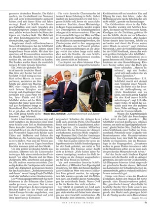 gesamten deutschen Branche. Die Geld-           Für viele deutsche Charterreeder ist                                                         Kreditinstitute still und stundeten Zins und
quellen, die Deutschland zur Nummer dennoch keine Erholung in Sicht. Lieber                                                                  Tilgung für zwei, drei Jahre. „Aber die
eins auf dem Containermarkt gemacht machen die Linienreeder erst mal ihre ei-                                                                Hoffnung auf eine rasche Erholung hat sich
haben, sind mit dieser Krise auf Jahre genen Schiffe voll, bevor sie zusätzliche                                                             nicht erfüllt“, gesteht ein Bankmanager.
versiegt. Rund 70 Schiffe von Fonds- anmieten. Frachter, deren Mietverträge                                                                     Die Geldinstitute sitzen in der Falle.
gesellschaften sind nach Angaben des in diesen Tagen auslaufen, werden wegen                                                                 Ihre Kredite wurden mit Schiffen besi-
Branchenexperten Jürgen Dobert insol- des Überangebots zu Dumpingpreisen                                                                     chert, die massiv an Wert verloren haben.
vent, etliche weitere betteln bei ihren An- oder gar nicht weitervermietet: Über 300                                                         Kündigen sie die Darlehen, gehören ih-
legern um frisches Geld. Die Mehrheit Containerschiffe lagen im März auf Ree-                                                                nen die Schiffe, die sie nur zu Schleuder-
der 2500 fondsfinanzierten Schiffe sei de. Vor allem die Nachfrage nach kleine-                                                              preisen loswerden können. „Die Banken
überschuldet, sagt Dobert.                   ren Schiffen ist zusammengebrochen, die                                                         haben derzeit kein Interesse, Schiffe zu
   Angefeuert durch milliardenschwere Charterpreise sind in den vergangenen                                                                  verkaufen und damit die Preise weiter
Steuererleichterungen, hat die Schifffahrt sechs Monaten um 50 Prozent gefallen.                                                             unter Druck zu setzen“, sagt Christian
in den vergangenen zehn Jahren einen Für Gewinnausschüttungen an die Anle-                                                                   Nieswandt, Leiter der Schiffsfinanzierung
beispiellosen Boom erlebt. Mit dem Ver- ger reicht das schon lange nicht mehr,                                                               bei der HSH Nordbank, einem der welt-
sprechen auf Traumrenditen sammelten aber auch die Kredite, die zum Schiffs-                                                                 weit größten Geldgeber der Schifffahrt.
die Reeder Milliarden bei Besserverdie- kauf zusätzlich aufgenommen wurden,                                                                     Noch halten die Kreditinstitute im ei-
nenden ein, um neue Schiffe zu kaufen. sind davon nicht zu bedienen.                                                                         genen Interesse still. Hinter den Kulissen
Die Banken warfen ihnen die zusätzlich          Das Kapital vor allem kleinerer Char-                                                        forcieren sie eine Konsolidierung: Klei-
nötigen Kredite beinahe hinterher.           terreeder ist nach der langen Durststrecke                                                      nere Reeder sollen unter das Dach grö-
   Ein Drittel der globalen Flot-                                                                                                                        ßerer schlüpfen. „Manche In-
te ist heute in deutscher Hand.                                                                                                                          solvenz“, sagt ein Banker,
Das Gros der Reeder hat mit                                                                                                                              „wird sich nach außen eher als
Seefahrt freilich wenig zu tun.                                                                                                                          Fusion darstellen.“
Statt selbst Waren zu trans-                                                                                                                                Die Charterreederei E. R.
portieren, vermieten sie ihre                                                                                                                            Schiffahrt macht sich derzeit
Schiffe an Linien wie Maersk,                                                                                                                            zum Vorreiter einer Neuord-
                                CHRISTIAN CHARISIUS / PICTURE ALLIANCE / DPA




MSC oder Hapag Lloyd, die                                                                                                                                nung. Sie bietet sich der Bran-
nach festem Fahrplan un-                                                                                                                                 che als Auffanglösung an.
terwegs sind. Hamburger Char-                                                                                                                            „Viele Reedereien sind zu
terreeder wie Claus-Peter Of-                                                                                                                            klein, um noch genug Kapital
                                                                                                FOTO POLLEX / ACTION PRESS




fen, Peter Döhle und E. R.                                                                                                                               für den Kauf neuer Schiffe
Schiffahrt stehen auf der Welt-                                                                                                                          aufzubringen“, sagt E. R.-Ma-
rangliste der Eigner ganz oben.                                                                                                                          nager Teller. Er kennt das Ge-
Auf 430 Reedereien bringt es                                                                                                                             schäft auch von der anderen
Deutschland. Die Geschäfte lie-                                                                                                                          Seite, Teller saß lange im Vor-
fen so gut, dass „alle Panik hat-                                                                                                                        stand der Commerzbank.
ten, nicht genug Schiffe zu be- Reeder Ebel, Behrendt: „Selbstzerstörerisch und dumm“                                                                       Wegen des Kapitalmangels
kommen“, sagt Behrendt.                                                                                                                                  ist die Zahl der Bestellungen
   In den fetten Jahren zwischen 2003 und aufgezehrt. Schießen die Anleger kein                                                              schon jetzt drastisch gesunken. „Die
2008 bestellten die Deutschen über 2000 Geld nach, droht die Pleite. Über hundert                                                            Schifffahrt wird sich künftig neu erfinden
neue Schiffe zum Teil zu Höchstpreisen. Fonds sind derzeit in Liquiditätsnot, schät-                                                         müssen, um noch an Eigenkapital zu kom-
Dann kam die Lehman-Pleite, die Welt- zen Experten. „Da wurden Milliarden                                                                    men“, glaubt Stefan Otto, Chef der Deut-
wirtschaft brach ein, die Frachtpreise san- verbrannt. Bis das Vertrauen der Anleger                                                         schen Schiffsbank, einer Tochter der Com-
ken. Verzweifelt flogen viele Reeder nach wiederkommt, wird eine Weile vergehen“,                                                            merzbank. Potentielle neue Geldgeber wie
China und Südkorea und flehten die sagt Hermann Ebel, Chef der Hamburger                                                                     Pensionskassen oder Finanzinvestoren
Werften an, die Auslieferung der Schiffe Schiffsbeteiligungsfirma Hansa Treuhand.                                                            hätten keine Lust, den Stahl für einzelne
zu verschieben. Nun sind die Fristen aus-       Ebel hat in guten Jahren für seine an-                                                       Schiffe zu finanzieren, wie die Fondsan-
gereizt, die in besseren Tagen bestellten legerfinanzierten Schiffe Sondertilgungen                                                          leger in der Vergangenheit. „Investoren
Frachter kommen jetzt auf den Markt.         bei der Bank geleistet, um nicht in Not                                                         wollen in ganze Flotten investieren oder
   Um ihre größer werdenden Schiffe aus- zu kommen. Die Exzesse seiner Zunft                                                                 in die Reedereien selbst, wo sie dann auch
zulasten, lieferten sich die Linienreeder sieht er kritisch: „Viele haben keine Re-                                                          entsprechendes Mitspracherecht haben.“
im vorigen Jahr einen mörderischen Preis- serven bereitgelegt, sondern das Geld lie-                                                            Auf der Suche nach frischem Kapital
kampf. Vor allem Maersk und der Bran- ber üppig an die Anleger ausgeschüttet,                                                                müssen sich die Reeder wohl an Anleger
chenzweite MSC unterboten sich gnaden- um für neue Fonds zu werben.“                                                                         gewöhnen, die nicht nur ihr Geld abliefern.
los, alle anderen mussten mitziehen. Zeit-      Vor 2008 sammelten deutsche Schiffs-                                                         Als Blaupause könnten dabei ausgerech-
weilig deckten die Frachtpreise nicht einmal fonds über 2,5 Milliarden Euro Eigenkapital                                                     net griechische Reeder dienen. Während
mehr die dramatisch gestiegenen Kosten im Jahr ein, mit Hilfe der Banken konnten                                                             das Land unter der Schuldenkrise fast zu-
für den Schiffsdiesel. „Selbstzerstörerisch dafür Schiffe im Wert von etwa 6 Milliar-                                                        sammenbricht, geht es vielen Schifffahrts-
und dumm“ nennt Hapag-Lloyd-Chef Beh- den Euro gekauft werden. Im vergange-                                                                  firmen erstaunlich gut.
rendt das Verhalten seiner Konkurrenten. nen Jahr waren es gerade mal 500 Millio-                                                               Einige von ihnen, etwa die Reederei
   Der Verdrängungswettbewerb hat tiefe nen Euro, ein Fünftel davon Nachzahlun-                                                              Costamare, haben den Weg an die Börse
Schneisen in die Bilanzen aller Linien- gen für notleidende Fonds. Neues Geld                                                                gesucht oder Finanzinvestoren geholt.
reeder gerissen, aus purer Not ist nun ist für die Reeder hier nicht zu holen.                                                               Die „griechische Lösung“ aber dürfte für
Vernunft eingezogen. In den vergangenen         Der Markt ist praktisch tot. Und auch                                                        deutsche Reeder fürs Erste anders aus-
Wochen haben sie die Preise auf der den Banken ist die Lust an Schiffen vergan-                                                              sehen: Griechische Konkurrenten suchen
Asien-Europa-Strecke angehoben, von gen, viele würden sich lieber heute als mor-                                                             gerade den Markt nach günstigen Schif-
500 Euro zum Jahreswechsel auf jetzt gen aus dem Geschäft zurückziehen. Als                                                                  fen ab. Fündig werden sie in Deutschland.
etwa 1400 Euro je Container.                 die Branche 2009 abstürzte, hielten viele                                                                                    ISABELL HÜLSEN

                                                                               D E R   S P I E G E L                         1 6 / 2 0 1 2                                            81
 