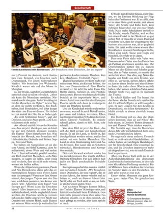 Gesellschaft

                                                                                                                            Er blickt zum Fenster hinaus, zum Stau-
                                                                                                                         see, wo im Zweiten Weltkrieg der Flug-
                                                                                                                         hafen der Partisanen war. Er erzählt, dass
                                                                                                                         er in einer Kate groß wurde, mit einem
                                                                                                                         Vater, der Schafe und Kühe hielt, kein
                                                                                                                         richtiger Bauernhof, nur ein paar Stück
                                                                                                                         Vieh. Nach sechs Schuljahren verließ er
                                                                                                                         die Schule, wurde Tischler, weil es ihm
                                                                                                                         bei einem Onkel in der Werkstatt so gut
                                                                                                                         gefiel. Mit 15 brauchte er einen Pass und
                                                                                                                         wunderte sich, dass der eingetragene Ge-
                                                                                                                         burtsort ein anderer war, als er geglaubt
                                                                                                                         hatte. Ein Arzt wollte etwas wissen über
                                                                                                                         Krankheiten in seiner Familiengeschichte,
                                                                                                                         Nikos ging nach Hause und fragte ein




                                                                                              MARO KOURI / DER SPIEGEL
                                                                                                                         bisschen, so erfuhr er es dann.
                                                                                                                            Dass sein Vater nicht sein Vater war.
                                                                                                                         Dass sein echter Vater von den Deutschen
                                                                                                                         als Partisan erschossen worden war. Die
                                                                                                                         Überlebenden hatten ihn zu diesem
Familie Karathanos beim Abendessen: „Wir brauchten einen Deutschen, der uns regiert“                                     Mann mit den Kühen und Schafen gege-
                                                                                                                         ben, den er Vater nannte, er nannte ihn
nur 5 Prozent ins Ausland, nach Austra-         portwaren kaufen müssen. Flaschen. Kor-                                  weiterhin Vater. Das alles, sagt Nikos Ga-
lien zum Beispiel, ein bisschen nach            ken. Maschinen. Treibstoff. Papier.                                      lagalas und blickt aus dem Fenster, war
Deutschland, vor allem halbtrockener               Thanos Karathanos verdient nicht viel                                 eben so. Vor sechs, sieben Jahren erfuhr
Weißer. Wir brauchen den Weltmarkt.             mit seinem Wein, ein kleines Zubrot, bis-                                er, dass er einen Bruder und eine Schwes-
Kürzlich waren wir auf der Messe in             her, zum Dozentenberuf. Eine Flasche                                     ter hatte, die traf er dann. Was sie erzählt
Shanghai.                                       verkauft er für acht bis zehn Euro. Die                                  haben, über seinen leiblichen Vater, seine
   Ja, die Streiks, sagt der Geschäftsführer,   Hälfte davon, rechnet er, sind Produk-                                   Mutter? Nicht viel, sagt er. Er wechselt
natürlich sind sie nicht erfreulich. „Aber      tionskosten. Davon wiederum die Hälfte                                   das Thema.
ich kann die Menschen verstehen. Nie-           bezahlt er für importierte Ware, und                                        Er schafft Kaffee und Tee heran, für
mand macht das gern. Jeder Streiktag ist        dieser Anteil von zwei bis drei Euro pro                                 die Reise, als der Besuch sich verabschie-
für die Menschen ein Opfer“, ist ein Tag,       Flasche würde sich dann ja verdoppeln,                                   det. Er will nicht Opfer, er will Gastgeber
an dem sie nichts verdienen. Ein Buch-          wenn die Drachme kommt.                                                  sein. Er sagt: „Sagen Sie den Leuten in
halter, fünf Berufsjahre, soll jetzt knapp         Und die Kundschaft würde noch weiter                                  Deutschland, sie sollen herkommen.“ Er
800 statt 1100 Euro verdienen. Ein Arbei-       verarmen, wer soll da noch Möbel kaufen,                                 bleibt zurück in einem ziemlich leeren
ter 510 anstatt der 780, die es bisher gab.     gut essen und trinken, verreisen, Über-                                  Hotel.
   „Es steht Schlimmes bevor“, sagt der         nachtungen bezahlen? Ob dann die Deut-                                      Die Hoffnung will es, dass die Deut-
Direktor, und sein Atem pfeift. „Die Leu-       schen kämen? Vielleicht. Es müsste                                       schen kommen, dass sie auf Nikos’ Mö-
te können nicht mehr.“                          schnell gehen, damit es hilft. Sehr, sehr                                beln sitzen, in Dimitris’ Betten übernach-
   Am Abend erzählt Natascha Karatha-           schnell.                                                                 ten und Thanos’ Wein trinken werden.
nos, dass sie jetzt überlegen, was sie künf-       Von dem Bild ist jetzt die Rede, das                                     Die Statistik sagt, dass die Deutschen
tig auf den Feldern anbauen werden,             sich die Welt gerade von Griechenland                                    dieses Jahr sehr zurückhaltend darin sind,
die Thanos’ Vater hinterlassen hat. Was         macht. Es sei ein Land, so heißt es, das                                 nach Griechenland zu fahren.
braucht der Mensch, was brauchen sie?           durchgefüttert werden müsse, weil es be-                                    Sie sagt noch etwas anderes. Deutsch-
Hülsenfrüchte, Getreide und Reben. Sup-         wohnt sei von faulen Menschen. Ein                                       land, so steht es in der Handelsbilanz, ist,
pe, Brot und Wein.                              Land, in dem Straßenkrieg tobt und Au-                                   neben Italien, der wichtigste Handelspart-
   Sie halten ein Symposium ab an die-          tos brennen. Ein Land, das an Schatten-                                  ner für Griechenland. Eine einseitige Sa-
sem Abend, im Hotel Kazarma, dem Fa-            wirtschaft, Bürokratismus und Korrup-                                    che, und die Griechen importieren mehr
milienhotel, etwas Wein und viel reden.         tion erstickt.                                                           als doppelt so viel, wie sie nach Deutsch-
Am 17. Juni soll wieder gewählt werden,            Der erste Vorwurf wird mit müder Iro-                                 land exportieren.
am Tisch sind fünf Menschen, sechs Mei-         nie zurückgewiesen. Der zweite als Über-                                    Aber eine kleine Zahl steht da, in der
nungen, so sagen sie selbst, aber einig         treibung betrachtet. Für den dritten hält                                Außenhandelsstatistik des deutschen
sind sie darin, dass sie nicht mehr wissen,     jeder am Tisch anschauliche Beispiele                                    Landwirtschaftsministeriums, in der sich
worauf sie hoffen sollen.                       bereit.                                                                  eine klitzekleine Hoffnung versteckt. Für
   Wenn die Altparteien gewinnen, Pasok            Korruptionsgeschichten werden erzählt                                 26 Millionen Euro schickten die Griechen
und Nea Demokratia, dann geht das er-           und sarkastisch belacht. „Wir brauchten                                  im Vorjahr Wein zu den Deutschen. Im
barmungslose Sparen noch weiter, kann           einen Deutschen, der uns regiert“, das ist                               Jahr 2010 waren es nur 23,8.
man das ertragen? Wenn man den Neuen            so ein Scherz, der immer wieder mal zu                                      Unter vielen Minussen ein ganz klei-
nimmt, den jungen Tsipras von der Lin-          hören ist, auch an diesem Abend hier.                                    nes, ganz zartes Plus, für griechischen
ken, wird dann passieren, was keiner von        Nicht jeder am Tisch sieht so aus, als halte                             Wein.
ihnen will: Abschied vom Euro? Von              er ihn für einen guten Witz.
Europa gar? Wenn dann die Drachme                  Am nächsten Morgen kommt Nikos,
käme? Alles Importierte, also fast alles        der Tischler, Thanos’ Schwiegervater, und                                                 Video:
in Griechenland, würde unglaublich teuer        leistet Gesellschaft beim Frühstück. Ges-                                                 Weinprobe bei
werden, die Drachme würde ja vermut-            tern hatte jemand etwas über seine Ge-                                                    Thanos Karathanos
lich um die Hälfte abgewertet. Nicht nur        schichte erzählt, es ist ihm peinlich, da-                                                Für Smartphone-Benutzer:
Dimitris mit seinem Hotel, auch Thanos          nach gefragt zu werden, aber dann spricht                                                 Bildcode scannen, etwa mit
mit seinem Wein würde ja weiterhin Im-          er doch.                                                                                  der App „Scanlife“.
54                                                    D E R   S P I E G E L   2 4 / 2 0 1 2
 