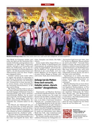 Medien




                                                                                                                                    MARTIN JEHNICHEN/DER SPIEGEL
Musikveranstaltung in Graz: Man muss nicht schön sein, nicht reich oder erfolgreich, um dazuzugehören

chen Musik am Computer machte, sich schen, Stampfen und Jubeln. Die Halle „Ein bisschen Spaß muss sein“ über „Ani-
selbst das Spiel auf der Steirischen Har- vibriert.                                      ta“ bis hin zu „Wahnsinn. Warum schickst
monika beibrachte und irgendwann eine         Immer wieder dabei: Jürgen Drews, er du mich in die Hölle?“. Tanzende Omis,
Aufnahme an ORF Radio Steiermark stürmt die Bühne in Rüschenhemd und Kinder in Tracht, alle fassen sich an den
schickte. Jetzt gilt er als Pin-up-Boy und Piratenmantel, die gebräunte Brust frei- Schultern, irrlichtern durch die Halle und
Retter der Volksmusik, weil er das Ge- gelegt. Er singt brüllend: „Ich bin der Kö- werden beschossen, aus Konfettikanonen.
genteil verkörpert von Florian Silbereisen nig von Mallorca!“ Er springt auf einen Man muss nicht schön sein, nicht reich
und Co., die sich die jovialen Gesten und Biertisch in der ersten Reihe, zerrt ein oder erfolgreich, um dazuzugehören.
Altherrenwitze noch bei ihren Vorgän- kleines Mädchen vor die Kamera, singt Volksmusik ist da für all jene, die sich in
gern abgeguckt haben.                       ein paar Zeilen, Wange an Wange, und der Oper nicht wohl fühlen.
   Gabalier verfasst seine Lieder selbst. zieht weiter. Stadl, das ist Schwerstarbeit.      Irgendwann ist es vorbei, die Gäste
Er summt und spricht sie unterwegs in                                                    taumeln ins Freie, sie sehen aus wie nach
sein iPhone. Sie handeln vom Bergsteigen                                                 einem fünfstündigen Schaumbad, zu-
oder von Phantasie-Sex mit Stewardes-        Anfangs hat die Platten-                    frieden, aber auch ein wenig ver-
sen. Trotzdem hat er etwas, das man Tie-     firma noch versucht,                        schrumpelt.
fe nennen könnte, etwas Existentielles,                                                     Marilena Kirchner hat an einem dieser
das manchmal durchschimmert, in Bli-         Gabalier seinen „Oarsch-                    Abende den „Stadlstern“ gewonnen, ei-
cken und im Klang.                                                                       nen begehrten Nachwuchspreis. 42 Pro-
   Mit Anfang zwanzig verlor er erst sei-    wackler“ abzugewöhnen.                      zent der Zuschauer stimmten für sie ab.
nen Vater und dann seine kleine Schwes-                                                  Auch sie gehört jetzt zu den Hoffnungen
ter, beide begingen Selbstmord. Seine Fa-     Scheinwerfer auf Marilena Kirchner, der deutschen Volksmusik. Ihr Texter
miliengeschichte ging durch sämtliche rosa Dirndl, Enkelkind-Charme. Sie sieht Peter Wessely sagt: „Der Welpenschutz
österreichischen Medien. Sie ist, wenn ein wenig verloren aus. Sie wippt ein ist jetzt vorbei.“ Und meint: „Bald wird
auch ungewollt, Teil der Marke Gabalier. bisschen mit den Hüften, lächelt und singt: es sich lohnen.“ Die Volksmusikmaschine
Hinter dem „Steirerbuam“ steht eine „Ist er reich, tät des net schaden, ist er hat ein neues Rädchen.
höchst professionelle PR-Maschine. Sie arm, is nix dabei. I hab koane bsondern              Ein paar Wochen später bekommt Ma-
verkaufen ihn, erfunden haben sie ihn Wünsche, nur – a Lausbua muass er sei.“ rilena ihr erstes Angebot für eine Doku-
nicht.                                        Im Backstage-Bereich ist die Luft dick Soap, die auf Vox laufen soll.
   Der Mensch, der Volksmusik hört, ist vom Zigarettenrauch. Es gibt Schweins-                                             NICOLA ABÉ
meist ein treuer Fan. Er kauft noch CDs braten, Bockwurst und Bier. Jürgen Drews
und Schlüsselanhänger. Er sucht die Sicher- hat sich einen Bio-Trinkjoghurt organisiert.
heit der immer gleichen Harmonien. Er Drews ist 67. Er nimmt mit, was noch geht.                          Musikvideo:
reist in Bussen an, wenn in Stadthallen und Er macht seit Jahrzehnten seine eigene                        Andreas Gabalier mit
Kongresszentren der „Stadlstern“ glüht.     Musik fürs Volk, ohne Lederhosen und                          „I sing a Liad für di“
   Auf einer dieser Veranstaltungen steht Alpenglühen – mit „Bett im Kornfeld“.                           Für Smartphone-Benutzer:
der Moderator Andy Borg zwischen wei-         Die Abende münden meist in einer un-                        Bildcode scannen, etwa mit
ßen Lilien und begrüßt die Gäste. Klat- endlichen Polonaise der Schlagerhits von                          der App „Scanlife“.
78                                                 D E R   S P I E G E L   2 4 / 2 0 1 2
 