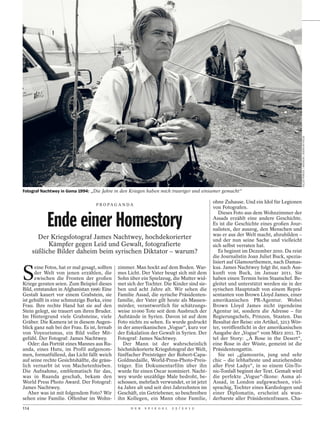 GILLES PERESS / MAGNUM / AGENTUR FOCUS
Fotograf Nachtwey in Goma 1994: „Die Jahre in den Kriegen haben mich trauriger und einsamer gemacht“

                                                                                             ohne Zuhause. Und ein Idol für Legionen
                                    P R O PA G A N D A
                                                                                             von Fotografen.


            Ende einer Homestory
                                                                                                Dieses Foto aus dem Wohnzimmer der
                                                                                             Assads erzählt eine andere Geschichte.
                                                                                             Es ist die Geschichte eines großen Jour-
                                                                                             nalisten, der auszog, den Menschen und
                                                                                             was er aus der Welt macht, abzubilden –
        Der Kriegsfotograf James Nachtwey, hochdekorierter                                   und der nun seine Sache und vielleicht
            Kämpfer gegen Leid und Gewalt, fotografierte                                     sich selbst verraten hat.
      süßliche Bilder daheim beim syrischen Diktator – warum?                                   Es beginnt im Dezember 2010. Da reist
                                                                                             die Journalistin Joan Juliet Buck, spezia-
                                                                                             lisiert auf Glamourthemen, nach Damas-


S
      eine Fotos, hat er mal gesagt, sollten   zimmer. Man hockt auf dem Boden. War-         kus. James Nachtwey folgt ihr, nach Aus-
      der Welt von jenen erzählen, die         mes Licht. Der Vater beugt sich mit dem       kunft von Buck, im Januar 2011. Sie
      zwischen die Fronten der großen          Sohn über ein Spielzeug, die Mutter wid-      haben einen Termin beim Staatschef. Be-
Kriege geraten seien. Zum Beispiel dieses      met sich der Tochter. Die Kinder sind sie-    gleitet und unterstützt werden sie in der
Bild, entstanden in Afghanistan 1996: Eine     ben und acht Jahre alt. Wir sehen die         syrischen Hauptstadt von einem Reprä-
Gestalt kauert vor einem Grabstein, sie        Familie Assad, die syrische Präsidenten-      sentanten von Brown Lloyd James, einer
ist gehüllt in eine schmutzige Burka, eine     familie, der Vater gilt heute als Massen-     amerikanischen PR-Agentur. Wobei
Frau. Ihre rechte Hand hat sie auf den         mörder, verantwortlich für schätzungs-        Brown Lloyd James nicht irgendeine
Stein gelegt, sie trauert um ihren Bruder.     weise 10 000 Tote seit dem Ausbruch der       Agentur ist, sondern die Adresse – für
Im Hintergrund viele Grabsteine, viele         Aufstände in Syrien. Davon ist auf dem        Regierungschefs, Prinzen, Staaten. Das
Gräber. Die Kamera ist in diesem Augen-        Foto nichts zu sehen. Es wurde gedruckt       Resultat der Reise: ein Artikel, 3213 Wör-
blick ganz nah bei der Frau. Es ist, fernab    in der amerikanischen „Vogue“, kurz vor       ter, veröffentlicht in der amerikanischen
von Voyeurismus, ein Bild voller Mit-          der Eskalation der Gewalt in Syrien. Der      Ausgabe der „Vogue“ vom März 2011. Ti-
gefühl. Der Fotograf: James Nachtwey.          Fotograf: James Nachtwey.                     tel der Story: „A Rose in the Desert“,
   Oder: das Porträt eines Mannes aus Ru-         Der Mann ist der wahrscheinlich            eine Rose in der Wüste, gemeint ist die
anda, eines Hutu, im Profil aufgenom-          höchstdekorierte Kriegsfotograf der Welt,     Präsidentengattin.
men, formatfüllend, das Licht fällt weich      fünffacher Preisträger der Robert-Capa-          Sie sei „glamourös, jung und sehr
auf seine rechte Gesichtshälfte, die gräss-    Goldmedaille, World-Press-Photo-Preis-        chic – die lebhafteste und anziehendste
lich vernarbt ist von Machetenhieben.          träger. Ein Dokumentarfilm über ihn           aller First Ladys“, in so einem Gin-To-
Die Aufnahme, emblematisch für das,            wurde für einen Oscar nominiert. Nacht-       nic-Tonfall beginnt der Text. Gemalt wird
was in Ruanda geschah, bekam den               wey wurde unzählige Male bedroht, be-         die perfekte „Vogue“-Ikone: Asma al-
World Press Photo Award. Der Fotograf:         schossen, mehrfach verwundet, er ist jetzt    Assad, in London aufgewachsen, viel-
James Nachtwey.                                64 Jahre alt und seit drei Jahrzehnten im     sprachig, Tochter eines Kardiologen und
   Aber was ist mit folgendem Foto? Wir        Geschäft, ein Getriebener, so beschreiben     einer Diplomatin, erscheint als wun-
sehen eine Familie. Offenbar im Wohn-          ihn Kollegen, ein Mann ohne Familie,          derbarste aller Präsidentenfrauen. Cha-
114                                                  D E R   S P I E G E L   2 5 / 2 0 1 2
 