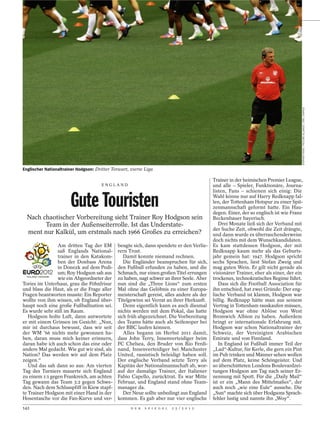 STEPHEN POND / PICTURE ALLIANCE / DPA / EMPICS
Englischer Nationaltrainer Hodgson: Dritter Torwart, vierte Liga

                                                                                             Trainer in der heimischen Premier League,
                                      ENGLAND                                                und alle – Spieler, Funktionäre, Journa-


                       Gute Touristen
                                                                                             listen, Fans – schienen sich einig: Die
                                                                                             Wahl könne nur auf Harry Redknapp fal-
                                                                                             len, der Tottenham Hotspur zu einer Spit-
                                                                                             zenmannschaft geformt hatte. Ein Hau-
                                                                                             degen. Einer, der so englisch ist wie Franz
  Nach chaotischer Vorbereitung sieht Trainer Roy Hodgson sein                               Beckenbauer bayerisch.
        Team in der Außenseiterrolle. Ist das Understate-                                       Drei Monate ließ sich der Verband mit
                                                                                             der Suche Zeit, obwohl die Zeit drängte,
  ment nur Kalkül, um erstmals nach 1966 Großes zu erreichen?                                und dann wurde es überraschenderweise
                                                                                             doch nichts mit dem Wunschkandidaten.
                Am dritten Tag der EM         beugte sich, dann spendete er den Verlie-      Es kam stattdessen Hodgson, der mit
                saß Englands National-        rern Trost.                                    Redknapp kaum mehr als das Geburts-
                trainer in den Katakom-          Damit konnte niemand rechnen.               jahr gemein hat: 1947. Hodgson spricht
                ben der Donbass Arena            Die Engländer beanspruchen für sich,        sechs Sprachen, liest Stefan Zweig und
                in Donezk auf dem Podi-       den Fußball erfunden zu haben, und die         mag guten Wein. Er gilt nicht gerade als
                um; Roy Hodgson sah aus       Schmach, nur einen großen Titel errungen       visionärer Trainer, eher als einer, der ein
                wie ein Abgeordneter der      zu haben, nagt schwer an ihrer Seele. Aber     trockenes, technokratisches Regime führt.
Tories im Unterhaus, grau die Föhnfrisur      nun sind die „Three Lions“ zum ersten             Dass sich die Football Association für
und blass die Haut, als er die Frage aller    Mal ohne das Gelöbnis zu einer Europa-         ihn entschied, hat zwei Gründe: Der eng-
Fragen beantworten musste: Ein Reporter       meisterschaft gereist, alles andere als der    lische Verband ist klamm, Hodgson war
wollte von ihm wissen, ob England über-       Titelgewinn sei Verrat an ihrer Herkunft.      billig. Redknapp hätte man aus seinem
haupt noch eine große Fußballnation sei.         Denn eigentlich kann es auch diesmal        Vertrag in Tottenham rauskaufen müssen,
Es wurde sehr still im Raum.                  nichts werden mit dem Pokal, das hatte         Hodgson war ohne Ablöse von West
   Hodgson holte Luft, dann antwortete        sich früh abgezeichnet. Die Vorbereitung       Bromwich Albion zu haben. Außerdem
er mit einem Grinsen im Gesicht: „Nun,        des Teams hätte auch als Seifenoper bei        bringt er internationale Erfahrung mit.
mir ist durchaus bewusst, dass wir seit       der BBC laufen können.                         Hodgson war schon Nationaltrainer der
der WM ’66 nichts mehr gewonnen ha-              Alles begann im Herbst 2011 damit,          Schweiz, der Vereinigten Arabischen
ben, daran muss mich keiner erinnern,         dass John Terry, Innenverteidiger beim         Emirate und von Finnland.
daran habe ich auch schon das eine oder       FC Chelsea, den Bruder von Rio Ferdi-             In England ist Fußball immer Teil der
andere Mal gedacht. Wie gut wir sind, als     nand, Innenverteidiger bei Manchester          „Lad“-Kultur, für Kerle, die gern ein Pint
Nation? Das werden wir auf dem Platz          United, rassistisch beleidigt haben soll.      im Pub trinken und Männer sehen wollen
zeigen.“                                      Der englische Verband setzte Terry als         auf dem Platz, keine Schöngeister. Und
   Und das sah dann so aus: Am vierten        Kapitän der Nationalmannschaft ab, wor-        so überschütteten Londons Boulevardzei-
Tag des Turniers mauerte sich England         auf der damalige Trainer, der Italiener        tungen Hodgson am Tag nach seiner Er-
zu einem 1:1 gegen Frankreich, am achten      Fabio Capello, zurücktrat. Es war Mitte        nennung mit Spott. Für die „Daily Mail“
Tag gewann das Team 3:2 gegen Schwe-          Februar, und England stand ohne Team-          ist er ein „Mann des Mittelmaßes“, der
den. Nach dem Schlusspfiff in Kiew stapf-     manager da.                                    auch noch „wie eine Eule“ aussehe. Die
te Trainer Hodgson mit einer Hand in der         Der Neue sollte unbedingt aus England       „Sun“ machte sich über Hodgsons Sprach-
Hosentasche vor die Fan-Kurve und ver-        kommen. Es gab aber nur vier englische         fehler lustig und nannte ihn „Woy“.
142                                                  D E R   S P I E G E L   2 5 / 2 0 1 2
 