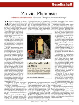 Gesellschaft

                                Zu viel Phantasie
             EINE MELDUNG UND IHRE GESCHICHTE:           Wie sich ein Schauspieler versehentlich erhängte



G
         leyson war der Erste, der ihn be-     Die Inszenierung war die prachtvollste                         sie an dem Fluggeschirr. Dabei unterlief
         suchte, der ins Krankenhaus eilte,    bisher: Rote Scheinwerfer glühten, Rauch                       ihm ein schwerer Fehler.
         noch in jener Nacht, wobei „be-       stieg auf, gellend forderten die Juden Jesu                       Am Morgen noch hatte Thiago, dies er-
suchen“ zu viel gesagt ist, Gleyson durfte     Blut, martialisch stampften die römischen                      gab die spätere Untersuchung der Polizei,
gerade noch einen Blick auf ihn werfen,        Soldaten auf. Für die Szene, in der Judas                      eine kräftige Kordel in den Kragen seines
ein Gebet murmeln, unter den wachsa-           sich erhängt, hatte Thiago sich ein Flug-                      Judas-Kittels eingenäht, mit einem Kno-
men Augen von Frau Doktor Ferreira.            geschirr besorgt. Ein Fluggeschirr ist ein                     ten vorn, zum Zuziehen. Während er sich
Thiago lag im Koma. Es sah aus, als                                                                                  auf der Bühne die Schlinge um den
ob er schliefe, bleich, aber friedlich,                                                                              Hals legte, während er gleichzeitig
und um den Hals von Thiago sah                                                                                       hinten an Haken und Strick nestel-
Gleyson das Würgemal, dünn, aber                                                                                     te, verhedderte sich die Kordel in
rot wie Feuer.                                                                                                       der Aufhängung.
   Gleyson besuchte seinen Freund,                                                                                      Judas spähte in die Tiefe. Ein Teu-
so oft es ging, er klammerte sich                                                                                    fel, weiblich, sexy, rot geschminkt,
an die Hoffnung, dass Thiago auf-                                                                                    spornte den Verräter an. Schließ-
wachen würde, das war noch vor                                                                                       lich sprang er. Es gab Szenenap-
den dias horríveis, wie er diese Zeit                                                                                plaus.
später nennen sollte, den Tagen des                                                                                     Das Fluggeschirr fing das Ge-
Schreckens.                                                                                                          wicht Thiagos auf. Dabei kam aber
   Gleyson Domingues und Thiago                                                                                      Zug auf die Kordel, sie wurde hoch-
Klimeck, Getränkeauslieferer der                                                                                     gerissen, zog sich zu. Das Bühnen-
eine, Buchhalter der andere, waren                                                                                   licht über Judas erlosch, rechts auf
schon beste Freunde, als sie noch                                                                                    der Bühne begann die Auspeit-
in kurzen Hosen liefen. Beide gebo-                                                                                  schung Jesu.
                                                                                             SANDRO AZEVEDO




ren in Itararé, einem Provinznest im                                                                                    Verletzungen an den Fingernä-
Bundesstaat São Paulo, Brasilien.                                                                                    geln legen nahe, dass Thiago noch
Sie stammten aus demselben Vier-                                                                                     kämpfte, sich die Schnur vom Hals
tel, Cerrado, aber was sie verband,                                                                                  zerren wollte. Aber dieser Kampf
war mehr: Sie hatten Phantasie.               Judas-Darsteller Klimeck am 6. April                                   kann nicht lange gedauert haben.
   Die anderen jungen Männer ver-                                                                                    Es war ein Zuschauer, der, nach
brachten ihre Freizeit auf dem Bolz-                                                                                 etwa vier Minuten, merkte, dass et-
platz oder fuhren an warmen Sams-                                                                                    was nicht stimmte. Es dauerte, bis
tagabenden die Hauptstraße auf                                                                                       sich der Zuschauer bemerkbar ma-
und ab, im Schritttempo, die Rua                                                                                     chen konnte. Endlich unterbrach
São Pedro, die Musik wummerte,                                                                                       man die Aufführung, versuchte,
während die hübschen Mädchen ki-                                                                                     Thiago vom Strick zu schneiden.
chernd den Bürgersteig entlangfla-                                                                                   Wertvolle Minuten vergingen, bis
nierten. Nichts gegen hübsche Mäd-                                                                                   der Krankenwagen kam.
chen, fanden Gleyson und Thiago,                                                                                        Thiago lag 16 Tage im Koma,
und eines Tages würden auch sie                                                                                      dann starb er. Für Gleyson began-
heiraten; aber bis dahin hatten sie                                                                                  nen die Tage des Schreckens, jede
so viele Ideen. Sie trafen sich oft,          Aus der „Frankfurter Allgemeinen“                                      Minute tat weh, es war, als würde
stundenlang konnten sie quatschen,                                                                                   ein Stück von ihm fehlen. Und wie
sie wollten Geschichten erzählen,                                                                                    sinnlos war alles: ein frommer Kerl
Geschichten spielen.                                                                                                 wie Thiago, ein gottgefälliges Thea-
   Einen Freund zu finden, in dem man          stabiles Korsett, den Oberkörper bis unter                     terstück – warum also dieser Unfall? War-
sich selbst entdeckt: Das war das Glück        die Arme umschließend, konstruiert, um                         um ließ Gott so etwas zu? Wen wollte er
von Gleyson und Thiago.                        einen Menschen an einen Kran zu hän-                           bestrafen? Wofür?
   Bei ihrer Laienspielgruppe konnten sie      gen, schweben zu lassen. Hinten war ein                           Auf solche Fragen erfolgt erfahrungs-
sich die Rollen aussuchen, sie spielten        Haken befestigt. Hier musste der Strick                        gemäß keine Antwort. Gleyson musste
Dramen, Komödien, Glanzpunkt des Jah-          eingeklinkt werden, während die Schlin-                        allein damit fertigwerden.
res war das Osterstück: Das führten sie        ge nur lasch um den Hals gelegt wurde.                            Es geht ihm inzwischen besser. Er will
auf dem Rathausplatz auf, die Passion             Alles lief gut. Nach seinem Verrat stieg                    wahrscheinlich weiterhin Theater spielen,
Christi.                                       Judas auf ein Podest, während Jesus von                        sein Freund hätte es so gewollt, sagt Gley-
   Gleyson spielte wieder Jesus, Thiago        den Häschern abgeführt wurde. Auf dem                          son. Und es tröste ihn, sagt er, dass das
hatte den Part von Judas Ischariot über-       Podest stehend, rang Judas gramerfüllt                         Letzte, was Thiago wahrscheinlich hörte,
nommen, der Jesus für 30 Silberlinge           die Hände und legte sich die Schlinge um                       Szenenapplaus war.
verkauft und sich aus Selbstekel erhängt.      den Hals – beziehungsweise: befestigte                                                          RALF HOPPE

                                                     D E R   S P I E G E L   2 5 / 2 0 1 2                                                              53
 
