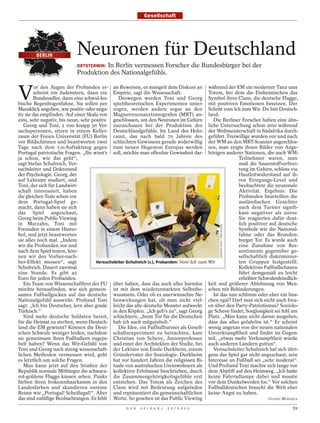 Gesellschaft




        BERLIN              Neuronen für Deutschland
                            ORTSTERMIN: In Berlin vermessen Forscher die Bundesbürger bei der
                            Produktion des Nationalgefühls.


V
         or den Augen der Probanden er- an Beweisen, es mangelt dem Diskurs an während der EM ein moderner Tanz ums
        scheint ein Judenstern, dann ein Empirie, sagt die Wissenschaft.                    Totem, bei dem die Einheimischen das
        Bundesadler, dann eine schwul-les-      Deswegen werden Toni und Georg Symbol ihres Clans, die deutsche Flagge,
bische Regenbogenfahne. Sie sollen per spieltheoretischen Experimenten unter- mit positiven Emotionen besetzen. Der
Mausklick angeben, wie positiv oder nega- zogen, werden andere sogar an den Schritt vom Ich zum Wir. Du bist Deutsch-
tiv sie das empfinden. Auf einer Skala von Magnetresonanztomografen (MRT) an- land.
eins, sehr negativ, bis neun, sehr positiv. geschlossen, um den Neuronen im Gehirn            Die Berliner Forscher haben eine ähn-
   Georg und Toni, 2 von knapp 50 Ver- zuzuschauen bei der Produktion des liche Untersuchung schon 2010 während
suchspersonen, sitzen in einem Keller- Deutschlandgefühls. Im Land des Holo- der Weltmeisterschaft in Südafrika durch-
raum der Freien Universität (FU) Berlin caust, das nach bald 70 Jahren des geführt. Freiwillige wurden vor und nach
vor Bildschirmen und beantworten zwei schlechten Gewissens gerade widerwillig der WM an den MRT-Scanner angeschlos-
Tage nach dem 1:0-Auftaktsieg gegen zum neuen Hegemon Europas werden sen, man zeigte ihnen Bilder von Ange-
Portugal patriotische Fragen. „Ihr wisst’s soll, möchte man offenbar Gewissheit dar- hörigen anderer Nationen, die auch WM-
ja schon, wie das geht“,                                                                                  Teilnehmer waren, man
sagt Stefan Schulreich, Ver-                                                                              maß die Sauerstoffverbrei-
suchsleiter und Doktorand                                                                                 tung im Gehirn, schloss via
der Psychologie. Georg, der                                                                               Hautleitwiderstand auf ih-
auf Lehramt studiert, und                                                                                 ren Erregungs-Level und
Toni, der sich für Landwirt-                                                                              beobachtete die neuronale
schaft interessiert, haben                                                                                Aktivität. Ergebnis: Die
die gleichen Tests schon vor                                                                              Probanden beurteilten die
dem Portugal-Spiel ge-                                                                                    ausländischen Gesichter
macht, dann haben sie sich                                                                                nach dem Turnier signifi-
das Spiel angeschaut,                                                                                     kant negativer als zuvor.
Georg beim Public Viewing                                                                                 Sie reagierten dafür deut-
in Marzahn, Toni mit                                                                                      lich positiver auf deutsche
                                                                                                CARSTEN KOALL / DER SPIEGEL


Freunden in einem Hinter-                                                                                 Symbole wie die National-
hof, und jetzt beantworten                                                                                fahne oder das Branden-
sie alles noch mal. „Indem                                                                                burger Tor. Es wurde auch
wir die Probanden vor und                                                                                 eine Zunahme von Res-
nach dem Spiel testen, kön-                                                                               sentiments gegenüber ge-
nen wir den Vorher-nach-                                                                                  sellschaftlich diskriminier-
her-Effekt messen“, sagt             Versuchsleiter Schulreich (r.), Probanden: Vom Ich zum Wir           ten Gruppen festgestellt.
Schulreich. Dauert zweimal                                                                                Kollektives Fußballschauen
eine Stunde. Es gibt 45                                                                                   führt demgemäß zu leicht
Euro für jeden Probanden.                                                                                 erhöhter Schwulenfeindlich-
   Ein Team von Wissenschaftlern der FU über haben, dass das auch alles harmlos keit und größerer Ablehnung von Men-
möchte herausfinden, wie sich gemein- ist mit dem wiedererstarkten Selbstbe- schen mit Behinderungen.
sames Fußballgucken auf das deutsche wusstsein. Oder ob es unerwünschte Ne-                   Ist das nun schlimm oder eher ein biss-
Nationalgefühl auswirkt. Proband Toni benwirkungen hat, ob man nicht viel- chen egal? Darf man sich nicht auch freu-
sagt: „Ich bin Deutscher, lern aber grade leicht das alte deutsche Monster aufweckt en über den Party-Patriotismus? Soziolo-
Türkisch.“                                   in den Köpfen. „Ich geb’s zu“, sagt Georg ge Scheve findet, Sorglosigkeit sei fehl am
   Sind mehr deutsche Soldaten bereit, schüchtern, „beim Tor für die Deutschen Platz. „Man kann nicht davon ausgehen,
für die Heimat zu sterben, wenn Deutsch- hab ich auch mitgejubelt.“                         dass das alles gefahrlos ist.“ Er scheint
land die EM gewinnt? Können die Deut-           Die Idee, ein Fußballturnier als Gesell- wenig angetan von der neuen nationalen
schen Schwule weniger leiden, nachdem schaftsexperiment zu betrachten, kam Unverkrampftheit und findet im Gegen-
sie gemeinsam ihren Fußballern zugeju- Christian von Scheve, Juniorprofessor teil, „etwas mehr Verkrampftheit würde
belt haben? Wenn das Wir-Gefühl von und einer der Architekten der Studie, bei auch anderen Ländern guttun“.
Toni und Georg nach streng wissenschaft- der Lektüre von Émile Durkheim, einem                Versuchsleiter Schulreich hat sich übri-
lichen Methoden vermessen wird, geht Gründervater der Soziologie. Durkheim gens das Spiel gar nicht angeschaut, sein
es letztlich um solche Fragen.               hat vor hundert Jahren die religiösen Ri- Interesse an Fußball sei „sehr moderat“.
   Man kann jetzt auf den Straßen der tuale von australischen Ureinwohnern als Und Proband Toni machte sich lange vor
Republik normale Mitbürger die schwarz- kollektive Erlebnisse beschrieben, durch dem Abpfiff auf den Heimweg. „Ich hatte
rot-goldene Flagge küssen sehen. Punks die Zusammengehörigkeitsgefühle erst keine Fahrradlampe dabei und musste
färben ihren Irokesenhaarkamm in den entstehen. Das Totem als Zeichen des vor dem Dunkelwerden los.“ Vor solchen
Landesfarben und skandieren unreine Clans wird mit Bedeutung aufgeladen Fußballdeutschen braucht die Welt eher
Reime wie „Portugal! Scheißegal!“. Aber und repräsentiert die gemeinschaftlichen keine Angst zu haben.
das sind zufällige Beobachtungen. Es fehlt Werte. So gesehen ist das Public Viewing                                      GUIDO MINGELS

                                                   D E R   S P I E G E L   2 5 / 2 0 1 2                                           59
 