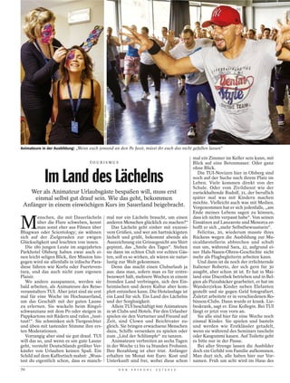 DIRK HOPPE / NETZHAUT / DER SPIEGEL




Animateure in der Ausbildung: „Wenn euch jemand an den Po fasst, müsst ihr euch das nicht gefallen lassen“

                                                                                                                                   mal ein Zimmer im Keller sein kann, mit
                                    TOURISMUS                                                                                      Blick auf eine Betonmauer. Oder ganz


            Im Land des Lächelns
                                                                                                                                   ohne Blick.
                                                                                                                                      Die TUI-Novizen hier in Olsberg sind
                                                                                                                                   noch auf der Suche nach ihrem Platz im
                                                                                                                                   Leben. Viele kommen direkt von der
                                                                                                                                   Schule. Oder vom Zivildienst wie der
   Wer als Animateur Urlaubsgäste bespaßen will, muss erst                                                                         zurückhaltende Rudolf, 21, der beruflich
     einmal selbst gut drauf sein. Wie das geht, bekommen                                                                          später mal was mit Kindern machen
                                                                                                                                   möchte. Vielleicht auch was mit Medien.
 Anfänger in einem einwöchigen Kurs im Sauerland beigebracht.                                                                      Vorgenommen hat er sich jedenfalls, „am
                                                                                                                                   Ende meines Lebens sagen zu können,


M
         enschen, die mit Dauerlächeln                                              mal nur ein Lächeln braucht, um einen          dass ich nichts verpasst habe“. Von seinen
         über die Flure schweben, kennt                                             anderen Menschen glücklich zu machen?“         Einsätzen auf Lanzarote und Menorca er-
         man sonst eher aus Filmen über                                                Das Lächeln geht einher mit exzessi-        hofft er sich „mehr Selbstbewusstsein“.
Bhagwan oder Scientology; sie wähnen                                                vem Grüßen, und wer am hartnäckigsten             Felicitas, 20, wiederum musste ihres
sich auf der Zielgeraden zur ewigen                                                 lächelt und grüßt, bekommt abends als          Rückens wegen die Ausbildung zur Mu-
Glückseligkeit und leuchten von innen.                                              Auszeichnung ein Grinsegesicht ans Shirt       sicaldarstellerin abbrechen und schult
   Die 180 jungen Leute im angejahrten                                              gepinnt, das „Smile des Tages“. Stehen         nun um, während Sara, 22, aufgrund ei-
Parkhotel Olsberg haben zwar auch ei-                                               sie dann im echten Club vor echten Gäs-        ner Hals-Nasen-Ohren-Geschichte nicht
nen leicht seligen Blick, ihre Mission hin-                                         ten, soll es so wirken, als wären sie natur-   mehr als Flugbegleiterin arbeiten kann.
gegen wird sie allenfalls in irdische Para-                                         lustig zur Welt gekommen.                         Und dann ist da noch der irrlichternde
diese führen wie Korfu oder Fuerteven-                                                 Denn das macht einen Cluburlaub ja          Italiener Roberto, der sich gern für 30
tura, und das auch nicht zum eigenen                                                aus: dass man, sofern man es für erstre-       ausgibt, aber schon 36 ist. Er hat in Mai-
Plaisir.                                                                            benswert hält, mehrere Wochen in einem         land eine Discothek betrieben und in Bel-
   Wo andere ausspannen, werden sie                                                 fremden Land verbringen, sich den Ein-         gien als Pizzabäcker gearbeitet, er hat im
bald arbeiten, als Animateure des Reise-                                            heimischen und deren Kultur aber kom-          Wanderzirkus Kinder neben Elefanten
veranstalters TUI. Aber jetzt sind sie erst                                         plett entziehen kann. Die Hotelanlage ist      gestellt und sie gegen Geld fotografiert.
mal für eine Woche im Hochsauerland,                                                ein Land für sich. Ein Land des Lächelns       Zuletzt arbeitete er in verschiedenen Ro-
um das Geschäft mit der guten Laune                                                 und der Sorglosigkeit.                         binson-Clubs. Dann wurde er krank. Lie-
zu erlernen. Sie wackeln beim Ringel-                                                  Allein TUI beschäftigt 600 Animateure       beskrank, sagt er. Eine Kollegin. Bei TUI
schwanztanz mit dem Po oder steigen in                                              in 96 Clubs und Hotels. Für den Urlauber       fängt er jetzt von vorn an.
Pappkartons mit Rädern und rufen „tuut-                                             spielen sie den Vorturner und Freund auf          Sie alle sind hier für eine Woche noch
tuut!“. Sie schminken sich Tiergesichter                                            Zeit, sind Clown und Beichtvater zu-           einmal Kinder. Sie spielen und basteln
und üben mit tastender Stimme ihre ers-                                             gleich. Sie bringen erwachsene Menschen        und werden wie Erstklässler getadelt,
ten Moderationen.                                                                   dazu, Schiffe versenken zu spielen oder        wenn sie während des Seminars tuscheln
   Vorrangig aber sind sie gut drauf. TUI                                           zum „Lied der Schlümpfe“ zu tanzen.            oder Kaugummi kauen. Auf Toilette geht
will das so, und wenn es um gute Laune                                                 Animateure verbreiten an sechs Tagen        es bitte nur in der Pause.
geht, versteht Deutschlands größter Ver-                                            in der Woche 12 bis 14 Stunden Frohsinn.          Bei aller Strenge lassen die Ausbilder
käufer von Urlauben keinen Spaß. Ein                                                Ihre Bezahlung ist eher trist. Anfänger        doch ein Gefühl von Familie aufkommen.
Schild auf dem Kaffeetisch mahnt: „Wuss-                                            erhalten im Monat 600 Euro. Kost und           Man duzt sich, alle haben hier nur Vor-
test du eigentlich schon, dass es manch-                                            Unterkunft sind frei, wobei diese schon        namen. Früh um acht wird im Haus des
70                                                                                        D E R   S P I E G E L   2 5 / 2 0 1 2
 