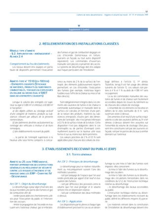 57
Cahiers de notes documentaires - Hygiène et sécurité du travail - N° 177, 4e trimestre 1999
MODÈLE TYPE D'ARRÊTÉ
- § 2. IMPLANTATION - AMÉNAGEMENT -
ALINÉA 2.4
Comportement au feu des bâtiments
Les locaux doivent être équipés en partie
haute de dispositifs permettant l'évacuation
des fumées et gaz de combustion dégagés en
cas d'incendie (lanterneaux en toiture,
ouvrants en façade ou tout autre dispositif
équivalent). Les commandes d'ouverture
manuelle sont placées à proximité des accès.
Le système de désenfumage doit être adapté
aux risques particuliers de l'installation.
왔
Supplément I (suite)
2. RÉGLEMENTATION DES INSTALLATIONS CLASSÉES
3. ÉTABLISSEMENTS RECEVANT DU PUBLIC (ERP)
3.1. TEXTES GÉNÉRAUX
ARRÊTÉ DU 25 JUIN 1980 MODIFIÉ,
PORTANT APPROBATION DES DISPOSITIONS
GÉNÉRALES DU RÈGLEMENT DE SÉCURITÉ
CONTRE LES RISQUES D'INCENDIE ET DE
PANIQUE DANS LES ERP - CHAPITRE IV
- DÉSENFUMAGE
Art. DF 1 - Objet du désenfumage
Le désenfumage a pour objet d'extraire des
locaux incendiés une partie des fumées et gaz
de combustion afin de :
- rendre praticables les cheminements utili-
sés pour l'évacuation du public et l'interven-
tion des secours;
- limiter la propagation de l'incendie en éva-
cuant vers l'extérieur chaleur, gaz et imbrûlés.
Art. DF 2 - Principes de désenfumage
Le désenfumage peut se réaliser naturelle-
ment ou mécaniquement suivant l'une des
méthodes suivantes :
- soit par balayage de l'espace que l'on veut
rendre praticable par apport d'air neuf et éva-
cuation des fumées;
- soit par différence des pressions entre le
volume que l'on veut protéger et le volume
sinistré mis en dépression relative;
- soit par combinaison des deux méthodes
ci-dessus.
Art. DF 3 - Application
Lesdispositionsparticulièresàchaquetype
d'établissement précisent le cas où un désen-
fumage ou une mise à l'abri des fumées sont
imposés; elles concernent :
- la mise à l'abri des fumées ou le désenfu-
mage des escaliers;
- la mise à l'abri des fumées ou le désenfu-
mage des circulations horizontales dans les
conditions du § 5.2 de l'instruction technique
relative au désenfumage;
- le désenfumage des locaux accessibles
au public.
L'instruction technique relative au désen-
fumage dans les établissements recevant du
public définit les différents moyens d'y parve-
nir.
Les matériels entrant dans la constitution
de l'installation de désenfumage doivent être
ARRÊTÉ-TYPE N° 1510 (EX-183TER)
- ENTREPÔTS COUVERTS (STOCKAGE
DE MATIÈRES, PRODUITS OU SUBSTANCES
COMBUSTIBLES, TOXIQUES OU EXPLOSIVES
EN VOLUME AU MOINS ÉGAL À 500T
DANS DES ENTREPÔTS COUVERTS)
Lorsque le volume des entrepôts est supé-
rieur ou égal à 5 000 m3 et inférieur à 50 000 m3
à l'exception :
a) des dépôts utilisés au stockage exclusif
d'une catégorie de matières, produits ou sub-
stances relevant par ailleurs de la présente
nomenclature,
b) des bâtiments destinés exclusivement au
remisage des véhicules à moteur et de leurs
remorques,
c) des établissements recevant du public
..., la partie de l'entrepôt supérieure à la
hauteur utile sous ferme comporte, à concur-
rence au moins de 2 % de la surface de l'en-
trepôt, des éléments judicieusement répartis
permettant, en cas d'incendie, l'évacuation
des fumées (par exemple, matériaux légers
fusiblessousl'effetdelachaleuroumiseàl'air
libre directe).
Sont obligatoirement intégrés dans ces élé-
ments des exutoires de fumée et de chaleur à
commande automatique et manuelle dont la
surface est calculée en fonction, d'une part,
de la nature des produits, matières ou sub-
stances entreposés, d'autre part, des dimen-
sions de l'entrepôt ; elle n'est jamais inférieure
à 0,5 % de la surface totale de la toiture. Cette
disposition n'est pas obligatoire dans le cas
d'entrepôts ou de parties d'entrepôt conti-
nuellement ouverts sur la hauteur utile sous
ferme et sur au moins leur demi-périmètre.
Les valeurs précitées de 2 % et 0,5 % sont
applicables pour chacune des cellules de stoc-
kage définies à l'article 12, 1er alinéa.
Toutefois, lorsqu'il est fait usage des alinéas
suivants de l'article 12, ces valeurs son por-
tées à 4 % et 1 % au-delà de 4 000 m2 sans
recoupement.
La ou les commandes manuelles des exu-
toires de fumée et de chaleur sont facilement
accessibles depuis les issues du bâtiment ou
de chacune des cellules de stockage.
L'ensemble de ces éléments est localisé en
dehors de la zone éventuelle de 8 m sans
ouverture visée ci-dessus.
Desamenéesd'airneufd'unesurfaceéqui-
valente à celle des exutoires définis au 5e et 6e
alinéas ci-dessus doivent être assurées sur
l'ensemble du volume de stockage. Elles peu-
vent être constituées soit par des ouvrants en
façade,soitparlesportesdeslocauxàventiler
donnant sur l'extérieur.
 