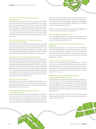 Erste Auswirkungen der Corona-Pandemie auf
die Umsatzerlöse
Im Berichtszeitraum beliefen sich die Umsatzerlöse auf 55,8 Mio. €.
Dies war auf vergleichbarer Basis ein Rückgang um 0,9% gegen-
über der Vorjahresperiode (56,2 Mio. €). Hier wirkten sich seit Mitte
März in unseren ausländischen Märkten verabschiedete gesetz­
liche Maßnahmen zur Abfederung der Auswirkungen der Corona-
virus-Pandemie aus, die u.a. das Aussetzen von Mietverhältnissen
für die von den Schließungen betroffenen Mietern vorsahen. Ohne
diese Maßnahmen hätten wir die Umsatzerlöse des Vorjahres leicht
übertroffen.
Grundstücksbetriebs- und -verwaltungskostenanteil
­entspricht den Erwartungen
Die operativen Centeraufwendungen des Berichtszeitraumes lagen
mit 5,7 Mio. € nahezu auf Vorjahresniveau (5,6 Mio. €). Die operativen
Kosten, die im Wesentlichen Centermanagement-Honorare, Instand-
haltungsaufwendungen, Wertberichtigungen auf Mietforderungen
und nicht umlegbare Nebenkosten umfassen, betrugen 10,3% der
Umsatzerlöse und lagen damit im Bereich unserer Erwartungen.
Sonstige betriebliche Erträge und Aufwendungen
Die sonstigen betrieblichen Erträge, die im Wesentlichen aus der
Auflösung von Rückstellungen, aus Erträgen aus in Vorjahren wert-
berichtigten Mietforderungen sowie aus Nachzahlungen im Rahmen
von Nebenkostenabrechnungen resultierten, betrugen 0,7 Mio. € und
lagen damit deutlich über dem Vorjahr. Die sonstigen betrieblichen
Aufwendungen, bei denen es sich größtenteils um allgemeine ­Kosten
der Verwaltung und Personalkosten handelte, lagen mit 0,9 Mio. €
insbesondere aufgrund einmaliger Finanzierungskosten im Rahmen
der Verlängerung unserer Kreditlinie sowie aufgrund höherer Bera-
tungskosten über der Vorjahresperiode.
EBIT unterhalb des Vorjahres
Das Ergebnis vor Zinsen und Steuern (EBIT) lag mit 48,3 Mio. € unter
dem Vorjahr (49,3 Mio. €), was im Wesentlichen auf den Corona-
bedingten Umsatzrückgang und die höheren sonstigen betrieblichen
Aufwendungen zurückzuführen ist.
Finanzergebnis rückläufig aufgrund einmaliger
Zinserträge im Vorjahr
Das Finanzergebnis (ohne Bewertungsergebnis) verschlechterte
sich von -6,9 Mio. € um -0,6 Mio. € auf jetzt -7,5 Mio. €. Im Vorjahr
beinhaltete das übrige Finanzergebnis eine einmalige Zinserstat-
tung von 2,6 Mio. € für eine Gewerbesteuerrückzahlung. Ohne die-
sen Sondereffekt des Vorjahres konnte sich das Finanzergebnis um
2,0 Mio. €, insbesondere aufgrund der weiteren Senkung des Zin-
saufwands der Konzerngesellschaften um 1,5 Mio. €, verbessern.
Hier wirkten sich neben planmäßiger Tilgungen, die günstigeren
Anschlussfinanzierungen für das Rhein-Neckar-Zentrum Viernheim
und das A10 ­Center Wildau positiv aus.
Das im Finanzergebnis enthaltene at-equity Ergebnis lag dabei mit
7,9 Mio. € nahezu auf Vorjahresniveau (7,6 Mio. €).
EBT (ohne Bewertungsergebnis) sinkt
Das rückläufige EBIT sowie die einmalige Zinserstattung des Vor-
jahres bedingten den Rückgang des EBT (ohne Bewertungsergeb-
nis) von 42,3 Mio. € auf 40,8 Mio. € (-3,7%).
Bewertungsergebnis von Modernisierungsinvestitionen
beeinflusst
Das Bewertungsergebnis von -5,9 Mio. € (i.Vj. -2,5 Mio. €) beinhal-
tet Investitionskosten, die in unseren Bestandsobjekten (einschließ-
lich des at-equity Anteils) angefallen sind und im Wesentlichen
im Zusammenhang mit Investitionen in die Gebäudeinfrastruktur
sowie unseren Investitionsprogrammen „At-your-Service“ und „Mall
Beauti­fication“ standen.
Steuern vom Einkommen und vom Ertrag
Die Steuern vom Einkommen und Ertrag beliefen sich auf -2,2 Mio. €
(i.Vj. Steuerertrag 5,7 Mio. €) und beinhalten im Vorjahr eine Gewer-
besteuerrückzahlung in Höhe von 7,1 Mio. €. Die latenten Steuern,
die im Wesentlichen aus der planmäßigen Abschreibung der Steuer­
bilanzwerte unseres Immobilienvermögen resultierten, betrugen
4,7 Mio. € (i.Vj. 6,1 Mio. €).
EPRA Earnings und Konzernergebnis aufgrund
Sondereffekte im Vorjahr rückläufig
Die EPRA Earnings, welche das Bewertungsergebnis ausklammern,
waren im Vorjahr von der Gewerbesteuererstattung einschließ-
lich der aufgelaufenen Zinserträge und unter Berücksichtigung
der hierauf entfallenden Steuern maßgeblich in Höhe von 8,9 Mio. €
positiv beeinflusst worden. Ohne diesen Einmaleffekt im Vorjahr
lägen die EPRA Earnings mit 38,5 Mio. € bzw. mit 0,62€ je Aktie auf
Vorjahresniveau.
Das Konzernergebnis lag mit 28,0 Mio. € um 11,4 Mio. € unterhalb der
Vergleichsperiode (39,4 Mio. €) und das Ergebnis je Aktie reduzierte
sich von 0,64€ auf 0,45€.
Deutsche EuroShop / 3M 2020
3M 2020 / Quartalsmitteilung zum 31. März 2020
3
 